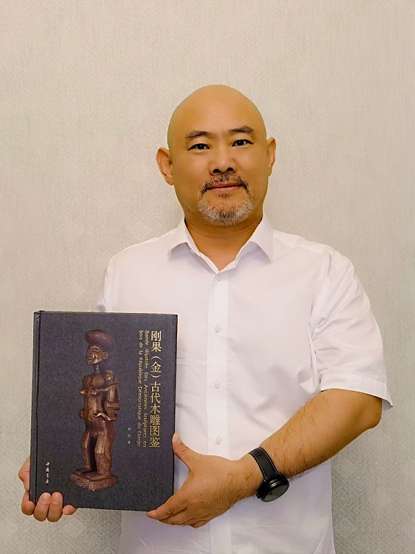 刚果(金)的雕刻艺术品根植于广袤的土地上，用其特有的艺术形式传播着人类对世界的感知、教化以及赖以生活的知识，技术和手段。这些木雕艺术品，记录着千百年来刚果(金)的历史变迁与文化传统，用最朴实的艺术语言触及人类最深的灵魂。本书为我们研究非洲文化，尤其是研究刚果古代木雕艺术提供图形学意义上的详实资料和图片。