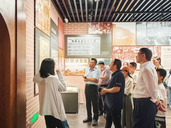 基金会党支部与清华大学教育基金会党支部开展主题党日联学联建活动