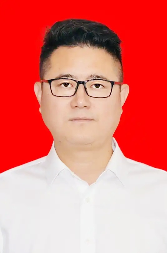 李仁莹，男，汉族，民建会员，1982年7月出生于甘肃省陇南市。现任阿塞拜疆国立石油工业大学校长助理，阿塞拜疆国立经济大学一带一路研究中心主任，中国西部研究与发展促进会副秘书长