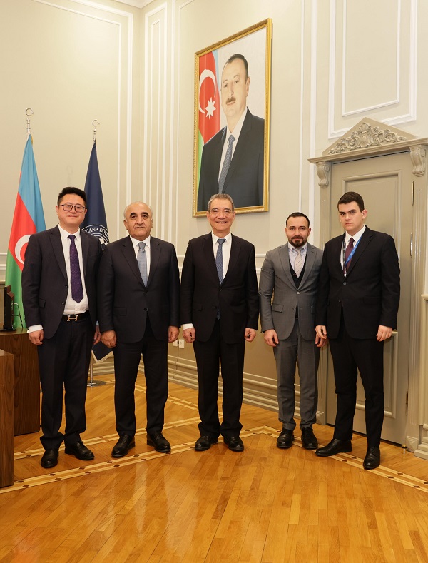 “一带一路”科学技术协会副秘书长李仁莹与《一带一路研究》联合主编、阿塞拜疆国立经济大学校长阿达拉特·穆拉多夫在巴库会见林毅夫教授  一带一路  一带一路研究  阿塞拜疆   林毅夫  文明互鉴  全球论坛