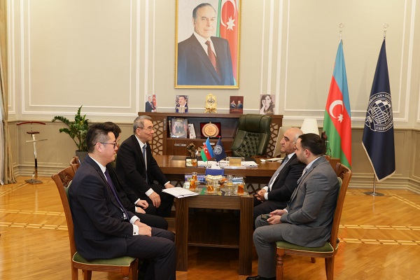 “一带一路”科学技术协会副秘书长李仁莹与《一带一路研究》联合主编、阿塞拜疆国立经济大学校长阿达拉特·穆拉多夫在巴库会见林毅夫教授  一带一路  一带一路研究  阿塞拜疆   林毅夫  文明互鉴  全球论坛