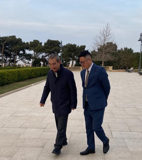 “一带一路”科学技术协会副秘书长李仁莹与《一带一路研究》联合主编、阿塞拜疆国立经济大学校长阿达拉特·穆拉多夫在巴库会见林毅夫教授  一带一路  一带一路研究  阿塞拜疆   林毅夫  文明互鉴  全球论坛