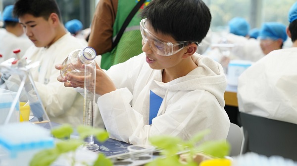 《合成生物学走进中学课堂，合肥“发光生物”研学课程受热捧》  一带一路  丝路文旅  神笔生物  研学课堂  合成生物学