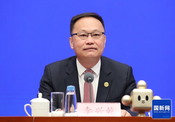  新闻发布会现场（刘健 摄）国务院新闻办新闻局副局长、新闻发言人&nbsp;贾惠丽:女士们、先生们，大家上午好！欢迎出席国务院新闻办新闻发布会。第四届中国国际供应链促进博览会将于6月22日至26日在北京举办。今天我们邀请到中国贸促会副会长李兴乾先生、副会长刘健男先生，请他们为大家介绍有关情况，并回答大家关心的问题。出席今天发布会的还有中国贸促会办公室主任杨宓先生。下面首先请李兴乾先生作介绍。李兴乾（徐想 摄）中国贸促会副会长 李兴乾：谢谢主持人。各位媒体朋友，非常高兴出席今天的新闻发布会。首先我谨代表中国贸促会，对社会各界和媒体朋友长期以来对中国贸促事业的关心支持表示衷心感谢！下面，我简要介绍第四届链博会有关情况。　　链博会于2023年创办，是贯彻落实习近平主席关于维护全球产供链稳定畅通重要倡议的实际行动，是全球首个以供应链合作为主题的国家级展会。经过前三届的精心培育，已经成为全球瞩目的国际经贸盛会和全球共享的国际公共产品。　　“十五五”规划纲要对建设现代化产业体系、促进国际产业与投资合作作出了重要部署。办好第四届链博会，是贯彻落实“十五五”规划纲要，推动高质量发展、扩大高水平对外开放的重要举措。　　第四届链博会将于6月22日至26日在北京中国国际展览中心顺义馆举办，由中国贸促会作为主办单位，中国国际展览中心集团有限公司是承办单位，主题是“链接世界，共创未来”。联合国贸易和发展会议、联合国国际贸易法委员会、世界知识产权组织、国际贸易中心、国际商会等5家国际组织继续担任支持单位。澳大利亚将担任第四届链博会主宾国，这是其首次以官方国家级身份正式参与链博会。本届链博会首次设立外国主宾省，分别由法国奥弗涅-罗讷-阿尔卑斯大区、意大利利古里亚大区担任。国内的主宾省有两个，分别是安徽省和海南省。　　6月22日上午举办第四届链博会开幕式，拟邀请中国国家领导人、外国政要、国际组织和跨国公司负责人出席。汇集全球工商界意见，我们将共同发布第四届链博会北京倡议。　　本届链博会设置“6链1展区”，分别是数智科技链、先进制造链、绿色农业链、健康生活链、智能汽车链、清洁能源链和一个供应链服务展区。截至目前，已有676家中外链主企业、专精特新企业和行业机构确认参展，来自85个国家、地区和国际组织。外资参展商比例达到36.5%，世界500强及行业龙头企业参展的占比超过65%。连同参展商带来的产供链上下游合作伙伴，实际参展商有望超过1200家。截至目前，确定组团来华观展洽谈的境外团组已超过150个，预计团组数量和规格都会超过上届。　　展期将举办60多场工商交流活动，发布2026版《全球供应链促进报告》和全球供应链韧性指数矩阵等最新的研究成果。　　第四届链博会进入倒计时30天。各项筹备工作正紧锣密鼓、扎实有序推进。欢迎中外各界新老朋友到链博会参观交流。本届展期22日下午至24日面向专业观众开放，25日至26日面向社会公众开放，目前专业观众、采购商、媒体记者和公众注册系统已经开放。所有注册观众均可免费入场。欢迎大家通过“中国贸促”微信公众号以及链博会官网、微信公众号等渠道提前注册，我们将竭诚做好服务。谢谢。贾惠丽邀请记者提问（栾海军 摄）贾惠丽： 　 &nbsp;&nbsp;感谢李会长的介绍。现在请大家提问，提问前请通报所在的新闻机构。  &nbsp; &nbsp;上游新闻记者提问（刘健 摄）Q1&nbsp;上游新闻&nbsp;记者&nbsp;作为“十五五”开局之年的重要国家级展会，本届链博会在服务国家战略、推动现代化产业体系建设方面，有哪些具体设计和安排？谢谢。李兴乾：谢谢您的提问，这个问题我来回答。贯彻“十五五”战略部署，展示“十五五”时期现代产业成长结构，是第四届链博会展陈设计的主线。关键词是融合化。有三个具体体现：　　第一，促进科技创新与产业创新深度融合。本届链博会展示传统产业提质升级新成果，更关注新兴产业和未来产业最新实践。今年先进制造链将专门设置低空经济产业链专区，将近30家行业领军企业联袂呈现从前沿技术、创新成果到发展趋势的全链条生态。创新链专区会进一步优化提升，将促进更多科技创新成果走出“实验室”，链接国内国外“大市场”。展期还将举办内地与香港创科合作的交流活动，推动香港与内地创新链高效协同。　　第二，促进先进制造业与现代服务业深度融合。本届链博会集中展现物流配送、金融支持、法律咨询等服务环节与生产制造有机融合的应用场景。全球物流业的领军企业将联动中国金融企业，展示智慧物流与现代运输、金融保险等专业服务创新协同案例。围绕促进贸易投资一体化发展，展期将邀请“投资机构进链博”。组织商事调解国际对话会以及商法培训咨询等活动，支持金融、商法服务赋能贸易创新和产业创新。　　第三是促进实体经济与数字经济深度融合。人工智能物理应用的新产业时代，正在加速到来。除数智科技链设置人工智能专区外，本届链博会各展区都将深度呈现人工智能赋能千行百业的生动实践。先进制造链将展现AI助力新型工业化的现实场景；绿色农业链将展现AI从田园到餐桌的深度应用；健康生活链将展示AI赋能精准医疗、药物创新和生活质量提升的最新成果；智能汽车链将展示AI在汽车研发、制造、生态协同等方面的创新应用；清洁能源链将呈现AI如何改变能源生产、调度和交易方式的实践；供应链服务展区将展现AI让跨境贸易、物流、金融从人力驱动转向智能调度的新路径。　　链博会是全球产供链网络的链接平台。对有志于创新与国际合作的中外企业来说，链博会是找朋友、找伙伴、找应用场景、找解决方案的资源富矿，不容错过。谢谢。中国财经报记者提问（刘健 摄）Q2&nbsp;中国财经报&nbsp;记者&nbsp;去年链博会设立的创新链很受关注，今年将继续提质升级，请问本届有哪些新变化值得期待？谢谢。刘健男（徐想 摄）中国贸促会副会长 刘健男：感谢您的提问，这个问题我来回答。去年链博会创新设置创新链专区，以“制度、载体、服务”为支点，打通知识产权确权、技术孵化到产业化落地全流程，就是要助力科技创新和产业创新深度融合，让实验室里的“金点子”变成产业发展的“金钥匙”。　　习近平总书记在今年全国两会参加江苏代表团审议时指出：“在促进创新链产业链资金链人才链深度融合、推动科技成果高效转化应用上探索新途径”。我们以此作为今年创新链专区的根本遵循，重点从去年的创新链、产业链“双链贯通”，升级为创新链、产业链、资金链、人才链“四链融合”。即以“政策、平台、协同”为切入点，集聚相关国际组织、政府部门、科研院所、科技平台、重点企业等15家主体，合力打造创新、产业、资本、人才同频共振的交流合作平台。此外，我们还将继续举办创新链专区活动，并首次发布创新链专区年度报告。　　中国贸促会拥有一支具有深厚历史底蕴、权威国际公信力和过硬专业素养的商事法律服务队伍。我们将充分发挥在商事仲裁调解、知识产权、经贸摩擦应对等领域的专业优势，联合多家专业机构，共同设立知识产权和法律服务工作站，在链博会现场为各类中外企业提供全流程、专业化的法律咨询服务，以高质量商事法律服务护航四链深度融合，促进新质生产力发展。　　“十五五”规划纲要提出，“加快涉外法治体系和能力建设，健全国际商事调解、仲裁、诉讼等机制。”我们将进一步做优做强商事法律服务，努力将链博会打造成为涉外法治工作的试验田和服务站。谢谢。极目新闻记者提问（刘健 摄） Q3&nbsp;极目新闻&nbsp;记者&nbsp;前三届链博会成果丰硕，参展企业达成了一大批合作协议及意向签约，能否介绍一下具体情况。对本届链博会的经贸合作成效，有哪些预期和展望？谢谢。杨宓（徐想 摄）中国贸促会办公室主任 &nbsp;杨宓：谢谢您的提问，这个问题我来回答。在去年国新办发布会上，我们曾经说链博会不追求成交额，更注重的是链接度。第三届链博会打造了链博会“找朋友”模式的3.0版本，近期我们也对历届重点参展商进行了调研回访，大多数展商都反映品牌影响力的提升、供应链朋友圈的扩大，收获了订单、合作协议、合作意向或者项目线索；超过半数的展商有效对接了供应链上下游的伙伴和相关政府部门等。　　虽然目前第四届链博会还没有开幕，但链博会“找朋友”的模式已经上升到4.0版本。至于4.0和3.0有什么区别？我总结为线上线下、国内国外、展前展后。　　线上线下是指线上AI赋能。依托我们自主研发的“飞展”数字展览平台，全面升级数字化供需对接功能，实现在线全年常态化对接。为展商、专业观众、采购商进行在线供需匹配，近两个月已经形成8892条匹配结果。　　线下彼此奔赴。去年的第三届链博会上我们成立了参展商联盟，并设立“6链1展区”专业委员会，首批207家成员企业覆盖行业链主以及专精特新、小巨人、隐形冠军等各类型企业。通过组织产业上下游交流、跨界交流、地方交流以及中外交流等各种活动，帮助企业找到供应链上的最佳合作伙伴。比如今年3月，在杭州举办了链博会浙江推介会暨机器人产业对接会，高通、英特尔、特斯拉等37家全球链主企业与100多家浙江本地企业洽谈合作，就取得了非常好的效果。　　国内国外是指：我们在各地方、各部门以及各驻外使领馆大力支持帮助下，依托全国贸促系统的广泛网络优势，在30个国家和地区以及国内相关省市举办了66场路演推介活动，并借助中国贸促会组织的多双边高层级活动和企业“千团出海”，积极宣介和推广链博会。这些活动规格高、内容实，很多外国领导人或者政商高级别代表出席，帮助企业高效对接了长期闻名未能见面的合作伙伴。　　展前展后大家就都很熟悉了，链博会不是买卖商品，企业间要想结成供应链上的长期合作伙伴，在短短5天的展期时间内远远不够。所以我们把工作重点拓展到了展前展后，推动供应商和专业观众从单纯的采购合作，转向产供链协同和长期的互利合作投资。今年我们还提前和各个地方进行对接，引导参展参会的境外团组赴地方进行深度考察交流，从链博会走向中国大江南北的广阔开放热土，让链博会永不落幕。　　谢谢您的提问。中央广播电视总台央视记者提问（刘健 摄） Q4中央广播电视总台央视&nbsp;记者&nbsp;我们知道链博会已经成功举办三届了，作为全球首个以供应链合作为主题的国家级展会，我们很想知道，在前三届成功的经验和积累之上，今年最大的创新和亮点是什么？谢谢。李兴乾：谢谢提问，我来回答您的问题。创新是链博会第一原则。第四届链博会可以观察到三个创新亮点。　　一是看到新趋势。本届链博会将聚焦加快培育发展新质生产力，实景展示中国现代化产业体系建设的历史性成就和发展方向，会实物化地展示产供链国际合作最新成果和未来趋势，为中国企业出海和外资企业深耕中国提供双向交流合作平台。　　二是体察新动能。本届链博会将“数字科技链”升级为“数智科技链”，首次设立了人工智能专区，去年创立的创新链专区也做了优化提质。今年是APEC“中国年”，本届链博会开幕前夕将举办2026年APEC工商领导人中国论坛。今年是海南自贸港封关运行的第一年，海南省作为链博会的主宾省，将突出现代服务业补链延链与制度创新，展示自贸港供应链国际合作机遇。雄安新区将首次独立参展，重点展示自主创新能力以及人工智能、空天科技等高端高新产业生态。展期发布的首发首展首秀有望超过160项。“链博首发站”将举办超过30场次的重磅首发活动。各参展企业会集中展示一批新产品、新技术、新服务、新场景，是值得关注的。　　三是结交新朋友。本届链博会参展国别和地区数量比上届有了进一步增长，来自芬兰、奥地利、哈萨克斯坦等13个国家的企业，来自联合国儿童基金会、联合国全球契约组织、国际许可贸易工作者协会等机构的代表都是首次参展。会有115家中外企业作为连续四届参展的“全勤生”，继续参展。我们不忘老朋友，拥抱新朋友。多家具有全球影响力的跨国链主企业首次亮相链博会，值得期待。谢谢大家。大象新闻记者提问（刘健 摄） Q5大象新闻&nbsp;记者&nbsp;今年是APEC“中国年”，据了解本届链博会开幕前夕将举办2026年APEC工商领导人中国论坛，请问论坛将聚焦哪些议题？请介绍一下论坛相关情况？谢谢。杨宓:谢谢您的提问，这个问题还是我来回答。今年是中国第三次，也是时隔12年再次担任APEC的东道主，中国贸促会具体负责组织APEC的工商系列活动，履行APEC工商咨询理事会（ABAC）中国秘书处的职责。6月21日，也就是链博会开幕前一天，APEC工商领导人中国论坛将在京举办，这是APEC“中国年”工商领域的一项标志性活动。论坛以开放、互通、协同：“链接亚太、共创未来”为主题，将设置开幕式和3场专题研讨，邀请ABAC代表、APEC国际秘书处负责人、中国政府部门代表以及世界500强跨国企业的负责人等亚太政商界重量级的嘉宾与会，分别围绕“深化区域经济一体化”“互联互通”“数字创新”3项亚太区域热点议题进行深入研讨，并对前不久在墨西哥召开的2026年ABAC第二次会议上成功通过的《ABAC关于支持亚太自贸区的声明》和《ABAC关于支持互联互通的声明》等相关重要成果进行一次中期盘点，为最终向APEC领导人非正式会议提交一份高质量的工商界政策建议进行充分动员和准备。　　我想强调的是，上述成果文件是21个APEC经济体代表协商一致通过的。今年恰逢APEC领导人提出亚太自由贸易区愿景20周年，在这一重要时间节点，亚太工商界发布持续推进亚太自贸区建设的联合声明，并呼吁在2014年北京会议成果的基础上，制定升级版的《APEC互联互通蓝图》，也充分反映了亚太工商界在维护产供链稳定畅通、推动普惠包容的经济全球化等方面的共同心声。　　APEC“中国年”秉持APEC一贯理念，以“建设亚太共同体，促进共同繁荣”为主题，对于链博会以链为名的核心理念高度契合、相互呼应。在本届链博会上，澳大利亚担任主宾国，APEC经济体企业、机构占外资参展商比例预计将达到40%，实现“6链1展区”的全覆盖。另外，我们还将组织中国论坛的参会嘉宾与链博会参展企业机构进行深入互动交流，让两场活动珠联璧合，产生“1+1>2”的超级效能。　　我相信，APEC工商领导人中国论坛必将为APEC“中国年”留下鲜明的中国印记。而APEC“中国年”与链博会的美妙相遇，也一定会碰撞出精彩难忘的火花。　　谢谢。羊城晚报记者提问（刘健 摄）Q6 羊城晚报&nbsp;记者本届链博会首次设立人工智能专区，将呈现从数据、算力到应用的全链条生态，请问有哪些AI龙头企业确认参展？观众在这个专区将看到或者体验到哪些“黑科技”或者哪些首发首秀的新产品？谢谢。李兴乾：谢谢关注人工智能专区。人工智能技术应用正在深刻地改变世界。第四届链博会将“数字科技链”升级为“数智科技链”，是顺应经济发展与科技进步规律的主动作为。　　本届链博会与全球知名的半导体公司共同策划，首次设立人工智能专区，是按照从数据与感知，到算力与算法，再到应用与解决方案的产业演进路径进行的系统化设计。展陈目标是全链条展现人工智能从数据采集、智能计算到场景落地的完整生态。专区集聚了英伟达、英特尔、高通、阿里巴巴等中外人工智能领域的领军企业，本身就是一场人工智能的“华山论剑”。　　本届链博会上，数字化、智能化应用将会无处不在，会覆盖展览展示、研讨交流、产业合作、智库成果以及服务保障的各环节。主宾省安徽省将以“人工智能+制造”为重点，展示智能网联汽车、新一代信息技术等硬核成果。以杭州“六小龙”为代表的浙江企业将携前沿成果亮相链博会。湖北将组织20多家高新技术企业专题展示具身智能产业链条。江苏等地方也将举办具身智能机器人产业推介对接活动。　　大家将有机会在链博会的展馆内体验到机器人志愿者、AI智能的导览员，智能机器人会成为相关活动的联合主持人。第四届链博会是数智链博会元年，可以更清晰地看见未来，体验未来。谢谢。凤凰卫视记者提问（刘健 摄） Q7 凤凰卫视&nbsp;记者刚才提到本届链博会工商交流活动多达60多场，能否介绍一下具体有哪些？对于中外企业开展产供链合作有什么样的帮助？谢谢。刘健男:谢谢您的提问，这个问题我来回答。链博会既要展链条、展生态、展场景，也要论思想、论技术、论未来。本届链博会期间，我们围绕产供链国际合作，同期将举办60多场形式多样、内容丰富的工商交流活动，亚欧基金、国际许可贸易工作者协会、国际标准化组织等国际组织负责人、多家世界500强及行业领军企业高管将应邀出席。活动安排，至少有以下四个特点：　　一是更有看点。在去年链博会上，黄仁勋和阿里研究院王坚院士的炉边对话备受瞩目，在这儿我可以向大家透露一下，今年链博会上还将有重要级嘉宾出席炉边对话，敬请大家期待。去年的“主宾国遇见主宾省”活动取得成功，今年中国主宾省海南将与外国主宾省意大利的利古里亚大区合作举办推介交流活动。本届链博会48%的外资参展商来自共建“一带一路”国家，我们将在展期举办“一带一路”贸易投资论坛、陆海新通道国际工商会合作圆桌会。此外，还将举办“链博之夜”参展企业交流会、参展商联盟工作会、金砖国家女性领导力论坛等各类交流活动。　　二是更趋前沿。供应链是一个全球的热词，本次同期举办的工商交流活动都紧扣产供链的韧性与合作。“6链1展区”继续举办主题活动，围绕相关领域热点话题，邀请全球政商学各界人士围绕行业新前景、新技术、新趋势开展研讨。同期还将围绕具身智能、智慧城市、物联网、电力碳足迹因子等前沿问题举办交流活动。我们一边看最棒的展，一边聊最热的事，一定会碰撞出不一样的火花。　　三是更多形式。将有来自13个国家和地区的政府机构、商协会、企业代表举行形式多样的国别推介会、政策解读会和行业对接会，既有多边和区域的APEC、中国东盟等主题活动，也有中国与澳大利亚、韩国、马来西亚等双边经贸活动。还有中外知名投资机构与产业领军企业的跨界交流，进一步促进资源在产供链纵向横向的高效流动与深度融合。　　四是更实成果。本届链博会将发布2026版《全球供应链促进报告》、全球供应链韧性指数矩阵等一批重磅研究成果，用量化数据揭示在地缘政治冲突、对等关税等对世界经济的冲击下，全球供应链韧性水平走势如何。　　更多内容，欢迎大家到链博会来亲身感受。谢谢。21世纪经济报道记者提问（刘健 摄）Q8 21世纪经济报道&nbsp;记者当前全球产业链供应链正在发生深刻调整，各方都在关注如何加强协作、共促稳定。除了办好链博会，中国贸促会围绕产业链供应链国际合作还开展了哪些工作？谢谢。李兴乾:感谢您的提问。链博会是中国的，也是世界的。国际标准化组织已经把“与供应链中的潜在商业伙伴建立联系和合作”写入了“展览”这个概念的全球术语定义。这是由链博会首创的全新的展览模式，它也标志着链博会的创新理念和功能模式，已经从中国实践上升为全球标准。中国贸促会促进产供链的国际合作，链博会是得力抓手，带动全国贸促系统各主要业务板块协同增效，正在实现贸易促进、投资促进、产业促进的“三促融合”。在贸易促进方面，全国贸促系统持续实施“千团出海”行动，去年共组织了2144个团组赴92个国家和地区考察洽谈。今年前五个月，中国贸促会已组织100批次团组出国访问，与外国国家元首及政要对话交流，帮助企业达成一系列合作成果。今年前4个月，我们履行出国经贸展览管理和服务的职责，支持46家组展单位、9700多家参展企业到39个国家（地区）开展了376个经贸展览项目，推介了中国制造和中国品牌。在双向投资方面，今年以来贸促会在境内外会见跨国公司领导人70多批次，依托服务外资企业工作专班，推动解决了一批外资企业在华经营发展的合理诉求，我们举办外资企业“地方行”、组织中外政企篮球邀请赛等品牌活动，推动中外企业主体多层面开展交流合作。同时，我们用好服务企业境外投资专项工作机制，参与海外综合服务体系建设，在“贸企通”服务平台开通了企业出海服务专区，促进产业链供应链合理有序跨境布局。在商事法律服务方面，落实新发布的仲裁法、商事调解条例等法律法规，发挥贸促领域的专业优势，为中外企业加强产供链合作保驾护航。今年以来，贸促会的相关单位办理专利、商标新申请1.8万件，其中为外国企业办理在华专利、商标新申请9600多件，同比增长8.2%。我们持续开展“合规强链”行动，为320家企业提供了合规辅导服务。在参与全球经济治理方面，组织我国工商界深度参与APEC、G20、金砖等多边机制下的工商界活动，深化与联合国有关机构、国际商会等重要国际组织的交流合作，广泛凝聚产供链合作共识，提出更多的中国主张、中国倡议，当好工商界参与国际经贸规则制定的利益代言人。谢谢。闪电新闻记者提问（刘健 摄）Q9 闪电新闻 记者第四届链博会备受关注，参展企业和观众数量非常众多，请问主办方将采取哪些举措来服务保障好参展企业和观众，让大家有更良好的参展观展体验？谢谢。 杨宓:谢谢您的提问，这个问题我来回答。本届链博会的展商、境外团组数量和中外媒体关注度都有很大提升，对我们服务保障工作也提出了更高要求。在此，我代表主办方向大家承诺，我们一定会全力以赴以最高标准、最严要求、最实举措让大家乘兴而来、满载而归。　　首先，链博会得到了各相关政府部门的大力支持。如国家市场监管总局连续四年为链博会提供政策保障，北京海关公布了支持第四届链博会的14项便利措施，并切实回应了展商诉求，出台了新的针对性支持政策。共青团北京市委员会、北京市志愿服务联合会今年将继续组织多所在京高校志愿者为中外展商、观众提供多语种服务，他们始终是链博会最青春洋溢的一道风景线。作为主办方，我们多措并举：　　以多元供给传递温度。馆内设立28个常设餐饮区，提供5000个就餐位，中央厨房日供餐能力高达3万份。同时我们也引入了国内外知名的连锁餐饮品牌，增设了特色餐车、轻食啤酒餐吧等个性化服务；甄选20家推荐酒店并全天候提供咨询和预订服务；从开幕前两天起在首都和大兴机场设置多个接待服务台，在展期设置通勤班车。　　以文化体验拓展交流。我们将为远道而来的境外代表团量身打造北京特色参观路线，提升海外嘉宾参会体验。我们的吉祥物链氪文创产品也实现了AI升级，搭载了专属语音交互大模型，可以进行多语种交流。我们还将推出磁悬浮链氪、链氪盲盒等多种限量新产品，非常值得期待。　　以严密保障确保安全。针对夏季办展，我们加强了食品安全管理，升级改造了空调系统，在展会现场设立了医疗急救点，与周边医院等建立了绿色通道，升级了安检流程、配备了现场秩序维护人员，也配齐配强消防装备器材等，确保大家进出顺畅、安心参展。我看到在座很多新闻媒体记者都是链博会的老朋友，我想告诉大家，我们新闻中心精心设计了功能分区，对网络、餐饮等软硬件配套设施进行了优化升级，届时将为大家提供全方位、高品质的服务保障，也热切期待大家的光临。　　最后也特别要说一下，我们在服务保障中也贯彻链博会绿色化办展理念，在参展、搭建、出行、餐饮、物流等各个方面各个环节使用环保可重复利用材料，并连续两年实现了场馆及配套设施的100%使用绿色电力，我们将不遗余力持续打造绿色链博、零碳链博。谢谢您的提问。贾惠丽:　　感谢，时间关系最后一个问题，请大家抓紧提问。香港大公文汇传媒集团记者提问（刘健 摄）Q10 香港大公文汇传媒集团 记者 上周中美元首刚刚在北京成功会晤，从贸促会的观察来看，中美工商界如何看待未来中美经贸关系的发展走向。在链博会这个平台上，中美合作有哪些体现？谢谢。刘健男:谢谢您的提问，这个问题我来回答。中美元首会晤全球瞩目，两国元首就事关两国和世界的重大问题深入交换意见，达成一系列的新共识。两国元首同意将构建“中美建设性战略稳定关系”作为中美关系的新定位，为中美关系提供战略指引。我们都知道，无论是做贸易还是投资，企业最在意的正是稳定性、确定性和可预期性。近期，多位随同特朗普总统访华的美国企业主要负责人到访了中国贸促会或者与我们进行了联系，他们都积极评价两国关系的新定位，看好中国经济及中美工商合作未来的发展。　　链博会是中美工商界开展务实合作的重要平台。从首届到今年的第四届，美国参展企业和机构数量始终位列链博会外资参展商的榜首。这次随访的多家世界500强美国企业都是链博会的“全勤生”或者“老朋友”。美国佛罗里达州、新墨西哥州、犹他州等多地政府部门、商协会还将组团专程来华观展，美国大豆出口协会等机构将举办专题推介活动。中美关系希望在人民，基础在民间，未来在青年，活力在地方。在当前纷繁复杂的国际经贸形势下，对于全球工商界，链字值千金！　　习近平主席强调，让2026年成为中美关系继往开来的历史性、标志性年份。中国贸促会以链博会为契机，多措并举贯彻落实两国元首会晤重要共识，为两国工商界交流合作穿针引线、铺路搭桥。今年以来，我们已在中美企业合作对接项目（CMP）项下，与美方先后共同举办了中美轨道交通行业交流会、CMP20周年活动暨篮球友谊赛等，6月还将在重庆开展通用航空主题交流，惠及更多中美的中小企业。　　党的二十届三中、四中全会以后，中国贸促会都在第一时间组织高规格中国企业家代表团成功访美。今年以来，陕西、山东、湖南、北京、贵州等多地贸促会先后组团赴美开展经贸交流。近期，许多中国企业也向我们表达了访美意愿，我们也在筹备适时组织中国企业赴美交流，立足中美关系新定位，促进两国工商界深化务实合作。　　两国元首一致同意相互支持，办好今年亚太经合组织领导人非正式会议和二十国集团峰会。作为APEC工商系列活动的主办方和中方参与二十国集团工商界活动的牵头单位，中国贸促会将全力办好APEC工商领导人峰会等活动，同包括美国工商界在内的各方一道，凝聚互利共赢共识，为全球经济治理贡献力量。谢谢。     贾惠丽: 今天的发布会就到这里，感谢各位发布人，感谢媒体朋友的参与，大家再见！