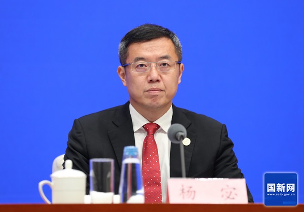  新闻发布会现场（刘健 摄）国务院新闻办新闻局副局长、新闻发言人&nbsp;贾惠丽:女士们、先生们，大家上午好！欢迎出席国务院新闻办新闻发布会。第四届中国国际供应链促进博览会将于6月22日至26日在北京举办。今天我们邀请到中国贸促会副会长李兴乾先生、副会长刘健男先生，请他们为大家介绍有关情况，并回答大家关心的问题。出席今天发布会的还有中国贸促会办公室主任杨宓先生。下面首先请李兴乾先生作介绍。李兴乾（徐想 摄）中国贸促会副会长 李兴乾：谢谢主持人。各位媒体朋友，非常高兴出席今天的新闻发布会。首先我谨代表中国贸促会，对社会各界和媒体朋友长期以来对中国贸促事业的关心支持表示衷心感谢！下面，我简要介绍第四届链博会有关情况。　　链博会于2023年创办，是贯彻落实习近平主席关于维护全球产供链稳定畅通重要倡议的实际行动，是全球首个以供应链合作为主题的国家级展会。经过前三届的精心培育，已经成为全球瞩目的国际经贸盛会和全球共享的国际公共产品。　　“十五五”规划纲要对建设现代化产业体系、促进国际产业与投资合作作出了重要部署。办好第四届链博会，是贯彻落实“十五五”规划纲要，推动高质量发展、扩大高水平对外开放的重要举措。　　第四届链博会将于6月22日至26日在北京中国国际展览中心顺义馆举办，由中国贸促会作为主办单位，中国国际展览中心集团有限公司是承办单位，主题是“链接世界，共创未来”。联合国贸易和发展会议、联合国国际贸易法委员会、世界知识产权组织、国际贸易中心、国际商会等5家国际组织继续担任支持单位。澳大利亚将担任第四届链博会主宾国，这是其首次以官方国家级身份正式参与链博会。本届链博会首次设立外国主宾省，分别由法国奥弗涅-罗讷-阿尔卑斯大区、意大利利古里亚大区担任。国内的主宾省有两个，分别是安徽省和海南省。　　6月22日上午举办第四届链博会开幕式，拟邀请中国国家领导人、外国政要、国际组织和跨国公司负责人出席。汇集全球工商界意见，我们将共同发布第四届链博会北京倡议。　　本届链博会设置“6链1展区”，分别是数智科技链、先进制造链、绿色农业链、健康生活链、智能汽车链、清洁能源链和一个供应链服务展区。截至目前，已有676家中外链主企业、专精特新企业和行业机构确认参展，来自85个国家、地区和国际组织。外资参展商比例达到36.5%，世界500强及行业龙头企业参展的占比超过65%。连同参展商带来的产供链上下游合作伙伴，实际参展商有望超过1200家。截至目前，确定组团来华观展洽谈的境外团组已超过150个，预计团组数量和规格都会超过上届。　　展期将举办60多场工商交流活动，发布2026版《全球供应链促进报告》和全球供应链韧性指数矩阵等最新的研究成果。　　第四届链博会进入倒计时30天。各项筹备工作正紧锣密鼓、扎实有序推进。欢迎中外各界新老朋友到链博会参观交流。本届展期22日下午至24日面向专业观众开放，25日至26日面向社会公众开放，目前专业观众、采购商、媒体记者和公众注册系统已经开放。所有注册观众均可免费入场。欢迎大家通过“中国贸促”微信公众号以及链博会官网、微信公众号等渠道提前注册，我们将竭诚做好服务。谢谢。贾惠丽邀请记者提问（栾海军 摄）贾惠丽： 　 &nbsp;&nbsp;感谢李会长的介绍。现在请大家提问，提问前请通报所在的新闻机构。  &nbsp; &nbsp;上游新闻记者提问（刘健 摄）Q1&nbsp;上游新闻&nbsp;记者&nbsp;作为“十五五”开局之年的重要国家级展会，本届链博会在服务国家战略、推动现代化产业体系建设方面，有哪些具体设计和安排？谢谢。李兴乾：谢谢您的提问，这个问题我来回答。贯彻“十五五”战略部署，展示“十五五”时期现代产业成长结构，是第四届链博会展陈设计的主线。关键词是融合化。有三个具体体现：　　第一，促进科技创新与产业创新深度融合。本届链博会展示传统产业提质升级新成果，更关注新兴产业和未来产业最新实践。今年先进制造链将专门设置低空经济产业链专区，将近30家行业领军企业联袂呈现从前沿技术、创新成果到发展趋势的全链条生态。创新链专区会进一步优化提升，将促进更多科技创新成果走出“实验室”，链接国内国外“大市场”。展期还将举办内地与香港创科合作的交流活动，推动香港与内地创新链高效协同。　　第二，促进先进制造业与现代服务业深度融合。本届链博会集中展现物流配送、金融支持、法律咨询等服务环节与生产制造有机融合的应用场景。全球物流业的领军企业将联动中国金融企业，展示智慧物流与现代运输、金融保险等专业服务创新协同案例。围绕促进贸易投资一体化发展，展期将邀请“投资机构进链博”。组织商事调解国际对话会以及商法培训咨询等活动，支持金融、商法服务赋能贸易创新和产业创新。　　第三是促进实体经济与数字经济深度融合。人工智能物理应用的新产业时代，正在加速到来。除数智科技链设置人工智能专区外，本届链博会各展区都将深度呈现人工智能赋能千行百业的生动实践。先进制造链将展现AI助力新型工业化的现实场景；绿色农业链将展现AI从田园到餐桌的深度应用；健康生活链将展示AI赋能精准医疗、药物创新和生活质量提升的最新成果；智能汽车链将展示AI在汽车研发、制造、生态协同等方面的创新应用；清洁能源链将呈现AI如何改变能源生产、调度和交易方式的实践；供应链服务展区将展现AI让跨境贸易、物流、金融从人力驱动转向智能调度的新路径。　　链博会是全球产供链网络的链接平台。对有志于创新与国际合作的中外企业来说，链博会是找朋友、找伙伴、找应用场景、找解决方案的资源富矿，不容错过。谢谢。中国财经报记者提问（刘健 摄）Q2&nbsp;中国财经报&nbsp;记者&nbsp;去年链博会设立的创新链很受关注，今年将继续提质升级，请问本届有哪些新变化值得期待？谢谢。刘健男（徐想 摄）中国贸促会副会长 刘健男：感谢您的提问，这个问题我来回答。去年链博会创新设置创新链专区，以“制度、载体、服务”为支点，打通知识产权确权、技术孵化到产业化落地全流程，就是要助力科技创新和产业创新深度融合，让实验室里的“金点子”变成产业发展的“金钥匙”。　　习近平总书记在今年全国两会参加江苏代表团审议时指出：“在促进创新链产业链资金链人才链深度融合、推动科技成果高效转化应用上探索新途径”。我们以此作为今年创新链专区的根本遵循，重点从去年的创新链、产业链“双链贯通”，升级为创新链、产业链、资金链、人才链“四链融合”。即以“政策、平台、协同”为切入点，集聚相关国际组织、政府部门、科研院所、科技平台、重点企业等15家主体，合力打造创新、产业、资本、人才同频共振的交流合作平台。此外，我们还将继续举办创新链专区活动，并首次发布创新链专区年度报告。　　中国贸促会拥有一支具有深厚历史底蕴、权威国际公信力和过硬专业素养的商事法律服务队伍。我们将充分发挥在商事仲裁调解、知识产权、经贸摩擦应对等领域的专业优势，联合多家专业机构，共同设立知识产权和法律服务工作站，在链博会现场为各类中外企业提供全流程、专业化的法律咨询服务，以高质量商事法律服务护航四链深度融合，促进新质生产力发展。　　“十五五”规划纲要提出，“加快涉外法治体系和能力建设，健全国际商事调解、仲裁、诉讼等机制。”我们将进一步做优做强商事法律服务，努力将链博会打造成为涉外法治工作的试验田和服务站。谢谢。极目新闻记者提问（刘健 摄） Q3&nbsp;极目新闻&nbsp;记者&nbsp;前三届链博会成果丰硕，参展企业达成了一大批合作协议及意向签约，能否介绍一下具体情况。对本届链博会的经贸合作成效，有哪些预期和展望？谢谢。杨宓（徐想 摄）中国贸促会办公室主任 &nbsp;杨宓：谢谢您的提问，这个问题我来回答。在去年国新办发布会上，我们曾经说链博会不追求成交额，更注重的是链接度。第三届链博会打造了链博会“找朋友”模式的3.0版本，近期我们也对历届重点参展商进行了调研回访，大多数展商都反映品牌影响力的提升、供应链朋友圈的扩大，收获了订单、合作协议、合作意向或者项目线索；超过半数的展商有效对接了供应链上下游的伙伴和相关政府部门等。　　虽然目前第四届链博会还没有开幕，但链博会“找朋友”的模式已经上升到4.0版本。至于4.0和3.0有什么区别？我总结为线上线下、国内国外、展前展后。　　线上线下是指线上AI赋能。依托我们自主研发的“飞展”数字展览平台，全面升级数字化供需对接功能，实现在线全年常态化对接。为展商、专业观众、采购商进行在线供需匹配，近两个月已经形成8892条匹配结果。　　线下彼此奔赴。去年的第三届链博会上我们成立了参展商联盟，并设立“6链1展区”专业委员会，首批207家成员企业覆盖行业链主以及专精特新、小巨人、隐形冠军等各类型企业。通过组织产业上下游交流、跨界交流、地方交流以及中外交流等各种活动，帮助企业找到供应链上的最佳合作伙伴。比如今年3月，在杭州举办了链博会浙江推介会暨机器人产业对接会，高通、英特尔、特斯拉等37家全球链主企业与100多家浙江本地企业洽谈合作，就取得了非常好的效果。　　国内国外是指：我们在各地方、各部门以及各驻外使领馆大力支持帮助下，依托全国贸促系统的广泛网络优势，在30个国家和地区以及国内相关省市举办了66场路演推介活动，并借助中国贸促会组织的多双边高层级活动和企业“千团出海”，积极宣介和推广链博会。这些活动规格高、内容实，很多外国领导人或者政商高级别代表出席，帮助企业高效对接了长期闻名未能见面的合作伙伴。　　展前展后大家就都很熟悉了，链博会不是买卖商品，企业间要想结成供应链上的长期合作伙伴，在短短5天的展期时间内远远不够。所以我们把工作重点拓展到了展前展后，推动供应商和专业观众从单纯的采购合作，转向产供链协同和长期的互利合作投资。今年我们还提前和各个地方进行对接，引导参展参会的境外团组赴地方进行深度考察交流，从链博会走向中国大江南北的广阔开放热土，让链博会永不落幕。　　谢谢您的提问。中央广播电视总台央视记者提问（刘健 摄） Q4中央广播电视总台央视&nbsp;记者&nbsp;我们知道链博会已经成功举办三届了，作为全球首个以供应链合作为主题的国家级展会，我们很想知道，在前三届成功的经验和积累之上，今年最大的创新和亮点是什么？谢谢。李兴乾：谢谢提问，我来回答您的问题。创新是链博会第一原则。第四届链博会可以观察到三个创新亮点。　　一是看到新趋势。本届链博会将聚焦加快培育发展新质生产力，实景展示中国现代化产业体系建设的历史性成就和发展方向，会实物化地展示产供链国际合作最新成果和未来趋势，为中国企业出海和外资企业深耕中国提供双向交流合作平台。　　二是体察新动能。本届链博会将“数字科技链”升级为“数智科技链”，首次设立了人工智能专区，去年创立的创新链专区也做了优化提质。今年是APEC“中国年”，本届链博会开幕前夕将举办2026年APEC工商领导人中国论坛。今年是海南自贸港封关运行的第一年，海南省作为链博会的主宾省，将突出现代服务业补链延链与制度创新，展示自贸港供应链国际合作机遇。雄安新区将首次独立参展，重点展示自主创新能力以及人工智能、空天科技等高端高新产业生态。展期发布的首发首展首秀有望超过160项。“链博首发站”将举办超过30场次的重磅首发活动。各参展企业会集中展示一批新产品、新技术、新服务、新场景，是值得关注的。　　三是结交新朋友。本届链博会参展国别和地区数量比上届有了进一步增长，来自芬兰、奥地利、哈萨克斯坦等13个国家的企业，来自联合国儿童基金会、联合国全球契约组织、国际许可贸易工作者协会等机构的代表都是首次参展。会有115家中外企业作为连续四届参展的“全勤生”，继续参展。我们不忘老朋友，拥抱新朋友。多家具有全球影响力的跨国链主企业首次亮相链博会，值得期待。谢谢大家。大象新闻记者提问（刘健 摄） Q5大象新闻&nbsp;记者&nbsp;今年是APEC“中国年”，据了解本届链博会开幕前夕将举办2026年APEC工商领导人中国论坛，请问论坛将聚焦哪些议题？请介绍一下论坛相关情况？谢谢。杨宓:谢谢您的提问，这个问题还是我来回答。今年是中国第三次，也是时隔12年再次担任APEC的东道主，中国贸促会具体负责组织APEC的工商系列活动，履行APEC工商咨询理事会（ABAC）中国秘书处的职责。6月21日，也就是链博会开幕前一天，APEC工商领导人中国论坛将在京举办，这是APEC“中国年”工商领域的一项标志性活动。论坛以开放、互通、协同：“链接亚太、共创未来”为主题，将设置开幕式和3场专题研讨，邀请ABAC代表、APEC国际秘书处负责人、中国政府部门代表以及世界500强跨国企业的负责人等亚太政商界重量级的嘉宾与会，分别围绕“深化区域经济一体化”“互联互通”“数字创新”3项亚太区域热点议题进行深入研讨，并对前不久在墨西哥召开的2026年ABAC第二次会议上成功通过的《ABAC关于支持亚太自贸区的声明》和《ABAC关于支持互联互通的声明》等相关重要成果进行一次中期盘点，为最终向APEC领导人非正式会议提交一份高质量的工商界政策建议进行充分动员和准备。　　我想强调的是，上述成果文件是21个APEC经济体代表协商一致通过的。今年恰逢APEC领导人提出亚太自由贸易区愿景20周年，在这一重要时间节点，亚太工商界发布持续推进亚太自贸区建设的联合声明，并呼吁在2014年北京会议成果的基础上，制定升级版的《APEC互联互通蓝图》，也充分反映了亚太工商界在维护产供链稳定畅通、推动普惠包容的经济全球化等方面的共同心声。　　APEC“中国年”秉持APEC一贯理念，以“建设亚太共同体，促进共同繁荣”为主题，对于链博会以链为名的核心理念高度契合、相互呼应。在本届链博会上，澳大利亚担任主宾国，APEC经济体企业、机构占外资参展商比例预计将达到40%，实现“6链1展区”的全覆盖。另外，我们还将组织中国论坛的参会嘉宾与链博会参展企业机构进行深入互动交流，让两场活动珠联璧合，产生“1+1>2”的超级效能。　　我相信，APEC工商领导人中国论坛必将为APEC“中国年”留下鲜明的中国印记。而APEC“中国年”与链博会的美妙相遇，也一定会碰撞出精彩难忘的火花。　　谢谢。羊城晚报记者提问（刘健 摄）Q6 羊城晚报&nbsp;记者本届链博会首次设立人工智能专区，将呈现从数据、算力到应用的全链条生态，请问有哪些AI龙头企业确认参展？观众在这个专区将看到或者体验到哪些“黑科技”或者哪些首发首秀的新产品？谢谢。李兴乾：谢谢关注人工智能专区。人工智能技术应用正在深刻地改变世界。第四届链博会将“数字科技链”升级为“数智科技链”，是顺应经济发展与科技进步规律的主动作为。　　本届链博会与全球知名的半导体公司共同策划，首次设立人工智能专区，是按照从数据与感知，到算力与算法，再到应用与解决方案的产业演进路径进行的系统化设计。展陈目标是全链条展现人工智能从数据采集、智能计算到场景落地的完整生态。专区集聚了英伟达、英特尔、高通、阿里巴巴等中外人工智能领域的领军企业，本身就是一场人工智能的“华山论剑”。　　本届链博会上，数字化、智能化应用将会无处不在，会覆盖展览展示、研讨交流、产业合作、智库成果以及服务保障的各环节。主宾省安徽省将以“人工智能+制造”为重点，展示智能网联汽车、新一代信息技术等硬核成果。以杭州“六小龙”为代表的浙江企业将携前沿成果亮相链博会。湖北将组织20多家高新技术企业专题展示具身智能产业链条。江苏等地方也将举办具身智能机器人产业推介对接活动。　　大家将有机会在链博会的展馆内体验到机器人志愿者、AI智能的导览员，智能机器人会成为相关活动的联合主持人。第四届链博会是数智链博会元年，可以更清晰地看见未来，体验未来。谢谢。凤凰卫视记者提问（刘健 摄） Q7 凤凰卫视&nbsp;记者刚才提到本届链博会工商交流活动多达60多场，能否介绍一下具体有哪些？对于中外企业开展产供链合作有什么样的帮助？谢谢。刘健男:谢谢您的提问，这个问题我来回答。链博会既要展链条、展生态、展场景，也要论思想、论技术、论未来。本届链博会期间，我们围绕产供链国际合作，同期将举办60多场形式多样、内容丰富的工商交流活动，亚欧基金、国际许可贸易工作者协会、国际标准化组织等国际组织负责人、多家世界500强及行业领军企业高管将应邀出席。活动安排，至少有以下四个特点：　　一是更有看点。在去年链博会上，黄仁勋和阿里研究院王坚院士的炉边对话备受瞩目，在这儿我可以向大家透露一下，今年链博会上还将有重要级嘉宾出席炉边对话，敬请大家期待。去年的“主宾国遇见主宾省”活动取得成功，今年中国主宾省海南将与外国主宾省意大利的利古里亚大区合作举办推介交流活动。本届链博会48%的外资参展商来自共建“一带一路”国家，我们将在展期举办“一带一路”贸易投资论坛、陆海新通道国际工商会合作圆桌会。此外，还将举办“链博之夜”参展企业交流会、参展商联盟工作会、金砖国家女性领导力论坛等各类交流活动。　　二是更趋前沿。供应链是一个全球的热词，本次同期举办的工商交流活动都紧扣产供链的韧性与合作。“6链1展区”继续举办主题活动，围绕相关领域热点话题，邀请全球政商学各界人士围绕行业新前景、新技术、新趋势开展研讨。同期还将围绕具身智能、智慧城市、物联网、电力碳足迹因子等前沿问题举办交流活动。我们一边看最棒的展，一边聊最热的事，一定会碰撞出不一样的火花。　　三是更多形式。将有来自13个国家和地区的政府机构、商协会、企业代表举行形式多样的国别推介会、政策解读会和行业对接会，既有多边和区域的APEC、中国东盟等主题活动，也有中国与澳大利亚、韩国、马来西亚等双边经贸活动。还有中外知名投资机构与产业领军企业的跨界交流，进一步促进资源在产供链纵向横向的高效流动与深度融合。　　四是更实成果。本届链博会将发布2026版《全球供应链促进报告》、全球供应链韧性指数矩阵等一批重磅研究成果，用量化数据揭示在地缘政治冲突、对等关税等对世界经济的冲击下，全球供应链韧性水平走势如何。　　更多内容，欢迎大家到链博会来亲身感受。谢谢。21世纪经济报道记者提问（刘健 摄）Q8 21世纪经济报道&nbsp;记者当前全球产业链供应链正在发生深刻调整，各方都在关注如何加强协作、共促稳定。除了办好链博会，中国贸促会围绕产业链供应链国际合作还开展了哪些工作？谢谢。李兴乾:感谢您的提问。链博会是中国的，也是世界的。国际标准化组织已经把“与供应链中的潜在商业伙伴建立联系和合作”写入了“展览”这个概念的全球术语定义。这是由链博会首创的全新的展览模式，它也标志着链博会的创新理念和功能模式，已经从中国实践上升为全球标准。中国贸促会促进产供链的国际合作，链博会是得力抓手，带动全国贸促系统各主要业务板块协同增效，正在实现贸易促进、投资促进、产业促进的“三促融合”。在贸易促进方面，全国贸促系统持续实施“千团出海”行动，去年共组织了2144个团组赴92个国家和地区考察洽谈。今年前五个月，中国贸促会已组织100批次团组出国访问，与外国国家元首及政要对话交流，帮助企业达成一系列合作成果。今年前4个月，我们履行出国经贸展览管理和服务的职责，支持46家组展单位、9700多家参展企业到39个国家（地区）开展了376个经贸展览项目，推介了中国制造和中国品牌。在双向投资方面，今年以来贸促会在境内外会见跨国公司领导人70多批次，依托服务外资企业工作专班，推动解决了一批外资企业在华经营发展的合理诉求，我们举办外资企业“地方行”、组织中外政企篮球邀请赛等品牌活动，推动中外企业主体多层面开展交流合作。同时，我们用好服务企业境外投资专项工作机制，参与海外综合服务体系建设，在“贸企通”服务平台开通了企业出海服务专区，促进产业链供应链合理有序跨境布局。在商事法律服务方面，落实新发布的仲裁法、商事调解条例等法律法规，发挥贸促领域的专业优势，为中外企业加强产供链合作保驾护航。今年以来，贸促会的相关单位办理专利、商标新申请1.8万件，其中为外国企业办理在华专利、商标新申请9600多件，同比增长8.2%。我们持续开展“合规强链”行动，为320家企业提供了合规辅导服务。在参与全球经济治理方面，组织我国工商界深度参与APEC、G20、金砖等多边机制下的工商界活动，深化与联合国有关机构、国际商会等重要国际组织的交流合作，广泛凝聚产供链合作共识，提出更多的中国主张、中国倡议，当好工商界参与国际经贸规则制定的利益代言人。谢谢。闪电新闻记者提问（刘健 摄）Q9 闪电新闻 记者第四届链博会备受关注，参展企业和观众数量非常众多，请问主办方将采取哪些举措来服务保障好参展企业和观众，让大家有更良好的参展观展体验？谢谢。 杨宓:谢谢您的提问，这个问题我来回答。本届链博会的展商、境外团组数量和中外媒体关注度都有很大提升，对我们服务保障工作也提出了更高要求。在此，我代表主办方向大家承诺，我们一定会全力以赴以最高标准、最严要求、最实举措让大家乘兴而来、满载而归。　　首先，链博会得到了各相关政府部门的大力支持。如国家市场监管总局连续四年为链博会提供政策保障，北京海关公布了支持第四届链博会的14项便利措施，并切实回应了展商诉求，出台了新的针对性支持政策。共青团北京市委员会、北京市志愿服务联合会今年将继续组织多所在京高校志愿者为中外展商、观众提供多语种服务，他们始终是链博会最青春洋溢的一道风景线。作为主办方，我们多措并举：　　以多元供给传递温度。馆内设立28个常设餐饮区，提供5000个就餐位，中央厨房日供餐能力高达3万份。同时我们也引入了国内外知名的连锁餐饮品牌，增设了特色餐车、轻食啤酒餐吧等个性化服务；甄选20家推荐酒店并全天候提供咨询和预订服务；从开幕前两天起在首都和大兴机场设置多个接待服务台，在展期设置通勤班车。　　以文化体验拓展交流。我们将为远道而来的境外代表团量身打造北京特色参观路线，提升海外嘉宾参会体验。我们的吉祥物链氪文创产品也实现了AI升级，搭载了专属语音交互大模型，可以进行多语种交流。我们还将推出磁悬浮链氪、链氪盲盒等多种限量新产品，非常值得期待。　　以严密保障确保安全。针对夏季办展，我们加强了食品安全管理，升级改造了空调系统，在展会现场设立了医疗急救点，与周边医院等建立了绿色通道，升级了安检流程、配备了现场秩序维护人员，也配齐配强消防装备器材等，确保大家进出顺畅、安心参展。我看到在座很多新闻媒体记者都是链博会的老朋友，我想告诉大家，我们新闻中心精心设计了功能分区，对网络、餐饮等软硬件配套设施进行了优化升级，届时将为大家提供全方位、高品质的服务保障，也热切期待大家的光临。　　最后也特别要说一下，我们在服务保障中也贯彻链博会绿色化办展理念，在参展、搭建、出行、餐饮、物流等各个方面各个环节使用环保可重复利用材料，并连续两年实现了场馆及配套设施的100%使用绿色电力，我们将不遗余力持续打造绿色链博、零碳链博。谢谢您的提问。贾惠丽:　　感谢，时间关系最后一个问题，请大家抓紧提问。香港大公文汇传媒集团记者提问（刘健 摄）Q10 香港大公文汇传媒集团 记者 上周中美元首刚刚在北京成功会晤，从贸促会的观察来看，中美工商界如何看待未来中美经贸关系的发展走向。在链博会这个平台上，中美合作有哪些体现？谢谢。刘健男:谢谢您的提问，这个问题我来回答。中美元首会晤全球瞩目，两国元首就事关两国和世界的重大问题深入交换意见，达成一系列的新共识。两国元首同意将构建“中美建设性战略稳定关系”作为中美关系的新定位，为中美关系提供战略指引。我们都知道，无论是做贸易还是投资，企业最在意的正是稳定性、确定性和可预期性。近期，多位随同特朗普总统访华的美国企业主要负责人到访了中国贸促会或者与我们进行了联系，他们都积极评价两国关系的新定位，看好中国经济及中美工商合作未来的发展。　　链博会是中美工商界开展务实合作的重要平台。从首届到今年的第四届，美国参展企业和机构数量始终位列链博会外资参展商的榜首。这次随访的多家世界500强美国企业都是链博会的“全勤生”或者“老朋友”。美国佛罗里达州、新墨西哥州、犹他州等多地政府部门、商协会还将组团专程来华观展，美国大豆出口协会等机构将举办专题推介活动。中美关系希望在人民，基础在民间，未来在青年，活力在地方。在当前纷繁复杂的国际经贸形势下，对于全球工商界，链字值千金！　　习近平主席强调，让2026年成为中美关系继往开来的历史性、标志性年份。中国贸促会以链博会为契机，多措并举贯彻落实两国元首会晤重要共识，为两国工商界交流合作穿针引线、铺路搭桥。今年以来，我们已在中美企业合作对接项目（CMP）项下，与美方先后共同举办了中美轨道交通行业交流会、CMP20周年活动暨篮球友谊赛等，6月还将在重庆开展通用航空主题交流，惠及更多中美的中小企业。　　党的二十届三中、四中全会以后，中国贸促会都在第一时间组织高规格中国企业家代表团成功访美。今年以来，陕西、山东、湖南、北京、贵州等多地贸促会先后组团赴美开展经贸交流。近期，许多中国企业也向我们表达了访美意愿，我们也在筹备适时组织中国企业赴美交流，立足中美关系新定位，促进两国工商界深化务实合作。　　两国元首一致同意相互支持，办好今年亚太经合组织领导人非正式会议和二十国集团峰会。作为APEC工商系列活动的主办方和中方参与二十国集团工商界活动的牵头单位，中国贸促会将全力办好APEC工商领导人峰会等活动，同包括美国工商界在内的各方一道，凝聚互利共赢共识，为全球经济治理贡献力量。谢谢。     贾惠丽: 今天的发布会就到这里，感谢各位发布人，感谢媒体朋友的参与，大家再见！