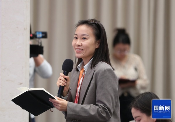  新闻发布会现场（刘健 摄）国务院新闻办新闻局副局长、新闻发言人&nbsp;贾惠丽:女士们、先生们，大家上午好！欢迎出席国务院新闻办新闻发布会。第四届中国国际供应链促进博览会将于6月22日至26日在北京举办。今天我们邀请到中国贸促会副会长李兴乾先生、副会长刘健男先生，请他们为大家介绍有关情况，并回答大家关心的问题。出席今天发布会的还有中国贸促会办公室主任杨宓先生。下面首先请李兴乾先生作介绍。李兴乾（徐想 摄）中国贸促会副会长 李兴乾：谢谢主持人。各位媒体朋友，非常高兴出席今天的新闻发布会。首先我谨代表中国贸促会，对社会各界和媒体朋友长期以来对中国贸促事业的关心支持表示衷心感谢！下面，我简要介绍第四届链博会有关情况。　　链博会于2023年创办，是贯彻落实习近平主席关于维护全球产供链稳定畅通重要倡议的实际行动，是全球首个以供应链合作为主题的国家级展会。经过前三届的精心培育，已经成为全球瞩目的国际经贸盛会和全球共享的国际公共产品。　　“十五五”规划纲要对建设现代化产业体系、促进国际产业与投资合作作出了重要部署。办好第四届链博会，是贯彻落实“十五五”规划纲要，推动高质量发展、扩大高水平对外开放的重要举措。　　第四届链博会将于6月22日至26日在北京中国国际展览中心顺义馆举办，由中国贸促会作为主办单位，中国国际展览中心集团有限公司是承办单位，主题是“链接世界，共创未来”。联合国贸易和发展会议、联合国国际贸易法委员会、世界知识产权组织、国际贸易中心、国际商会等5家国际组织继续担任支持单位。澳大利亚将担任第四届链博会主宾国，这是其首次以官方国家级身份正式参与链博会。本届链博会首次设立外国主宾省，分别由法国奥弗涅-罗讷-阿尔卑斯大区、意大利利古里亚大区担任。国内的主宾省有两个，分别是安徽省和海南省。　　6月22日上午举办第四届链博会开幕式，拟邀请中国国家领导人、外国政要、国际组织和跨国公司负责人出席。汇集全球工商界意见，我们将共同发布第四届链博会北京倡议。　　本届链博会设置“6链1展区”，分别是数智科技链、先进制造链、绿色农业链、健康生活链、智能汽车链、清洁能源链和一个供应链服务展区。截至目前，已有676家中外链主企业、专精特新企业和行业机构确认参展，来自85个国家、地区和国际组织。外资参展商比例达到36.5%，世界500强及行业龙头企业参展的占比超过65%。连同参展商带来的产供链上下游合作伙伴，实际参展商有望超过1200家。截至目前，确定组团来华观展洽谈的境外团组已超过150个，预计团组数量和规格都会超过上届。　　展期将举办60多场工商交流活动，发布2026版《全球供应链促进报告》和全球供应链韧性指数矩阵等最新的研究成果。　　第四届链博会进入倒计时30天。各项筹备工作正紧锣密鼓、扎实有序推进。欢迎中外各界新老朋友到链博会参观交流。本届展期22日下午至24日面向专业观众开放，25日至26日面向社会公众开放，目前专业观众、采购商、媒体记者和公众注册系统已经开放。所有注册观众均可免费入场。欢迎大家通过“中国贸促”微信公众号以及链博会官网、微信公众号等渠道提前注册，我们将竭诚做好服务。谢谢。贾惠丽邀请记者提问（栾海军 摄）贾惠丽： 　 &nbsp;&nbsp;感谢李会长的介绍。现在请大家提问，提问前请通报所在的新闻机构。  &nbsp; &nbsp;上游新闻记者提问（刘健 摄）Q1&nbsp;上游新闻&nbsp;记者&nbsp;作为“十五五”开局之年的重要国家级展会，本届链博会在服务国家战略、推动现代化产业体系建设方面，有哪些具体设计和安排？谢谢。李兴乾：谢谢您的提问，这个问题我来回答。贯彻“十五五”战略部署，展示“十五五”时期现代产业成长结构，是第四届链博会展陈设计的主线。关键词是融合化。有三个具体体现：　　第一，促进科技创新与产业创新深度融合。本届链博会展示传统产业提质升级新成果，更关注新兴产业和未来产业最新实践。今年先进制造链将专门设置低空经济产业链专区，将近30家行业领军企业联袂呈现从前沿技术、创新成果到发展趋势的全链条生态。创新链专区会进一步优化提升，将促进更多科技创新成果走出“实验室”，链接国内国外“大市场”。展期还将举办内地与香港创科合作的交流活动，推动香港与内地创新链高效协同。　　第二，促进先进制造业与现代服务业深度融合。本届链博会集中展现物流配送、金融支持、法律咨询等服务环节与生产制造有机融合的应用场景。全球物流业的领军企业将联动中国金融企业，展示智慧物流与现代运输、金融保险等专业服务创新协同案例。围绕促进贸易投资一体化发展，展期将邀请“投资机构进链博”。组织商事调解国际对话会以及商法培训咨询等活动，支持金融、商法服务赋能贸易创新和产业创新。　　第三是促进实体经济与数字经济深度融合。人工智能物理应用的新产业时代，正在加速到来。除数智科技链设置人工智能专区外，本届链博会各展区都将深度呈现人工智能赋能千行百业的生动实践。先进制造链将展现AI助力新型工业化的现实场景；绿色农业链将展现AI从田园到餐桌的深度应用；健康生活链将展示AI赋能精准医疗、药物创新和生活质量提升的最新成果；智能汽车链将展示AI在汽车研发、制造、生态协同等方面的创新应用；清洁能源链将呈现AI如何改变能源生产、调度和交易方式的实践；供应链服务展区将展现AI让跨境贸易、物流、金融从人力驱动转向智能调度的新路径。　　链博会是全球产供链网络的链接平台。对有志于创新与国际合作的中外企业来说，链博会是找朋友、找伙伴、找应用场景、找解决方案的资源富矿，不容错过。谢谢。中国财经报记者提问（刘健 摄）Q2&nbsp;中国财经报&nbsp;记者&nbsp;去年链博会设立的创新链很受关注，今年将继续提质升级，请问本届有哪些新变化值得期待？谢谢。刘健男（徐想 摄）中国贸促会副会长 刘健男：感谢您的提问，这个问题我来回答。去年链博会创新设置创新链专区，以“制度、载体、服务”为支点，打通知识产权确权、技术孵化到产业化落地全流程，就是要助力科技创新和产业创新深度融合，让实验室里的“金点子”变成产业发展的“金钥匙”。　　习近平总书记在今年全国两会参加江苏代表团审议时指出：“在促进创新链产业链资金链人才链深度融合、推动科技成果高效转化应用上探索新途径”。我们以此作为今年创新链专区的根本遵循，重点从去年的创新链、产业链“双链贯通”，升级为创新链、产业链、资金链、人才链“四链融合”。即以“政策、平台、协同”为切入点，集聚相关国际组织、政府部门、科研院所、科技平台、重点企业等15家主体，合力打造创新、产业、资本、人才同频共振的交流合作平台。此外，我们还将继续举办创新链专区活动，并首次发布创新链专区年度报告。　　中国贸促会拥有一支具有深厚历史底蕴、权威国际公信力和过硬专业素养的商事法律服务队伍。我们将充分发挥在商事仲裁调解、知识产权、经贸摩擦应对等领域的专业优势，联合多家专业机构，共同设立知识产权和法律服务工作站，在链博会现场为各类中外企业提供全流程、专业化的法律咨询服务，以高质量商事法律服务护航四链深度融合，促进新质生产力发展。　　“十五五”规划纲要提出，“加快涉外法治体系和能力建设，健全国际商事调解、仲裁、诉讼等机制。”我们将进一步做优做强商事法律服务，努力将链博会打造成为涉外法治工作的试验田和服务站。谢谢。极目新闻记者提问（刘健 摄） Q3&nbsp;极目新闻&nbsp;记者&nbsp;前三届链博会成果丰硕，参展企业达成了一大批合作协议及意向签约，能否介绍一下具体情况。对本届链博会的经贸合作成效，有哪些预期和展望？谢谢。杨宓（徐想 摄）中国贸促会办公室主任 &nbsp;杨宓：谢谢您的提问，这个问题我来回答。在去年国新办发布会上，我们曾经说链博会不追求成交额，更注重的是链接度。第三届链博会打造了链博会“找朋友”模式的3.0版本，近期我们也对历届重点参展商进行了调研回访，大多数展商都反映品牌影响力的提升、供应链朋友圈的扩大，收获了订单、合作协议、合作意向或者项目线索；超过半数的展商有效对接了供应链上下游的伙伴和相关政府部门等。　　虽然目前第四届链博会还没有开幕，但链博会“找朋友”的模式已经上升到4.0版本。至于4.0和3.0有什么区别？我总结为线上线下、国内国外、展前展后。　　线上线下是指线上AI赋能。依托我们自主研发的“飞展”数字展览平台，全面升级数字化供需对接功能，实现在线全年常态化对接。为展商、专业观众、采购商进行在线供需匹配，近两个月已经形成8892条匹配结果。　　线下彼此奔赴。去年的第三届链博会上我们成立了参展商联盟，并设立“6链1展区”专业委员会，首批207家成员企业覆盖行业链主以及专精特新、小巨人、隐形冠军等各类型企业。通过组织产业上下游交流、跨界交流、地方交流以及中外交流等各种活动，帮助企业找到供应链上的最佳合作伙伴。比如今年3月，在杭州举办了链博会浙江推介会暨机器人产业对接会，高通、英特尔、特斯拉等37家全球链主企业与100多家浙江本地企业洽谈合作，就取得了非常好的效果。　　国内国外是指：我们在各地方、各部门以及各驻外使领馆大力支持帮助下，依托全国贸促系统的广泛网络优势，在30个国家和地区以及国内相关省市举办了66场路演推介活动，并借助中国贸促会组织的多双边高层级活动和企业“千团出海”，积极宣介和推广链博会。这些活动规格高、内容实，很多外国领导人或者政商高级别代表出席，帮助企业高效对接了长期闻名未能见面的合作伙伴。　　展前展后大家就都很熟悉了，链博会不是买卖商品，企业间要想结成供应链上的长期合作伙伴，在短短5天的展期时间内远远不够。所以我们把工作重点拓展到了展前展后，推动供应商和专业观众从单纯的采购合作，转向产供链协同和长期的互利合作投资。今年我们还提前和各个地方进行对接，引导参展参会的境外团组赴地方进行深度考察交流，从链博会走向中国大江南北的广阔开放热土，让链博会永不落幕。　　谢谢您的提问。中央广播电视总台央视记者提问（刘健 摄） Q4中央广播电视总台央视&nbsp;记者&nbsp;我们知道链博会已经成功举办三届了，作为全球首个以供应链合作为主题的国家级展会，我们很想知道，在前三届成功的经验和积累之上，今年最大的创新和亮点是什么？谢谢。李兴乾：谢谢提问，我来回答您的问题。创新是链博会第一原则。第四届链博会可以观察到三个创新亮点。　　一是看到新趋势。本届链博会将聚焦加快培育发展新质生产力，实景展示中国现代化产业体系建设的历史性成就和发展方向，会实物化地展示产供链国际合作最新成果和未来趋势，为中国企业出海和外资企业深耕中国提供双向交流合作平台。　　二是体察新动能。本届链博会将“数字科技链”升级为“数智科技链”，首次设立了人工智能专区，去年创立的创新链专区也做了优化提质。今年是APEC“中国年”，本届链博会开幕前夕将举办2026年APEC工商领导人中国论坛。今年是海南自贸港封关运行的第一年，海南省作为链博会的主宾省，将突出现代服务业补链延链与制度创新，展示自贸港供应链国际合作机遇。雄安新区将首次独立参展，重点展示自主创新能力以及人工智能、空天科技等高端高新产业生态。展期发布的首发首展首秀有望超过160项。“链博首发站”将举办超过30场次的重磅首发活动。各参展企业会集中展示一批新产品、新技术、新服务、新场景，是值得关注的。　　三是结交新朋友。本届链博会参展国别和地区数量比上届有了进一步增长，来自芬兰、奥地利、哈萨克斯坦等13个国家的企业，来自联合国儿童基金会、联合国全球契约组织、国际许可贸易工作者协会等机构的代表都是首次参展。会有115家中外企业作为连续四届参展的“全勤生”，继续参展。我们不忘老朋友，拥抱新朋友。多家具有全球影响力的跨国链主企业首次亮相链博会，值得期待。谢谢大家。大象新闻记者提问（刘健 摄） Q5大象新闻&nbsp;记者&nbsp;今年是APEC“中国年”，据了解本届链博会开幕前夕将举办2026年APEC工商领导人中国论坛，请问论坛将聚焦哪些议题？请介绍一下论坛相关情况？谢谢。杨宓:谢谢您的提问，这个问题还是我来回答。今年是中国第三次，也是时隔12年再次担任APEC的东道主，中国贸促会具体负责组织APEC的工商系列活动，履行APEC工商咨询理事会（ABAC）中国秘书处的职责。6月21日，也就是链博会开幕前一天，APEC工商领导人中国论坛将在京举办，这是APEC“中国年”工商领域的一项标志性活动。论坛以开放、互通、协同：“链接亚太、共创未来”为主题，将设置开幕式和3场专题研讨，邀请ABAC代表、APEC国际秘书处负责人、中国政府部门代表以及世界500强跨国企业的负责人等亚太政商界重量级的嘉宾与会，分别围绕“深化区域经济一体化”“互联互通”“数字创新”3项亚太区域热点议题进行深入研讨，并对前不久在墨西哥召开的2026年ABAC第二次会议上成功通过的《ABAC关于支持亚太自贸区的声明》和《ABAC关于支持互联互通的声明》等相关重要成果进行一次中期盘点，为最终向APEC领导人非正式会议提交一份高质量的工商界政策建议进行充分动员和准备。　　我想强调的是，上述成果文件是21个APEC经济体代表协商一致通过的。今年恰逢APEC领导人提出亚太自由贸易区愿景20周年，在这一重要时间节点，亚太工商界发布持续推进亚太自贸区建设的联合声明，并呼吁在2014年北京会议成果的基础上，制定升级版的《APEC互联互通蓝图》，也充分反映了亚太工商界在维护产供链稳定畅通、推动普惠包容的经济全球化等方面的共同心声。　　APEC“中国年”秉持APEC一贯理念，以“建设亚太共同体，促进共同繁荣”为主题，对于链博会以链为名的核心理念高度契合、相互呼应。在本届链博会上，澳大利亚担任主宾国，APEC经济体企业、机构占外资参展商比例预计将达到40%，实现“6链1展区”的全覆盖。另外，我们还将组织中国论坛的参会嘉宾与链博会参展企业机构进行深入互动交流，让两场活动珠联璧合，产生“1+1>2”的超级效能。　　我相信，APEC工商领导人中国论坛必将为APEC“中国年”留下鲜明的中国印记。而APEC“中国年”与链博会的美妙相遇，也一定会碰撞出精彩难忘的火花。　　谢谢。羊城晚报记者提问（刘健 摄）Q6 羊城晚报&nbsp;记者本届链博会首次设立人工智能专区，将呈现从数据、算力到应用的全链条生态，请问有哪些AI龙头企业确认参展？观众在这个专区将看到或者体验到哪些“黑科技”或者哪些首发首秀的新产品？谢谢。李兴乾：谢谢关注人工智能专区。人工智能技术应用正在深刻地改变世界。第四届链博会将“数字科技链”升级为“数智科技链”，是顺应经济发展与科技进步规律的主动作为。　　本届链博会与全球知名的半导体公司共同策划，首次设立人工智能专区，是按照从数据与感知，到算力与算法，再到应用与解决方案的产业演进路径进行的系统化设计。展陈目标是全链条展现人工智能从数据采集、智能计算到场景落地的完整生态。专区集聚了英伟达、英特尔、高通、阿里巴巴等中外人工智能领域的领军企业，本身就是一场人工智能的“华山论剑”。　　本届链博会上，数字化、智能化应用将会无处不在，会覆盖展览展示、研讨交流、产业合作、智库成果以及服务保障的各环节。主宾省安徽省将以“人工智能+制造”为重点，展示智能网联汽车、新一代信息技术等硬核成果。以杭州“六小龙”为代表的浙江企业将携前沿成果亮相链博会。湖北将组织20多家高新技术企业专题展示具身智能产业链条。江苏等地方也将举办具身智能机器人产业推介对接活动。　　大家将有机会在链博会的展馆内体验到机器人志愿者、AI智能的导览员，智能机器人会成为相关活动的联合主持人。第四届链博会是数智链博会元年，可以更清晰地看见未来，体验未来。谢谢。凤凰卫视记者提问（刘健 摄） Q7 凤凰卫视&nbsp;记者刚才提到本届链博会工商交流活动多达60多场，能否介绍一下具体有哪些？对于中外企业开展产供链合作有什么样的帮助？谢谢。刘健男:谢谢您的提问，这个问题我来回答。链博会既要展链条、展生态、展场景，也要论思想、论技术、论未来。本届链博会期间，我们围绕产供链国际合作，同期将举办60多场形式多样、内容丰富的工商交流活动，亚欧基金、国际许可贸易工作者协会、国际标准化组织等国际组织负责人、多家世界500强及行业领军企业高管将应邀出席。活动安排，至少有以下四个特点：　　一是更有看点。在去年链博会上，黄仁勋和阿里研究院王坚院士的炉边对话备受瞩目，在这儿我可以向大家透露一下，今年链博会上还将有重要级嘉宾出席炉边对话，敬请大家期待。去年的“主宾国遇见主宾省”活动取得成功，今年中国主宾省海南将与外国主宾省意大利的利古里亚大区合作举办推介交流活动。本届链博会48%的外资参展商来自共建“一带一路”国家，我们将在展期举办“一带一路”贸易投资论坛、陆海新通道国际工商会合作圆桌会。此外，还将举办“链博之夜”参展企业交流会、参展商联盟工作会、金砖国家女性领导力论坛等各类交流活动。　　二是更趋前沿。供应链是一个全球的热词，本次同期举办的工商交流活动都紧扣产供链的韧性与合作。“6链1展区”继续举办主题活动，围绕相关领域热点话题，邀请全球政商学各界人士围绕行业新前景、新技术、新趋势开展研讨。同期还将围绕具身智能、智慧城市、物联网、电力碳足迹因子等前沿问题举办交流活动。我们一边看最棒的展，一边聊最热的事，一定会碰撞出不一样的火花。　　三是更多形式。将有来自13个国家和地区的政府机构、商协会、企业代表举行形式多样的国别推介会、政策解读会和行业对接会，既有多边和区域的APEC、中国东盟等主题活动，也有中国与澳大利亚、韩国、马来西亚等双边经贸活动。还有中外知名投资机构与产业领军企业的跨界交流，进一步促进资源在产供链纵向横向的高效流动与深度融合。　　四是更实成果。本届链博会将发布2026版《全球供应链促进报告》、全球供应链韧性指数矩阵等一批重磅研究成果，用量化数据揭示在地缘政治冲突、对等关税等对世界经济的冲击下，全球供应链韧性水平走势如何。　　更多内容，欢迎大家到链博会来亲身感受。谢谢。21世纪经济报道记者提问（刘健 摄）Q8 21世纪经济报道&nbsp;记者当前全球产业链供应链正在发生深刻调整，各方都在关注如何加强协作、共促稳定。除了办好链博会，中国贸促会围绕产业链供应链国际合作还开展了哪些工作？谢谢。李兴乾:感谢您的提问。链博会是中国的，也是世界的。国际标准化组织已经把“与供应链中的潜在商业伙伴建立联系和合作”写入了“展览”这个概念的全球术语定义。这是由链博会首创的全新的展览模式，它也标志着链博会的创新理念和功能模式，已经从中国实践上升为全球标准。中国贸促会促进产供链的国际合作，链博会是得力抓手，带动全国贸促系统各主要业务板块协同增效，正在实现贸易促进、投资促进、产业促进的“三促融合”。在贸易促进方面，全国贸促系统持续实施“千团出海”行动，去年共组织了2144个团组赴92个国家和地区考察洽谈。今年前五个月，中国贸促会已组织100批次团组出国访问，与外国国家元首及政要对话交流，帮助企业达成一系列合作成果。今年前4个月，我们履行出国经贸展览管理和服务的职责，支持46家组展单位、9700多家参展企业到39个国家（地区）开展了376个经贸展览项目，推介了中国制造和中国品牌。在双向投资方面，今年以来贸促会在境内外会见跨国公司领导人70多批次，依托服务外资企业工作专班，推动解决了一批外资企业在华经营发展的合理诉求，我们举办外资企业“地方行”、组织中外政企篮球邀请赛等品牌活动，推动中外企业主体多层面开展交流合作。同时，我们用好服务企业境外投资专项工作机制，参与海外综合服务体系建设，在“贸企通”服务平台开通了企业出海服务专区，促进产业链供应链合理有序跨境布局。在商事法律服务方面，落实新发布的仲裁法、商事调解条例等法律法规，发挥贸促领域的专业优势，为中外企业加强产供链合作保驾护航。今年以来，贸促会的相关单位办理专利、商标新申请1.8万件，其中为外国企业办理在华专利、商标新申请9600多件，同比增长8.2%。我们持续开展“合规强链”行动，为320家企业提供了合规辅导服务。在参与全球经济治理方面，组织我国工商界深度参与APEC、G20、金砖等多边机制下的工商界活动，深化与联合国有关机构、国际商会等重要国际组织的交流合作，广泛凝聚产供链合作共识，提出更多的中国主张、中国倡议，当好工商界参与国际经贸规则制定的利益代言人。谢谢。闪电新闻记者提问（刘健 摄）Q9 闪电新闻 记者第四届链博会备受关注，参展企业和观众数量非常众多，请问主办方将采取哪些举措来服务保障好参展企业和观众，让大家有更良好的参展观展体验？谢谢。 杨宓:谢谢您的提问，这个问题我来回答。本届链博会的展商、境外团组数量和中外媒体关注度都有很大提升，对我们服务保障工作也提出了更高要求。在此，我代表主办方向大家承诺，我们一定会全力以赴以最高标准、最严要求、最实举措让大家乘兴而来、满载而归。　　首先，链博会得到了各相关政府部门的大力支持。如国家市场监管总局连续四年为链博会提供政策保障，北京海关公布了支持第四届链博会的14项便利措施，并切实回应了展商诉求，出台了新的针对性支持政策。共青团北京市委员会、北京市志愿服务联合会今年将继续组织多所在京高校志愿者为中外展商、观众提供多语种服务，他们始终是链博会最青春洋溢的一道风景线。作为主办方，我们多措并举：　　以多元供给传递温度。馆内设立28个常设餐饮区，提供5000个就餐位，中央厨房日供餐能力高达3万份。同时我们也引入了国内外知名的连锁餐饮品牌，增设了特色餐车、轻食啤酒餐吧等个性化服务；甄选20家推荐酒店并全天候提供咨询和预订服务；从开幕前两天起在首都和大兴机场设置多个接待服务台，在展期设置通勤班车。　　以文化体验拓展交流。我们将为远道而来的境外代表团量身打造北京特色参观路线，提升海外嘉宾参会体验。我们的吉祥物链氪文创产品也实现了AI升级，搭载了专属语音交互大模型，可以进行多语种交流。我们还将推出磁悬浮链氪、链氪盲盒等多种限量新产品，非常值得期待。　　以严密保障确保安全。针对夏季办展，我们加强了食品安全管理，升级改造了空调系统，在展会现场设立了医疗急救点，与周边医院等建立了绿色通道，升级了安检流程、配备了现场秩序维护人员，也配齐配强消防装备器材等，确保大家进出顺畅、安心参展。我看到在座很多新闻媒体记者都是链博会的老朋友，我想告诉大家，我们新闻中心精心设计了功能分区，对网络、餐饮等软硬件配套设施进行了优化升级，届时将为大家提供全方位、高品质的服务保障，也热切期待大家的光临。　　最后也特别要说一下，我们在服务保障中也贯彻链博会绿色化办展理念，在参展、搭建、出行、餐饮、物流等各个方面各个环节使用环保可重复利用材料，并连续两年实现了场馆及配套设施的100%使用绿色电力，我们将不遗余力持续打造绿色链博、零碳链博。谢谢您的提问。贾惠丽:　　感谢，时间关系最后一个问题，请大家抓紧提问。香港大公文汇传媒集团记者提问（刘健 摄）Q10 香港大公文汇传媒集团 记者 上周中美元首刚刚在北京成功会晤，从贸促会的观察来看，中美工商界如何看待未来中美经贸关系的发展走向。在链博会这个平台上，中美合作有哪些体现？谢谢。刘健男:谢谢您的提问，这个问题我来回答。中美元首会晤全球瞩目，两国元首就事关两国和世界的重大问题深入交换意见，达成一系列的新共识。两国元首同意将构建“中美建设性战略稳定关系”作为中美关系的新定位，为中美关系提供战略指引。我们都知道，无论是做贸易还是投资，企业最在意的正是稳定性、确定性和可预期性。近期，多位随同特朗普总统访华的美国企业主要负责人到访了中国贸促会或者与我们进行了联系，他们都积极评价两国关系的新定位，看好中国经济及中美工商合作未来的发展。　　链博会是中美工商界开展务实合作的重要平台。从首届到今年的第四届，美国参展企业和机构数量始终位列链博会外资参展商的榜首。这次随访的多家世界500强美国企业都是链博会的“全勤生”或者“老朋友”。美国佛罗里达州、新墨西哥州、犹他州等多地政府部门、商协会还将组团专程来华观展，美国大豆出口协会等机构将举办专题推介活动。中美关系希望在人民，基础在民间，未来在青年，活力在地方。在当前纷繁复杂的国际经贸形势下，对于全球工商界，链字值千金！　　习近平主席强调，让2026年成为中美关系继往开来的历史性、标志性年份。中国贸促会以链博会为契机，多措并举贯彻落实两国元首会晤重要共识，为两国工商界交流合作穿针引线、铺路搭桥。今年以来，我们已在中美企业合作对接项目（CMP）项下，与美方先后共同举办了中美轨道交通行业交流会、CMP20周年活动暨篮球友谊赛等，6月还将在重庆开展通用航空主题交流，惠及更多中美的中小企业。　　党的二十届三中、四中全会以后，中国贸促会都在第一时间组织高规格中国企业家代表团成功访美。今年以来，陕西、山东、湖南、北京、贵州等多地贸促会先后组团赴美开展经贸交流。近期，许多中国企业也向我们表达了访美意愿，我们也在筹备适时组织中国企业赴美交流，立足中美关系新定位，促进两国工商界深化务实合作。　　两国元首一致同意相互支持，办好今年亚太经合组织领导人非正式会议和二十国集团峰会。作为APEC工商系列活动的主办方和中方参与二十国集团工商界活动的牵头单位，中国贸促会将全力办好APEC工商领导人峰会等活动，同包括美国工商界在内的各方一道，凝聚互利共赢共识，为全球经济治理贡献力量。谢谢。     贾惠丽: 今天的发布会就到这里，感谢各位发布人，感谢媒体朋友的参与，大家再见！