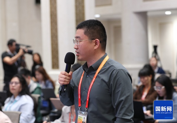  新闻发布会现场（刘健 摄）国务院新闻办新闻局副局长、新闻发言人&nbsp;贾惠丽:女士们、先生们，大家上午好！欢迎出席国务院新闻办新闻发布会。第四届中国国际供应链促进博览会将于6月22日至26日在北京举办。今天我们邀请到中国贸促会副会长李兴乾先生、副会长刘健男先生，请他们为大家介绍有关情况，并回答大家关心的问题。出席今天发布会的还有中国贸促会办公室主任杨宓先生。下面首先请李兴乾先生作介绍。李兴乾（徐想 摄）中国贸促会副会长 李兴乾：谢谢主持人。各位媒体朋友，非常高兴出席今天的新闻发布会。首先我谨代表中国贸促会，对社会各界和媒体朋友长期以来对中国贸促事业的关心支持表示衷心感谢！下面，我简要介绍第四届链博会有关情况。　　链博会于2023年创办，是贯彻落实习近平主席关于维护全球产供链稳定畅通重要倡议的实际行动，是全球首个以供应链合作为主题的国家级展会。经过前三届的精心培育，已经成为全球瞩目的国际经贸盛会和全球共享的国际公共产品。　　“十五五”规划纲要对建设现代化产业体系、促进国际产业与投资合作作出了重要部署。办好第四届链博会，是贯彻落实“十五五”规划纲要，推动高质量发展、扩大高水平对外开放的重要举措。　　第四届链博会将于6月22日至26日在北京中国国际展览中心顺义馆举办，由中国贸促会作为主办单位，中国国际展览中心集团有限公司是承办单位，主题是“链接世界，共创未来”。联合国贸易和发展会议、联合国国际贸易法委员会、世界知识产权组织、国际贸易中心、国际商会等5家国际组织继续担任支持单位。澳大利亚将担任第四届链博会主宾国，这是其首次以官方国家级身份正式参与链博会。本届链博会首次设立外国主宾省，分别由法国奥弗涅-罗讷-阿尔卑斯大区、意大利利古里亚大区担任。国内的主宾省有两个，分别是安徽省和海南省。　　6月22日上午举办第四届链博会开幕式，拟邀请中国国家领导人、外国政要、国际组织和跨国公司负责人出席。汇集全球工商界意见，我们将共同发布第四届链博会北京倡议。　　本届链博会设置“6链1展区”，分别是数智科技链、先进制造链、绿色农业链、健康生活链、智能汽车链、清洁能源链和一个供应链服务展区。截至目前，已有676家中外链主企业、专精特新企业和行业机构确认参展，来自85个国家、地区和国际组织。外资参展商比例达到36.5%，世界500强及行业龙头企业参展的占比超过65%。连同参展商带来的产供链上下游合作伙伴，实际参展商有望超过1200家。截至目前，确定组团来华观展洽谈的境外团组已超过150个，预计团组数量和规格都会超过上届。　　展期将举办60多场工商交流活动，发布2026版《全球供应链促进报告》和全球供应链韧性指数矩阵等最新的研究成果。　　第四届链博会进入倒计时30天。各项筹备工作正紧锣密鼓、扎实有序推进。欢迎中外各界新老朋友到链博会参观交流。本届展期22日下午至24日面向专业观众开放，25日至26日面向社会公众开放，目前专业观众、采购商、媒体记者和公众注册系统已经开放。所有注册观众均可免费入场。欢迎大家通过“中国贸促”微信公众号以及链博会官网、微信公众号等渠道提前注册，我们将竭诚做好服务。谢谢。贾惠丽邀请记者提问（栾海军 摄）贾惠丽： 　 &nbsp;&nbsp;感谢李会长的介绍。现在请大家提问，提问前请通报所在的新闻机构。  &nbsp; &nbsp;上游新闻记者提问（刘健 摄）Q1&nbsp;上游新闻&nbsp;记者&nbsp;作为“十五五”开局之年的重要国家级展会，本届链博会在服务国家战略、推动现代化产业体系建设方面，有哪些具体设计和安排？谢谢。李兴乾：谢谢您的提问，这个问题我来回答。贯彻“十五五”战略部署，展示“十五五”时期现代产业成长结构，是第四届链博会展陈设计的主线。关键词是融合化。有三个具体体现：　　第一，促进科技创新与产业创新深度融合。本届链博会展示传统产业提质升级新成果，更关注新兴产业和未来产业最新实践。今年先进制造链将专门设置低空经济产业链专区，将近30家行业领军企业联袂呈现从前沿技术、创新成果到发展趋势的全链条生态。创新链专区会进一步优化提升，将促进更多科技创新成果走出“实验室”，链接国内国外“大市场”。展期还将举办内地与香港创科合作的交流活动，推动香港与内地创新链高效协同。　　第二，促进先进制造业与现代服务业深度融合。本届链博会集中展现物流配送、金融支持、法律咨询等服务环节与生产制造有机融合的应用场景。全球物流业的领军企业将联动中国金融企业，展示智慧物流与现代运输、金融保险等专业服务创新协同案例。围绕促进贸易投资一体化发展，展期将邀请“投资机构进链博”。组织商事调解国际对话会以及商法培训咨询等活动，支持金融、商法服务赋能贸易创新和产业创新。　　第三是促进实体经济与数字经济深度融合。人工智能物理应用的新产业时代，正在加速到来。除数智科技链设置人工智能专区外，本届链博会各展区都将深度呈现人工智能赋能千行百业的生动实践。先进制造链将展现AI助力新型工业化的现实场景；绿色农业链将展现AI从田园到餐桌的深度应用；健康生活链将展示AI赋能精准医疗、药物创新和生活质量提升的最新成果；智能汽车链将展示AI在汽车研发、制造、生态协同等方面的创新应用；清洁能源链将呈现AI如何改变能源生产、调度和交易方式的实践；供应链服务展区将展现AI让跨境贸易、物流、金融从人力驱动转向智能调度的新路径。　　链博会是全球产供链网络的链接平台。对有志于创新与国际合作的中外企业来说，链博会是找朋友、找伙伴、找应用场景、找解决方案的资源富矿，不容错过。谢谢。中国财经报记者提问（刘健 摄）Q2&nbsp;中国财经报&nbsp;记者&nbsp;去年链博会设立的创新链很受关注，今年将继续提质升级，请问本届有哪些新变化值得期待？谢谢。刘健男（徐想 摄）中国贸促会副会长 刘健男：感谢您的提问，这个问题我来回答。去年链博会创新设置创新链专区，以“制度、载体、服务”为支点，打通知识产权确权、技术孵化到产业化落地全流程，就是要助力科技创新和产业创新深度融合，让实验室里的“金点子”变成产业发展的“金钥匙”。　　习近平总书记在今年全国两会参加江苏代表团审议时指出：“在促进创新链产业链资金链人才链深度融合、推动科技成果高效转化应用上探索新途径”。我们以此作为今年创新链专区的根本遵循，重点从去年的创新链、产业链“双链贯通”，升级为创新链、产业链、资金链、人才链“四链融合”。即以“政策、平台、协同”为切入点，集聚相关国际组织、政府部门、科研院所、科技平台、重点企业等15家主体，合力打造创新、产业、资本、人才同频共振的交流合作平台。此外，我们还将继续举办创新链专区活动，并首次发布创新链专区年度报告。　　中国贸促会拥有一支具有深厚历史底蕴、权威国际公信力和过硬专业素养的商事法律服务队伍。我们将充分发挥在商事仲裁调解、知识产权、经贸摩擦应对等领域的专业优势，联合多家专业机构，共同设立知识产权和法律服务工作站，在链博会现场为各类中外企业提供全流程、专业化的法律咨询服务，以高质量商事法律服务护航四链深度融合，促进新质生产力发展。　　“十五五”规划纲要提出，“加快涉外法治体系和能力建设，健全国际商事调解、仲裁、诉讼等机制。”我们将进一步做优做强商事法律服务，努力将链博会打造成为涉外法治工作的试验田和服务站。谢谢。极目新闻记者提问（刘健 摄） Q3&nbsp;极目新闻&nbsp;记者&nbsp;前三届链博会成果丰硕，参展企业达成了一大批合作协议及意向签约，能否介绍一下具体情况。对本届链博会的经贸合作成效，有哪些预期和展望？谢谢。杨宓（徐想 摄）中国贸促会办公室主任 &nbsp;杨宓：谢谢您的提问，这个问题我来回答。在去年国新办发布会上，我们曾经说链博会不追求成交额，更注重的是链接度。第三届链博会打造了链博会“找朋友”模式的3.0版本，近期我们也对历届重点参展商进行了调研回访，大多数展商都反映品牌影响力的提升、供应链朋友圈的扩大，收获了订单、合作协议、合作意向或者项目线索；超过半数的展商有效对接了供应链上下游的伙伴和相关政府部门等。　　虽然目前第四届链博会还没有开幕，但链博会“找朋友”的模式已经上升到4.0版本。至于4.0和3.0有什么区别？我总结为线上线下、国内国外、展前展后。　　线上线下是指线上AI赋能。依托我们自主研发的“飞展”数字展览平台，全面升级数字化供需对接功能，实现在线全年常态化对接。为展商、专业观众、采购商进行在线供需匹配，近两个月已经形成8892条匹配结果。　　线下彼此奔赴。去年的第三届链博会上我们成立了参展商联盟，并设立“6链1展区”专业委员会，首批207家成员企业覆盖行业链主以及专精特新、小巨人、隐形冠军等各类型企业。通过组织产业上下游交流、跨界交流、地方交流以及中外交流等各种活动，帮助企业找到供应链上的最佳合作伙伴。比如今年3月，在杭州举办了链博会浙江推介会暨机器人产业对接会，高通、英特尔、特斯拉等37家全球链主企业与100多家浙江本地企业洽谈合作，就取得了非常好的效果。　　国内国外是指：我们在各地方、各部门以及各驻外使领馆大力支持帮助下，依托全国贸促系统的广泛网络优势，在30个国家和地区以及国内相关省市举办了66场路演推介活动，并借助中国贸促会组织的多双边高层级活动和企业“千团出海”，积极宣介和推广链博会。这些活动规格高、内容实，很多外国领导人或者政商高级别代表出席，帮助企业高效对接了长期闻名未能见面的合作伙伴。　　展前展后大家就都很熟悉了，链博会不是买卖商品，企业间要想结成供应链上的长期合作伙伴，在短短5天的展期时间内远远不够。所以我们把工作重点拓展到了展前展后，推动供应商和专业观众从单纯的采购合作，转向产供链协同和长期的互利合作投资。今年我们还提前和各个地方进行对接，引导参展参会的境外团组赴地方进行深度考察交流，从链博会走向中国大江南北的广阔开放热土，让链博会永不落幕。　　谢谢您的提问。中央广播电视总台央视记者提问（刘健 摄） Q4中央广播电视总台央视&nbsp;记者&nbsp;我们知道链博会已经成功举办三届了，作为全球首个以供应链合作为主题的国家级展会，我们很想知道，在前三届成功的经验和积累之上，今年最大的创新和亮点是什么？谢谢。李兴乾：谢谢提问，我来回答您的问题。创新是链博会第一原则。第四届链博会可以观察到三个创新亮点。　　一是看到新趋势。本届链博会将聚焦加快培育发展新质生产力，实景展示中国现代化产业体系建设的历史性成就和发展方向，会实物化地展示产供链国际合作最新成果和未来趋势，为中国企业出海和外资企业深耕中国提供双向交流合作平台。　　二是体察新动能。本届链博会将“数字科技链”升级为“数智科技链”，首次设立了人工智能专区，去年创立的创新链专区也做了优化提质。今年是APEC“中国年”，本届链博会开幕前夕将举办2026年APEC工商领导人中国论坛。今年是海南自贸港封关运行的第一年，海南省作为链博会的主宾省，将突出现代服务业补链延链与制度创新，展示自贸港供应链国际合作机遇。雄安新区将首次独立参展，重点展示自主创新能力以及人工智能、空天科技等高端高新产业生态。展期发布的首发首展首秀有望超过160项。“链博首发站”将举办超过30场次的重磅首发活动。各参展企业会集中展示一批新产品、新技术、新服务、新场景，是值得关注的。　　三是结交新朋友。本届链博会参展国别和地区数量比上届有了进一步增长，来自芬兰、奥地利、哈萨克斯坦等13个国家的企业，来自联合国儿童基金会、联合国全球契约组织、国际许可贸易工作者协会等机构的代表都是首次参展。会有115家中外企业作为连续四届参展的“全勤生”，继续参展。我们不忘老朋友，拥抱新朋友。多家具有全球影响力的跨国链主企业首次亮相链博会，值得期待。谢谢大家。大象新闻记者提问（刘健 摄） Q5大象新闻&nbsp;记者&nbsp;今年是APEC“中国年”，据了解本届链博会开幕前夕将举办2026年APEC工商领导人中国论坛，请问论坛将聚焦哪些议题？请介绍一下论坛相关情况？谢谢。杨宓:谢谢您的提问，这个问题还是我来回答。今年是中国第三次，也是时隔12年再次担任APEC的东道主，中国贸促会具体负责组织APEC的工商系列活动，履行APEC工商咨询理事会（ABAC）中国秘书处的职责。6月21日，也就是链博会开幕前一天，APEC工商领导人中国论坛将在京举办，这是APEC“中国年”工商领域的一项标志性活动。论坛以开放、互通、协同：“链接亚太、共创未来”为主题，将设置开幕式和3场专题研讨，邀请ABAC代表、APEC国际秘书处负责人、中国政府部门代表以及世界500强跨国企业的负责人等亚太政商界重量级的嘉宾与会，分别围绕“深化区域经济一体化”“互联互通”“数字创新”3项亚太区域热点议题进行深入研讨，并对前不久在墨西哥召开的2026年ABAC第二次会议上成功通过的《ABAC关于支持亚太自贸区的声明》和《ABAC关于支持互联互通的声明》等相关重要成果进行一次中期盘点，为最终向APEC领导人非正式会议提交一份高质量的工商界政策建议进行充分动员和准备。　　我想强调的是，上述成果文件是21个APEC经济体代表协商一致通过的。今年恰逢APEC领导人提出亚太自由贸易区愿景20周年，在这一重要时间节点，亚太工商界发布持续推进亚太自贸区建设的联合声明，并呼吁在2014年北京会议成果的基础上，制定升级版的《APEC互联互通蓝图》，也充分反映了亚太工商界在维护产供链稳定畅通、推动普惠包容的经济全球化等方面的共同心声。　　APEC“中国年”秉持APEC一贯理念，以“建设亚太共同体，促进共同繁荣”为主题，对于链博会以链为名的核心理念高度契合、相互呼应。在本届链博会上，澳大利亚担任主宾国，APEC经济体企业、机构占外资参展商比例预计将达到40%，实现“6链1展区”的全覆盖。另外，我们还将组织中国论坛的参会嘉宾与链博会参展企业机构进行深入互动交流，让两场活动珠联璧合，产生“1+1>2”的超级效能。　　我相信，APEC工商领导人中国论坛必将为APEC“中国年”留下鲜明的中国印记。而APEC“中国年”与链博会的美妙相遇，也一定会碰撞出精彩难忘的火花。　　谢谢。羊城晚报记者提问（刘健 摄）Q6 羊城晚报&nbsp;记者本届链博会首次设立人工智能专区，将呈现从数据、算力到应用的全链条生态，请问有哪些AI龙头企业确认参展？观众在这个专区将看到或者体验到哪些“黑科技”或者哪些首发首秀的新产品？谢谢。李兴乾：谢谢关注人工智能专区。人工智能技术应用正在深刻地改变世界。第四届链博会将“数字科技链”升级为“数智科技链”，是顺应经济发展与科技进步规律的主动作为。　　本届链博会与全球知名的半导体公司共同策划，首次设立人工智能专区，是按照从数据与感知，到算力与算法，再到应用与解决方案的产业演进路径进行的系统化设计。展陈目标是全链条展现人工智能从数据采集、智能计算到场景落地的完整生态。专区集聚了英伟达、英特尔、高通、阿里巴巴等中外人工智能领域的领军企业，本身就是一场人工智能的“华山论剑”。　　本届链博会上，数字化、智能化应用将会无处不在，会覆盖展览展示、研讨交流、产业合作、智库成果以及服务保障的各环节。主宾省安徽省将以“人工智能+制造”为重点，展示智能网联汽车、新一代信息技术等硬核成果。以杭州“六小龙”为代表的浙江企业将携前沿成果亮相链博会。湖北将组织20多家高新技术企业专题展示具身智能产业链条。江苏等地方也将举办具身智能机器人产业推介对接活动。　　大家将有机会在链博会的展馆内体验到机器人志愿者、AI智能的导览员，智能机器人会成为相关活动的联合主持人。第四届链博会是数智链博会元年，可以更清晰地看见未来，体验未来。谢谢。凤凰卫视记者提问（刘健 摄） Q7 凤凰卫视&nbsp;记者刚才提到本届链博会工商交流活动多达60多场，能否介绍一下具体有哪些？对于中外企业开展产供链合作有什么样的帮助？谢谢。刘健男:谢谢您的提问，这个问题我来回答。链博会既要展链条、展生态、展场景，也要论思想、论技术、论未来。本届链博会期间，我们围绕产供链国际合作，同期将举办60多场形式多样、内容丰富的工商交流活动，亚欧基金、国际许可贸易工作者协会、国际标准化组织等国际组织负责人、多家世界500强及行业领军企业高管将应邀出席。活动安排，至少有以下四个特点：　　一是更有看点。在去年链博会上，黄仁勋和阿里研究院王坚院士的炉边对话备受瞩目，在这儿我可以向大家透露一下，今年链博会上还将有重要级嘉宾出席炉边对话，敬请大家期待。去年的“主宾国遇见主宾省”活动取得成功，今年中国主宾省海南将与外国主宾省意大利的利古里亚大区合作举办推介交流活动。本届链博会48%的外资参展商来自共建“一带一路”国家，我们将在展期举办“一带一路”贸易投资论坛、陆海新通道国际工商会合作圆桌会。此外，还将举办“链博之夜”参展企业交流会、参展商联盟工作会、金砖国家女性领导力论坛等各类交流活动。　　二是更趋前沿。供应链是一个全球的热词，本次同期举办的工商交流活动都紧扣产供链的韧性与合作。“6链1展区”继续举办主题活动，围绕相关领域热点话题，邀请全球政商学各界人士围绕行业新前景、新技术、新趋势开展研讨。同期还将围绕具身智能、智慧城市、物联网、电力碳足迹因子等前沿问题举办交流活动。我们一边看最棒的展，一边聊最热的事，一定会碰撞出不一样的火花。　　三是更多形式。将有来自13个国家和地区的政府机构、商协会、企业代表举行形式多样的国别推介会、政策解读会和行业对接会，既有多边和区域的APEC、中国东盟等主题活动，也有中国与澳大利亚、韩国、马来西亚等双边经贸活动。还有中外知名投资机构与产业领军企业的跨界交流，进一步促进资源在产供链纵向横向的高效流动与深度融合。　　四是更实成果。本届链博会将发布2026版《全球供应链促进报告》、全球供应链韧性指数矩阵等一批重磅研究成果，用量化数据揭示在地缘政治冲突、对等关税等对世界经济的冲击下，全球供应链韧性水平走势如何。　　更多内容，欢迎大家到链博会来亲身感受。谢谢。21世纪经济报道记者提问（刘健 摄）Q8 21世纪经济报道&nbsp;记者当前全球产业链供应链正在发生深刻调整，各方都在关注如何加强协作、共促稳定。除了办好链博会，中国贸促会围绕产业链供应链国际合作还开展了哪些工作？谢谢。李兴乾:感谢您的提问。链博会是中国的，也是世界的。国际标准化组织已经把“与供应链中的潜在商业伙伴建立联系和合作”写入了“展览”这个概念的全球术语定义。这是由链博会首创的全新的展览模式，它也标志着链博会的创新理念和功能模式，已经从中国实践上升为全球标准。中国贸促会促进产供链的国际合作，链博会是得力抓手，带动全国贸促系统各主要业务板块协同增效，正在实现贸易促进、投资促进、产业促进的“三促融合”。在贸易促进方面，全国贸促系统持续实施“千团出海”行动，去年共组织了2144个团组赴92个国家和地区考察洽谈。今年前五个月，中国贸促会已组织100批次团组出国访问，与外国国家元首及政要对话交流，帮助企业达成一系列合作成果。今年前4个月，我们履行出国经贸展览管理和服务的职责，支持46家组展单位、9700多家参展企业到39个国家（地区）开展了376个经贸展览项目，推介了中国制造和中国品牌。在双向投资方面，今年以来贸促会在境内外会见跨国公司领导人70多批次，依托服务外资企业工作专班，推动解决了一批外资企业在华经营发展的合理诉求，我们举办外资企业“地方行”、组织中外政企篮球邀请赛等品牌活动，推动中外企业主体多层面开展交流合作。同时，我们用好服务企业境外投资专项工作机制，参与海外综合服务体系建设，在“贸企通”服务平台开通了企业出海服务专区，促进产业链供应链合理有序跨境布局。在商事法律服务方面，落实新发布的仲裁法、商事调解条例等法律法规，发挥贸促领域的专业优势，为中外企业加强产供链合作保驾护航。今年以来，贸促会的相关单位办理专利、商标新申请1.8万件，其中为外国企业办理在华专利、商标新申请9600多件，同比增长8.2%。我们持续开展“合规强链”行动，为320家企业提供了合规辅导服务。在参与全球经济治理方面，组织我国工商界深度参与APEC、G20、金砖等多边机制下的工商界活动，深化与联合国有关机构、国际商会等重要国际组织的交流合作，广泛凝聚产供链合作共识，提出更多的中国主张、中国倡议，当好工商界参与国际经贸规则制定的利益代言人。谢谢。闪电新闻记者提问（刘健 摄）Q9 闪电新闻 记者第四届链博会备受关注，参展企业和观众数量非常众多，请问主办方将采取哪些举措来服务保障好参展企业和观众，让大家有更良好的参展观展体验？谢谢。 杨宓:谢谢您的提问，这个问题我来回答。本届链博会的展商、境外团组数量和中外媒体关注度都有很大提升，对我们服务保障工作也提出了更高要求。在此，我代表主办方向大家承诺，我们一定会全力以赴以最高标准、最严要求、最实举措让大家乘兴而来、满载而归。　　首先，链博会得到了各相关政府部门的大力支持。如国家市场监管总局连续四年为链博会提供政策保障，北京海关公布了支持第四届链博会的14项便利措施，并切实回应了展商诉求，出台了新的针对性支持政策。共青团北京市委员会、北京市志愿服务联合会今年将继续组织多所在京高校志愿者为中外展商、观众提供多语种服务，他们始终是链博会最青春洋溢的一道风景线。作为主办方，我们多措并举：　　以多元供给传递温度。馆内设立28个常设餐饮区，提供5000个就餐位，中央厨房日供餐能力高达3万份。同时我们也引入了国内外知名的连锁餐饮品牌，增设了特色餐车、轻食啤酒餐吧等个性化服务；甄选20家推荐酒店并全天候提供咨询和预订服务；从开幕前两天起在首都和大兴机场设置多个接待服务台，在展期设置通勤班车。　　以文化体验拓展交流。我们将为远道而来的境外代表团量身打造北京特色参观路线，提升海外嘉宾参会体验。我们的吉祥物链氪文创产品也实现了AI升级，搭载了专属语音交互大模型，可以进行多语种交流。我们还将推出磁悬浮链氪、链氪盲盒等多种限量新产品，非常值得期待。　　以严密保障确保安全。针对夏季办展，我们加强了食品安全管理，升级改造了空调系统，在展会现场设立了医疗急救点，与周边医院等建立了绿色通道，升级了安检流程、配备了现场秩序维护人员，也配齐配强消防装备器材等，确保大家进出顺畅、安心参展。我看到在座很多新闻媒体记者都是链博会的老朋友，我想告诉大家，我们新闻中心精心设计了功能分区，对网络、餐饮等软硬件配套设施进行了优化升级，届时将为大家提供全方位、高品质的服务保障，也热切期待大家的光临。　　最后也特别要说一下，我们在服务保障中也贯彻链博会绿色化办展理念，在参展、搭建、出行、餐饮、物流等各个方面各个环节使用环保可重复利用材料，并连续两年实现了场馆及配套设施的100%使用绿色电力，我们将不遗余力持续打造绿色链博、零碳链博。谢谢您的提问。贾惠丽:　　感谢，时间关系最后一个问题，请大家抓紧提问。香港大公文汇传媒集团记者提问（刘健 摄）Q10 香港大公文汇传媒集团 记者 上周中美元首刚刚在北京成功会晤，从贸促会的观察来看，中美工商界如何看待未来中美经贸关系的发展走向。在链博会这个平台上，中美合作有哪些体现？谢谢。刘健男:谢谢您的提问，这个问题我来回答。中美元首会晤全球瞩目，两国元首就事关两国和世界的重大问题深入交换意见，达成一系列的新共识。两国元首同意将构建“中美建设性战略稳定关系”作为中美关系的新定位，为中美关系提供战略指引。我们都知道，无论是做贸易还是投资，企业最在意的正是稳定性、确定性和可预期性。近期，多位随同特朗普总统访华的美国企业主要负责人到访了中国贸促会或者与我们进行了联系，他们都积极评价两国关系的新定位，看好中国经济及中美工商合作未来的发展。　　链博会是中美工商界开展务实合作的重要平台。从首届到今年的第四届，美国参展企业和机构数量始终位列链博会外资参展商的榜首。这次随访的多家世界500强美国企业都是链博会的“全勤生”或者“老朋友”。美国佛罗里达州、新墨西哥州、犹他州等多地政府部门、商协会还将组团专程来华观展，美国大豆出口协会等机构将举办专题推介活动。中美关系希望在人民，基础在民间，未来在青年，活力在地方。在当前纷繁复杂的国际经贸形势下，对于全球工商界，链字值千金！　　习近平主席强调，让2026年成为中美关系继往开来的历史性、标志性年份。中国贸促会以链博会为契机，多措并举贯彻落实两国元首会晤重要共识，为两国工商界交流合作穿针引线、铺路搭桥。今年以来，我们已在中美企业合作对接项目（CMP）项下，与美方先后共同举办了中美轨道交通行业交流会、CMP20周年活动暨篮球友谊赛等，6月还将在重庆开展通用航空主题交流，惠及更多中美的中小企业。　　党的二十届三中、四中全会以后，中国贸促会都在第一时间组织高规格中国企业家代表团成功访美。今年以来，陕西、山东、湖南、北京、贵州等多地贸促会先后组团赴美开展经贸交流。近期，许多中国企业也向我们表达了访美意愿，我们也在筹备适时组织中国企业赴美交流，立足中美关系新定位，促进两国工商界深化务实合作。　　两国元首一致同意相互支持，办好今年亚太经合组织领导人非正式会议和二十国集团峰会。作为APEC工商系列活动的主办方和中方参与二十国集团工商界活动的牵头单位，中国贸促会将全力办好APEC工商领导人峰会等活动，同包括美国工商界在内的各方一道，凝聚互利共赢共识，为全球经济治理贡献力量。谢谢。     贾惠丽: 今天的发布会就到这里，感谢各位发布人，感谢媒体朋友的参与，大家再见！