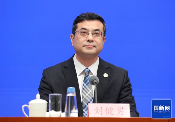  新闻发布会现场（刘健 摄）国务院新闻办新闻局副局长、新闻发言人&nbsp;贾惠丽:女士们、先生们，大家上午好！欢迎出席国务院新闻办新闻发布会。第四届中国国际供应链促进博览会将于6月22日至26日在北京举办。今天我们邀请到中国贸促会副会长李兴乾先生、副会长刘健男先生，请他们为大家介绍有关情况，并回答大家关心的问题。出席今天发布会的还有中国贸促会办公室主任杨宓先生。下面首先请李兴乾先生作介绍。李兴乾（徐想 摄）中国贸促会副会长 李兴乾：谢谢主持人。各位媒体朋友，非常高兴出席今天的新闻发布会。首先我谨代表中国贸促会，对社会各界和媒体朋友长期以来对中国贸促事业的关心支持表示衷心感谢！下面，我简要介绍第四届链博会有关情况。　　链博会于2023年创办，是贯彻落实习近平主席关于维护全球产供链稳定畅通重要倡议的实际行动，是全球首个以供应链合作为主题的国家级展会。经过前三届的精心培育，已经成为全球瞩目的国际经贸盛会和全球共享的国际公共产品。　　“十五五”规划纲要对建设现代化产业体系、促进国际产业与投资合作作出了重要部署。办好第四届链博会，是贯彻落实“十五五”规划纲要，推动高质量发展、扩大高水平对外开放的重要举措。　　第四届链博会将于6月22日至26日在北京中国国际展览中心顺义馆举办，由中国贸促会作为主办单位，中国国际展览中心集团有限公司是承办单位，主题是“链接世界，共创未来”。联合国贸易和发展会议、联合国国际贸易法委员会、世界知识产权组织、国际贸易中心、国际商会等5家国际组织继续担任支持单位。澳大利亚将担任第四届链博会主宾国，这是其首次以官方国家级身份正式参与链博会。本届链博会首次设立外国主宾省，分别由法国奥弗涅-罗讷-阿尔卑斯大区、意大利利古里亚大区担任。国内的主宾省有两个，分别是安徽省和海南省。　　6月22日上午举办第四届链博会开幕式，拟邀请中国国家领导人、外国政要、国际组织和跨国公司负责人出席。汇集全球工商界意见，我们将共同发布第四届链博会北京倡议。　　本届链博会设置“6链1展区”，分别是数智科技链、先进制造链、绿色农业链、健康生活链、智能汽车链、清洁能源链和一个供应链服务展区。截至目前，已有676家中外链主企业、专精特新企业和行业机构确认参展，来自85个国家、地区和国际组织。外资参展商比例达到36.5%，世界500强及行业龙头企业参展的占比超过65%。连同参展商带来的产供链上下游合作伙伴，实际参展商有望超过1200家。截至目前，确定组团来华观展洽谈的境外团组已超过150个，预计团组数量和规格都会超过上届。　　展期将举办60多场工商交流活动，发布2026版《全球供应链促进报告》和全球供应链韧性指数矩阵等最新的研究成果。　　第四届链博会进入倒计时30天。各项筹备工作正紧锣密鼓、扎实有序推进。欢迎中外各界新老朋友到链博会参观交流。本届展期22日下午至24日面向专业观众开放，25日至26日面向社会公众开放，目前专业观众、采购商、媒体记者和公众注册系统已经开放。所有注册观众均可免费入场。欢迎大家通过“中国贸促”微信公众号以及链博会官网、微信公众号等渠道提前注册，我们将竭诚做好服务。谢谢。贾惠丽邀请记者提问（栾海军 摄）贾惠丽： 　 &nbsp;&nbsp;感谢李会长的介绍。现在请大家提问，提问前请通报所在的新闻机构。  &nbsp; &nbsp;上游新闻记者提问（刘健 摄）Q1&nbsp;上游新闻&nbsp;记者&nbsp;作为“十五五”开局之年的重要国家级展会，本届链博会在服务国家战略、推动现代化产业体系建设方面，有哪些具体设计和安排？谢谢。李兴乾：谢谢您的提问，这个问题我来回答。贯彻“十五五”战略部署，展示“十五五”时期现代产业成长结构，是第四届链博会展陈设计的主线。关键词是融合化。有三个具体体现：　　第一，促进科技创新与产业创新深度融合。本届链博会展示传统产业提质升级新成果，更关注新兴产业和未来产业最新实践。今年先进制造链将专门设置低空经济产业链专区，将近30家行业领军企业联袂呈现从前沿技术、创新成果到发展趋势的全链条生态。创新链专区会进一步优化提升，将促进更多科技创新成果走出“实验室”，链接国内国外“大市场”。展期还将举办内地与香港创科合作的交流活动，推动香港与内地创新链高效协同。　　第二，促进先进制造业与现代服务业深度融合。本届链博会集中展现物流配送、金融支持、法律咨询等服务环节与生产制造有机融合的应用场景。全球物流业的领军企业将联动中国金融企业，展示智慧物流与现代运输、金融保险等专业服务创新协同案例。围绕促进贸易投资一体化发展，展期将邀请“投资机构进链博”。组织商事调解国际对话会以及商法培训咨询等活动，支持金融、商法服务赋能贸易创新和产业创新。　　第三是促进实体经济与数字经济深度融合。人工智能物理应用的新产业时代，正在加速到来。除数智科技链设置人工智能专区外，本届链博会各展区都将深度呈现人工智能赋能千行百业的生动实践。先进制造链将展现AI助力新型工业化的现实场景；绿色农业链将展现AI从田园到餐桌的深度应用；健康生活链将展示AI赋能精准医疗、药物创新和生活质量提升的最新成果；智能汽车链将展示AI在汽车研发、制造、生态协同等方面的创新应用；清洁能源链将呈现AI如何改变能源生产、调度和交易方式的实践；供应链服务展区将展现AI让跨境贸易、物流、金融从人力驱动转向智能调度的新路径。　　链博会是全球产供链网络的链接平台。对有志于创新与国际合作的中外企业来说，链博会是找朋友、找伙伴、找应用场景、找解决方案的资源富矿，不容错过。谢谢。中国财经报记者提问（刘健 摄）Q2&nbsp;中国财经报&nbsp;记者&nbsp;去年链博会设立的创新链很受关注，今年将继续提质升级，请问本届有哪些新变化值得期待？谢谢。刘健男（徐想 摄）中国贸促会副会长 刘健男：感谢您的提问，这个问题我来回答。去年链博会创新设置创新链专区，以“制度、载体、服务”为支点，打通知识产权确权、技术孵化到产业化落地全流程，就是要助力科技创新和产业创新深度融合，让实验室里的“金点子”变成产业发展的“金钥匙”。　　习近平总书记在今年全国两会参加江苏代表团审议时指出：“在促进创新链产业链资金链人才链深度融合、推动科技成果高效转化应用上探索新途径”。我们以此作为今年创新链专区的根本遵循，重点从去年的创新链、产业链“双链贯通”，升级为创新链、产业链、资金链、人才链“四链融合”。即以“政策、平台、协同”为切入点，集聚相关国际组织、政府部门、科研院所、科技平台、重点企业等15家主体，合力打造创新、产业、资本、人才同频共振的交流合作平台。此外，我们还将继续举办创新链专区活动，并首次发布创新链专区年度报告。　　中国贸促会拥有一支具有深厚历史底蕴、权威国际公信力和过硬专业素养的商事法律服务队伍。我们将充分发挥在商事仲裁调解、知识产权、经贸摩擦应对等领域的专业优势，联合多家专业机构，共同设立知识产权和法律服务工作站，在链博会现场为各类中外企业提供全流程、专业化的法律咨询服务，以高质量商事法律服务护航四链深度融合，促进新质生产力发展。　　“十五五”规划纲要提出，“加快涉外法治体系和能力建设，健全国际商事调解、仲裁、诉讼等机制。”我们将进一步做优做强商事法律服务，努力将链博会打造成为涉外法治工作的试验田和服务站。谢谢。极目新闻记者提问（刘健 摄） Q3&nbsp;极目新闻&nbsp;记者&nbsp;前三届链博会成果丰硕，参展企业达成了一大批合作协议及意向签约，能否介绍一下具体情况。对本届链博会的经贸合作成效，有哪些预期和展望？谢谢。杨宓（徐想 摄）中国贸促会办公室主任 &nbsp;杨宓：谢谢您的提问，这个问题我来回答。在去年国新办发布会上，我们曾经说链博会不追求成交额，更注重的是链接度。第三届链博会打造了链博会“找朋友”模式的3.0版本，近期我们也对历届重点参展商进行了调研回访，大多数展商都反映品牌影响力的提升、供应链朋友圈的扩大，收获了订单、合作协议、合作意向或者项目线索；超过半数的展商有效对接了供应链上下游的伙伴和相关政府部门等。　　虽然目前第四届链博会还没有开幕，但链博会“找朋友”的模式已经上升到4.0版本。至于4.0和3.0有什么区别？我总结为线上线下、国内国外、展前展后。　　线上线下是指线上AI赋能。依托我们自主研发的“飞展”数字展览平台，全面升级数字化供需对接功能，实现在线全年常态化对接。为展商、专业观众、采购商进行在线供需匹配，近两个月已经形成8892条匹配结果。　　线下彼此奔赴。去年的第三届链博会上我们成立了参展商联盟，并设立“6链1展区”专业委员会，首批207家成员企业覆盖行业链主以及专精特新、小巨人、隐形冠军等各类型企业。通过组织产业上下游交流、跨界交流、地方交流以及中外交流等各种活动，帮助企业找到供应链上的最佳合作伙伴。比如今年3月，在杭州举办了链博会浙江推介会暨机器人产业对接会，高通、英特尔、特斯拉等37家全球链主企业与100多家浙江本地企业洽谈合作，就取得了非常好的效果。　　国内国外是指：我们在各地方、各部门以及各驻外使领馆大力支持帮助下，依托全国贸促系统的广泛网络优势，在30个国家和地区以及国内相关省市举办了66场路演推介活动，并借助中国贸促会组织的多双边高层级活动和企业“千团出海”，积极宣介和推广链博会。这些活动规格高、内容实，很多外国领导人或者政商高级别代表出席，帮助企业高效对接了长期闻名未能见面的合作伙伴。　　展前展后大家就都很熟悉了，链博会不是买卖商品，企业间要想结成供应链上的长期合作伙伴，在短短5天的展期时间内远远不够。所以我们把工作重点拓展到了展前展后，推动供应商和专业观众从单纯的采购合作，转向产供链协同和长期的互利合作投资。今年我们还提前和各个地方进行对接，引导参展参会的境外团组赴地方进行深度考察交流，从链博会走向中国大江南北的广阔开放热土，让链博会永不落幕。　　谢谢您的提问。中央广播电视总台央视记者提问（刘健 摄） Q4中央广播电视总台央视&nbsp;记者&nbsp;我们知道链博会已经成功举办三届了，作为全球首个以供应链合作为主题的国家级展会，我们很想知道，在前三届成功的经验和积累之上，今年最大的创新和亮点是什么？谢谢。李兴乾：谢谢提问，我来回答您的问题。创新是链博会第一原则。第四届链博会可以观察到三个创新亮点。　　一是看到新趋势。本届链博会将聚焦加快培育发展新质生产力，实景展示中国现代化产业体系建设的历史性成就和发展方向，会实物化地展示产供链国际合作最新成果和未来趋势，为中国企业出海和外资企业深耕中国提供双向交流合作平台。　　二是体察新动能。本届链博会将“数字科技链”升级为“数智科技链”，首次设立了人工智能专区，去年创立的创新链专区也做了优化提质。今年是APEC“中国年”，本届链博会开幕前夕将举办2026年APEC工商领导人中国论坛。今年是海南自贸港封关运行的第一年，海南省作为链博会的主宾省，将突出现代服务业补链延链与制度创新，展示自贸港供应链国际合作机遇。雄安新区将首次独立参展，重点展示自主创新能力以及人工智能、空天科技等高端高新产业生态。展期发布的首发首展首秀有望超过160项。“链博首发站”将举办超过30场次的重磅首发活动。各参展企业会集中展示一批新产品、新技术、新服务、新场景，是值得关注的。　　三是结交新朋友。本届链博会参展国别和地区数量比上届有了进一步增长，来自芬兰、奥地利、哈萨克斯坦等13个国家的企业，来自联合国儿童基金会、联合国全球契约组织、国际许可贸易工作者协会等机构的代表都是首次参展。会有115家中外企业作为连续四届参展的“全勤生”，继续参展。我们不忘老朋友，拥抱新朋友。多家具有全球影响力的跨国链主企业首次亮相链博会，值得期待。谢谢大家。大象新闻记者提问（刘健 摄） Q5大象新闻&nbsp;记者&nbsp;今年是APEC“中国年”，据了解本届链博会开幕前夕将举办2026年APEC工商领导人中国论坛，请问论坛将聚焦哪些议题？请介绍一下论坛相关情况？谢谢。杨宓:谢谢您的提问，这个问题还是我来回答。今年是中国第三次，也是时隔12年再次担任APEC的东道主，中国贸促会具体负责组织APEC的工商系列活动，履行APEC工商咨询理事会（ABAC）中国秘书处的职责。6月21日，也就是链博会开幕前一天，APEC工商领导人中国论坛将在京举办，这是APEC“中国年”工商领域的一项标志性活动。论坛以开放、互通、协同：“链接亚太、共创未来”为主题，将设置开幕式和3场专题研讨，邀请ABAC代表、APEC国际秘书处负责人、中国政府部门代表以及世界500强跨国企业的负责人等亚太政商界重量级的嘉宾与会，分别围绕“深化区域经济一体化”“互联互通”“数字创新”3项亚太区域热点议题进行深入研讨，并对前不久在墨西哥召开的2026年ABAC第二次会议上成功通过的《ABAC关于支持亚太自贸区的声明》和《ABAC关于支持互联互通的声明》等相关重要成果进行一次中期盘点，为最终向APEC领导人非正式会议提交一份高质量的工商界政策建议进行充分动员和准备。　　我想强调的是，上述成果文件是21个APEC经济体代表协商一致通过的。今年恰逢APEC领导人提出亚太自由贸易区愿景20周年，在这一重要时间节点，亚太工商界发布持续推进亚太自贸区建设的联合声明，并呼吁在2014年北京会议成果的基础上，制定升级版的《APEC互联互通蓝图》，也充分反映了亚太工商界在维护产供链稳定畅通、推动普惠包容的经济全球化等方面的共同心声。　　APEC“中国年”秉持APEC一贯理念，以“建设亚太共同体，促进共同繁荣”为主题，对于链博会以链为名的核心理念高度契合、相互呼应。在本届链博会上，澳大利亚担任主宾国，APEC经济体企业、机构占外资参展商比例预计将达到40%，实现“6链1展区”的全覆盖。另外，我们还将组织中国论坛的参会嘉宾与链博会参展企业机构进行深入互动交流，让两场活动珠联璧合，产生“1+1>2”的超级效能。　　我相信，APEC工商领导人中国论坛必将为APEC“中国年”留下鲜明的中国印记。而APEC“中国年”与链博会的美妙相遇，也一定会碰撞出精彩难忘的火花。　　谢谢。羊城晚报记者提问（刘健 摄）Q6 羊城晚报&nbsp;记者本届链博会首次设立人工智能专区，将呈现从数据、算力到应用的全链条生态，请问有哪些AI龙头企业确认参展？观众在这个专区将看到或者体验到哪些“黑科技”或者哪些首发首秀的新产品？谢谢。李兴乾：谢谢关注人工智能专区。人工智能技术应用正在深刻地改变世界。第四届链博会将“数字科技链”升级为“数智科技链”，是顺应经济发展与科技进步规律的主动作为。　　本届链博会与全球知名的半导体公司共同策划，首次设立人工智能专区，是按照从数据与感知，到算力与算法，再到应用与解决方案的产业演进路径进行的系统化设计。展陈目标是全链条展现人工智能从数据采集、智能计算到场景落地的完整生态。专区集聚了英伟达、英特尔、高通、阿里巴巴等中外人工智能领域的领军企业，本身就是一场人工智能的“华山论剑”。　　本届链博会上，数字化、智能化应用将会无处不在，会覆盖展览展示、研讨交流、产业合作、智库成果以及服务保障的各环节。主宾省安徽省将以“人工智能+制造”为重点，展示智能网联汽车、新一代信息技术等硬核成果。以杭州“六小龙”为代表的浙江企业将携前沿成果亮相链博会。湖北将组织20多家高新技术企业专题展示具身智能产业链条。江苏等地方也将举办具身智能机器人产业推介对接活动。　　大家将有机会在链博会的展馆内体验到机器人志愿者、AI智能的导览员，智能机器人会成为相关活动的联合主持人。第四届链博会是数智链博会元年，可以更清晰地看见未来，体验未来。谢谢。凤凰卫视记者提问（刘健 摄） Q7 凤凰卫视&nbsp;记者刚才提到本届链博会工商交流活动多达60多场，能否介绍一下具体有哪些？对于中外企业开展产供链合作有什么样的帮助？谢谢。刘健男:谢谢您的提问，这个问题我来回答。链博会既要展链条、展生态、展场景，也要论思想、论技术、论未来。本届链博会期间，我们围绕产供链国际合作，同期将举办60多场形式多样、内容丰富的工商交流活动，亚欧基金、国际许可贸易工作者协会、国际标准化组织等国际组织负责人、多家世界500强及行业领军企业高管将应邀出席。活动安排，至少有以下四个特点：　　一是更有看点。在去年链博会上，黄仁勋和阿里研究院王坚院士的炉边对话备受瞩目，在这儿我可以向大家透露一下，今年链博会上还将有重要级嘉宾出席炉边对话，敬请大家期待。去年的“主宾国遇见主宾省”活动取得成功，今年中国主宾省海南将与外国主宾省意大利的利古里亚大区合作举办推介交流活动。本届链博会48%的外资参展商来自共建“一带一路”国家，我们将在展期举办“一带一路”贸易投资论坛、陆海新通道国际工商会合作圆桌会。此外，还将举办“链博之夜”参展企业交流会、参展商联盟工作会、金砖国家女性领导力论坛等各类交流活动。　　二是更趋前沿。供应链是一个全球的热词，本次同期举办的工商交流活动都紧扣产供链的韧性与合作。“6链1展区”继续举办主题活动，围绕相关领域热点话题，邀请全球政商学各界人士围绕行业新前景、新技术、新趋势开展研讨。同期还将围绕具身智能、智慧城市、物联网、电力碳足迹因子等前沿问题举办交流活动。我们一边看最棒的展，一边聊最热的事，一定会碰撞出不一样的火花。　　三是更多形式。将有来自13个国家和地区的政府机构、商协会、企业代表举行形式多样的国别推介会、政策解读会和行业对接会，既有多边和区域的APEC、中国东盟等主题活动，也有中国与澳大利亚、韩国、马来西亚等双边经贸活动。还有中外知名投资机构与产业领军企业的跨界交流，进一步促进资源在产供链纵向横向的高效流动与深度融合。　　四是更实成果。本届链博会将发布2026版《全球供应链促进报告》、全球供应链韧性指数矩阵等一批重磅研究成果，用量化数据揭示在地缘政治冲突、对等关税等对世界经济的冲击下，全球供应链韧性水平走势如何。　　更多内容，欢迎大家到链博会来亲身感受。谢谢。21世纪经济报道记者提问（刘健 摄）Q8 21世纪经济报道&nbsp;记者当前全球产业链供应链正在发生深刻调整，各方都在关注如何加强协作、共促稳定。除了办好链博会，中国贸促会围绕产业链供应链国际合作还开展了哪些工作？谢谢。李兴乾:感谢您的提问。链博会是中国的，也是世界的。国际标准化组织已经把“与供应链中的潜在商业伙伴建立联系和合作”写入了“展览”这个概念的全球术语定义。这是由链博会首创的全新的展览模式，它也标志着链博会的创新理念和功能模式，已经从中国实践上升为全球标准。中国贸促会促进产供链的国际合作，链博会是得力抓手，带动全国贸促系统各主要业务板块协同增效，正在实现贸易促进、投资促进、产业促进的“三促融合”。在贸易促进方面，全国贸促系统持续实施“千团出海”行动，去年共组织了2144个团组赴92个国家和地区考察洽谈。今年前五个月，中国贸促会已组织100批次团组出国访问，与外国国家元首及政要对话交流，帮助企业达成一系列合作成果。今年前4个月，我们履行出国经贸展览管理和服务的职责，支持46家组展单位、9700多家参展企业到39个国家（地区）开展了376个经贸展览项目，推介了中国制造和中国品牌。在双向投资方面，今年以来贸促会在境内外会见跨国公司领导人70多批次，依托服务外资企业工作专班，推动解决了一批外资企业在华经营发展的合理诉求，我们举办外资企业“地方行”、组织中外政企篮球邀请赛等品牌活动，推动中外企业主体多层面开展交流合作。同时，我们用好服务企业境外投资专项工作机制，参与海外综合服务体系建设，在“贸企通”服务平台开通了企业出海服务专区，促进产业链供应链合理有序跨境布局。在商事法律服务方面，落实新发布的仲裁法、商事调解条例等法律法规，发挥贸促领域的专业优势，为中外企业加强产供链合作保驾护航。今年以来，贸促会的相关单位办理专利、商标新申请1.8万件，其中为外国企业办理在华专利、商标新申请9600多件，同比增长8.2%。我们持续开展“合规强链”行动，为320家企业提供了合规辅导服务。在参与全球经济治理方面，组织我国工商界深度参与APEC、G20、金砖等多边机制下的工商界活动，深化与联合国有关机构、国际商会等重要国际组织的交流合作，广泛凝聚产供链合作共识，提出更多的中国主张、中国倡议，当好工商界参与国际经贸规则制定的利益代言人。谢谢。闪电新闻记者提问（刘健 摄）Q9 闪电新闻 记者第四届链博会备受关注，参展企业和观众数量非常众多，请问主办方将采取哪些举措来服务保障好参展企业和观众，让大家有更良好的参展观展体验？谢谢。 杨宓:谢谢您的提问，这个问题我来回答。本届链博会的展商、境外团组数量和中外媒体关注度都有很大提升，对我们服务保障工作也提出了更高要求。在此，我代表主办方向大家承诺，我们一定会全力以赴以最高标准、最严要求、最实举措让大家乘兴而来、满载而归。　　首先，链博会得到了各相关政府部门的大力支持。如国家市场监管总局连续四年为链博会提供政策保障，北京海关公布了支持第四届链博会的14项便利措施，并切实回应了展商诉求，出台了新的针对性支持政策。共青团北京市委员会、北京市志愿服务联合会今年将继续组织多所在京高校志愿者为中外展商、观众提供多语种服务，他们始终是链博会最青春洋溢的一道风景线。作为主办方，我们多措并举：　　以多元供给传递温度。馆内设立28个常设餐饮区，提供5000个就餐位，中央厨房日供餐能力高达3万份。同时我们也引入了国内外知名的连锁餐饮品牌，增设了特色餐车、轻食啤酒餐吧等个性化服务；甄选20家推荐酒店并全天候提供咨询和预订服务；从开幕前两天起在首都和大兴机场设置多个接待服务台，在展期设置通勤班车。　　以文化体验拓展交流。我们将为远道而来的境外代表团量身打造北京特色参观路线，提升海外嘉宾参会体验。我们的吉祥物链氪文创产品也实现了AI升级，搭载了专属语音交互大模型，可以进行多语种交流。我们还将推出磁悬浮链氪、链氪盲盒等多种限量新产品，非常值得期待。　　以严密保障确保安全。针对夏季办展，我们加强了食品安全管理，升级改造了空调系统，在展会现场设立了医疗急救点，与周边医院等建立了绿色通道，升级了安检流程、配备了现场秩序维护人员，也配齐配强消防装备器材等，确保大家进出顺畅、安心参展。我看到在座很多新闻媒体记者都是链博会的老朋友，我想告诉大家，我们新闻中心精心设计了功能分区，对网络、餐饮等软硬件配套设施进行了优化升级，届时将为大家提供全方位、高品质的服务保障，也热切期待大家的光临。　　最后也特别要说一下，我们在服务保障中也贯彻链博会绿色化办展理念，在参展、搭建、出行、餐饮、物流等各个方面各个环节使用环保可重复利用材料，并连续两年实现了场馆及配套设施的100%使用绿色电力，我们将不遗余力持续打造绿色链博、零碳链博。谢谢您的提问。贾惠丽:　　感谢，时间关系最后一个问题，请大家抓紧提问。香港大公文汇传媒集团记者提问（刘健 摄）Q10 香港大公文汇传媒集团 记者 上周中美元首刚刚在北京成功会晤，从贸促会的观察来看，中美工商界如何看待未来中美经贸关系的发展走向。在链博会这个平台上，中美合作有哪些体现？谢谢。刘健男:谢谢您的提问，这个问题我来回答。中美元首会晤全球瞩目，两国元首就事关两国和世界的重大问题深入交换意见，达成一系列的新共识。两国元首同意将构建“中美建设性战略稳定关系”作为中美关系的新定位，为中美关系提供战略指引。我们都知道，无论是做贸易还是投资，企业最在意的正是稳定性、确定性和可预期性。近期，多位随同特朗普总统访华的美国企业主要负责人到访了中国贸促会或者与我们进行了联系，他们都积极评价两国关系的新定位，看好中国经济及中美工商合作未来的发展。　　链博会是中美工商界开展务实合作的重要平台。从首届到今年的第四届，美国参展企业和机构数量始终位列链博会外资参展商的榜首。这次随访的多家世界500强美国企业都是链博会的“全勤生”或者“老朋友”。美国佛罗里达州、新墨西哥州、犹他州等多地政府部门、商协会还将组团专程来华观展，美国大豆出口协会等机构将举办专题推介活动。中美关系希望在人民，基础在民间，未来在青年，活力在地方。在当前纷繁复杂的国际经贸形势下，对于全球工商界，链字值千金！　　习近平主席强调，让2026年成为中美关系继往开来的历史性、标志性年份。中国贸促会以链博会为契机，多措并举贯彻落实两国元首会晤重要共识，为两国工商界交流合作穿针引线、铺路搭桥。今年以来，我们已在中美企业合作对接项目（CMP）项下，与美方先后共同举办了中美轨道交通行业交流会、CMP20周年活动暨篮球友谊赛等，6月还将在重庆开展通用航空主题交流，惠及更多中美的中小企业。　　党的二十届三中、四中全会以后，中国贸促会都在第一时间组织高规格中国企业家代表团成功访美。今年以来，陕西、山东、湖南、北京、贵州等多地贸促会先后组团赴美开展经贸交流。近期，许多中国企业也向我们表达了访美意愿，我们也在筹备适时组织中国企业赴美交流，立足中美关系新定位，促进两国工商界深化务实合作。　　两国元首一致同意相互支持，办好今年亚太经合组织领导人非正式会议和二十国集团峰会。作为APEC工商系列活动的主办方和中方参与二十国集团工商界活动的牵头单位，中国贸促会将全力办好APEC工商领导人峰会等活动，同包括美国工商界在内的各方一道，凝聚互利共赢共识，为全球经济治理贡献力量。谢谢。     贾惠丽: 今天的发布会就到这里，感谢各位发布人，感谢媒体朋友的参与，大家再见！