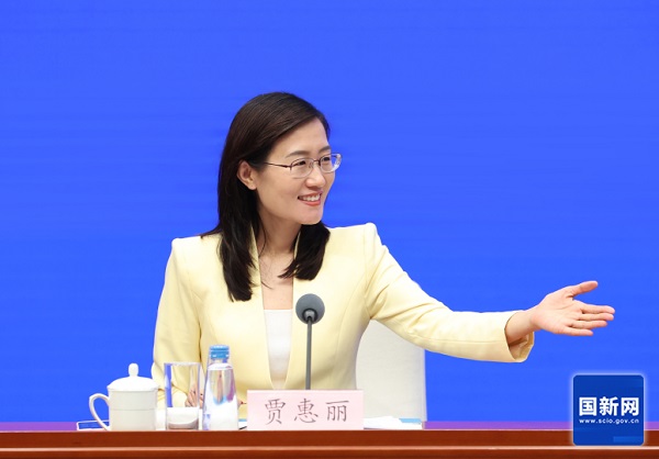  新闻发布会现场（刘健 摄）国务院新闻办新闻局副局长、新闻发言人&nbsp;贾惠丽:女士们、先生们，大家上午好！欢迎出席国务院新闻办新闻发布会。第四届中国国际供应链促进博览会将于6月22日至26日在北京举办。今天我们邀请到中国贸促会副会长李兴乾先生、副会长刘健男先生，请他们为大家介绍有关情况，并回答大家关心的问题。出席今天发布会的还有中国贸促会办公室主任杨宓先生。下面首先请李兴乾先生作介绍。李兴乾（徐想 摄）中国贸促会副会长 李兴乾：谢谢主持人。各位媒体朋友，非常高兴出席今天的新闻发布会。首先我谨代表中国贸促会，对社会各界和媒体朋友长期以来对中国贸促事业的关心支持表示衷心感谢！下面，我简要介绍第四届链博会有关情况。　　链博会于2023年创办，是贯彻落实习近平主席关于维护全球产供链稳定畅通重要倡议的实际行动，是全球首个以供应链合作为主题的国家级展会。经过前三届的精心培育，已经成为全球瞩目的国际经贸盛会和全球共享的国际公共产品。　　“十五五”规划纲要对建设现代化产业体系、促进国际产业与投资合作作出了重要部署。办好第四届链博会，是贯彻落实“十五五”规划纲要，推动高质量发展、扩大高水平对外开放的重要举措。　　第四届链博会将于6月22日至26日在北京中国国际展览中心顺义馆举办，由中国贸促会作为主办单位，中国国际展览中心集团有限公司是承办单位，主题是“链接世界，共创未来”。联合国贸易和发展会议、联合国国际贸易法委员会、世界知识产权组织、国际贸易中心、国际商会等5家国际组织继续担任支持单位。澳大利亚将担任第四届链博会主宾国，这是其首次以官方国家级身份正式参与链博会。本届链博会首次设立外国主宾省，分别由法国奥弗涅-罗讷-阿尔卑斯大区、意大利利古里亚大区担任。国内的主宾省有两个，分别是安徽省和海南省。　　6月22日上午举办第四届链博会开幕式，拟邀请中国国家领导人、外国政要、国际组织和跨国公司负责人出席。汇集全球工商界意见，我们将共同发布第四届链博会北京倡议。　　本届链博会设置“6链1展区”，分别是数智科技链、先进制造链、绿色农业链、健康生活链、智能汽车链、清洁能源链和一个供应链服务展区。截至目前，已有676家中外链主企业、专精特新企业和行业机构确认参展，来自85个国家、地区和国际组织。外资参展商比例达到36.5%，世界500强及行业龙头企业参展的占比超过65%。连同参展商带来的产供链上下游合作伙伴，实际参展商有望超过1200家。截至目前，确定组团来华观展洽谈的境外团组已超过150个，预计团组数量和规格都会超过上届。　　展期将举办60多场工商交流活动，发布2026版《全球供应链促进报告》和全球供应链韧性指数矩阵等最新的研究成果。　　第四届链博会进入倒计时30天。各项筹备工作正紧锣密鼓、扎实有序推进。欢迎中外各界新老朋友到链博会参观交流。本届展期22日下午至24日面向专业观众开放，25日至26日面向社会公众开放，目前专业观众、采购商、媒体记者和公众注册系统已经开放。所有注册观众均可免费入场。欢迎大家通过“中国贸促”微信公众号以及链博会官网、微信公众号等渠道提前注册，我们将竭诚做好服务。谢谢。贾惠丽邀请记者提问（栾海军 摄）贾惠丽： 　 &nbsp;&nbsp;感谢李会长的介绍。现在请大家提问，提问前请通报所在的新闻机构。  &nbsp; &nbsp;上游新闻记者提问（刘健 摄）Q1&nbsp;上游新闻&nbsp;记者&nbsp;作为“十五五”开局之年的重要国家级展会，本届链博会在服务国家战略、推动现代化产业体系建设方面，有哪些具体设计和安排？谢谢。李兴乾：谢谢您的提问，这个问题我来回答。贯彻“十五五”战略部署，展示“十五五”时期现代产业成长结构，是第四届链博会展陈设计的主线。关键词是融合化。有三个具体体现：　　第一，促进科技创新与产业创新深度融合。本届链博会展示传统产业提质升级新成果，更关注新兴产业和未来产业最新实践。今年先进制造链将专门设置低空经济产业链专区，将近30家行业领军企业联袂呈现从前沿技术、创新成果到发展趋势的全链条生态。创新链专区会进一步优化提升，将促进更多科技创新成果走出“实验室”，链接国内国外“大市场”。展期还将举办内地与香港创科合作的交流活动，推动香港与内地创新链高效协同。　　第二，促进先进制造业与现代服务业深度融合。本届链博会集中展现物流配送、金融支持、法律咨询等服务环节与生产制造有机融合的应用场景。全球物流业的领军企业将联动中国金融企业，展示智慧物流与现代运输、金融保险等专业服务创新协同案例。围绕促进贸易投资一体化发展，展期将邀请“投资机构进链博”。组织商事调解国际对话会以及商法培训咨询等活动，支持金融、商法服务赋能贸易创新和产业创新。　　第三是促进实体经济与数字经济深度融合。人工智能物理应用的新产业时代，正在加速到来。除数智科技链设置人工智能专区外，本届链博会各展区都将深度呈现人工智能赋能千行百业的生动实践。先进制造链将展现AI助力新型工业化的现实场景；绿色农业链将展现AI从田园到餐桌的深度应用；健康生活链将展示AI赋能精准医疗、药物创新和生活质量提升的最新成果；智能汽车链将展示AI在汽车研发、制造、生态协同等方面的创新应用；清洁能源链将呈现AI如何改变能源生产、调度和交易方式的实践；供应链服务展区将展现AI让跨境贸易、物流、金融从人力驱动转向智能调度的新路径。　　链博会是全球产供链网络的链接平台。对有志于创新与国际合作的中外企业来说，链博会是找朋友、找伙伴、找应用场景、找解决方案的资源富矿，不容错过。谢谢。中国财经报记者提问（刘健 摄）Q2&nbsp;中国财经报&nbsp;记者&nbsp;去年链博会设立的创新链很受关注，今年将继续提质升级，请问本届有哪些新变化值得期待？谢谢。刘健男（徐想 摄）中国贸促会副会长 刘健男：感谢您的提问，这个问题我来回答。去年链博会创新设置创新链专区，以“制度、载体、服务”为支点，打通知识产权确权、技术孵化到产业化落地全流程，就是要助力科技创新和产业创新深度融合，让实验室里的“金点子”变成产业发展的“金钥匙”。　　习近平总书记在今年全国两会参加江苏代表团审议时指出：“在促进创新链产业链资金链人才链深度融合、推动科技成果高效转化应用上探索新途径”。我们以此作为今年创新链专区的根本遵循，重点从去年的创新链、产业链“双链贯通”，升级为创新链、产业链、资金链、人才链“四链融合”。即以“政策、平台、协同”为切入点，集聚相关国际组织、政府部门、科研院所、科技平台、重点企业等15家主体，合力打造创新、产业、资本、人才同频共振的交流合作平台。此外，我们还将继续举办创新链专区活动，并首次发布创新链专区年度报告。　　中国贸促会拥有一支具有深厚历史底蕴、权威国际公信力和过硬专业素养的商事法律服务队伍。我们将充分发挥在商事仲裁调解、知识产权、经贸摩擦应对等领域的专业优势，联合多家专业机构，共同设立知识产权和法律服务工作站，在链博会现场为各类中外企业提供全流程、专业化的法律咨询服务，以高质量商事法律服务护航四链深度融合，促进新质生产力发展。　　“十五五”规划纲要提出，“加快涉外法治体系和能力建设，健全国际商事调解、仲裁、诉讼等机制。”我们将进一步做优做强商事法律服务，努力将链博会打造成为涉外法治工作的试验田和服务站。谢谢。极目新闻记者提问（刘健 摄） Q3&nbsp;极目新闻&nbsp;记者&nbsp;前三届链博会成果丰硕，参展企业达成了一大批合作协议及意向签约，能否介绍一下具体情况。对本届链博会的经贸合作成效，有哪些预期和展望？谢谢。杨宓（徐想 摄）中国贸促会办公室主任 &nbsp;杨宓：谢谢您的提问，这个问题我来回答。在去年国新办发布会上，我们曾经说链博会不追求成交额，更注重的是链接度。第三届链博会打造了链博会“找朋友”模式的3.0版本，近期我们也对历届重点参展商进行了调研回访，大多数展商都反映品牌影响力的提升、供应链朋友圈的扩大，收获了订单、合作协议、合作意向或者项目线索；超过半数的展商有效对接了供应链上下游的伙伴和相关政府部门等。　　虽然目前第四届链博会还没有开幕，但链博会“找朋友”的模式已经上升到4.0版本。至于4.0和3.0有什么区别？我总结为线上线下、国内国外、展前展后。　　线上线下是指线上AI赋能。依托我们自主研发的“飞展”数字展览平台，全面升级数字化供需对接功能，实现在线全年常态化对接。为展商、专业观众、采购商进行在线供需匹配，近两个月已经形成8892条匹配结果。　　线下彼此奔赴。去年的第三届链博会上我们成立了参展商联盟，并设立“6链1展区”专业委员会，首批207家成员企业覆盖行业链主以及专精特新、小巨人、隐形冠军等各类型企业。通过组织产业上下游交流、跨界交流、地方交流以及中外交流等各种活动，帮助企业找到供应链上的最佳合作伙伴。比如今年3月，在杭州举办了链博会浙江推介会暨机器人产业对接会，高通、英特尔、特斯拉等37家全球链主企业与100多家浙江本地企业洽谈合作，就取得了非常好的效果。　　国内国外是指：我们在各地方、各部门以及各驻外使领馆大力支持帮助下，依托全国贸促系统的广泛网络优势，在30个国家和地区以及国内相关省市举办了66场路演推介活动，并借助中国贸促会组织的多双边高层级活动和企业“千团出海”，积极宣介和推广链博会。这些活动规格高、内容实，很多外国领导人或者政商高级别代表出席，帮助企业高效对接了长期闻名未能见面的合作伙伴。　　展前展后大家就都很熟悉了，链博会不是买卖商品，企业间要想结成供应链上的长期合作伙伴，在短短5天的展期时间内远远不够。所以我们把工作重点拓展到了展前展后，推动供应商和专业观众从单纯的采购合作，转向产供链协同和长期的互利合作投资。今年我们还提前和各个地方进行对接，引导参展参会的境外团组赴地方进行深度考察交流，从链博会走向中国大江南北的广阔开放热土，让链博会永不落幕。　　谢谢您的提问。中央广播电视总台央视记者提问（刘健 摄） Q4中央广播电视总台央视&nbsp;记者&nbsp;我们知道链博会已经成功举办三届了，作为全球首个以供应链合作为主题的国家级展会，我们很想知道，在前三届成功的经验和积累之上，今年最大的创新和亮点是什么？谢谢。李兴乾：谢谢提问，我来回答您的问题。创新是链博会第一原则。第四届链博会可以观察到三个创新亮点。　　一是看到新趋势。本届链博会将聚焦加快培育发展新质生产力，实景展示中国现代化产业体系建设的历史性成就和发展方向，会实物化地展示产供链国际合作最新成果和未来趋势，为中国企业出海和外资企业深耕中国提供双向交流合作平台。　　二是体察新动能。本届链博会将“数字科技链”升级为“数智科技链”，首次设立了人工智能专区，去年创立的创新链专区也做了优化提质。今年是APEC“中国年”，本届链博会开幕前夕将举办2026年APEC工商领导人中国论坛。今年是海南自贸港封关运行的第一年，海南省作为链博会的主宾省，将突出现代服务业补链延链与制度创新，展示自贸港供应链国际合作机遇。雄安新区将首次独立参展，重点展示自主创新能力以及人工智能、空天科技等高端高新产业生态。展期发布的首发首展首秀有望超过160项。“链博首发站”将举办超过30场次的重磅首发活动。各参展企业会集中展示一批新产品、新技术、新服务、新场景，是值得关注的。　　三是结交新朋友。本届链博会参展国别和地区数量比上届有了进一步增长，来自芬兰、奥地利、哈萨克斯坦等13个国家的企业，来自联合国儿童基金会、联合国全球契约组织、国际许可贸易工作者协会等机构的代表都是首次参展。会有115家中外企业作为连续四届参展的“全勤生”，继续参展。我们不忘老朋友，拥抱新朋友。多家具有全球影响力的跨国链主企业首次亮相链博会，值得期待。谢谢大家。大象新闻记者提问（刘健 摄） Q5大象新闻&nbsp;记者&nbsp;今年是APEC“中国年”，据了解本届链博会开幕前夕将举办2026年APEC工商领导人中国论坛，请问论坛将聚焦哪些议题？请介绍一下论坛相关情况？谢谢。杨宓:谢谢您的提问，这个问题还是我来回答。今年是中国第三次，也是时隔12年再次担任APEC的东道主，中国贸促会具体负责组织APEC的工商系列活动，履行APEC工商咨询理事会（ABAC）中国秘书处的职责。6月21日，也就是链博会开幕前一天，APEC工商领导人中国论坛将在京举办，这是APEC“中国年”工商领域的一项标志性活动。论坛以开放、互通、协同：“链接亚太、共创未来”为主题，将设置开幕式和3场专题研讨，邀请ABAC代表、APEC国际秘书处负责人、中国政府部门代表以及世界500强跨国企业的负责人等亚太政商界重量级的嘉宾与会，分别围绕“深化区域经济一体化”“互联互通”“数字创新”3项亚太区域热点议题进行深入研讨，并对前不久在墨西哥召开的2026年ABAC第二次会议上成功通过的《ABAC关于支持亚太自贸区的声明》和《ABAC关于支持互联互通的声明》等相关重要成果进行一次中期盘点，为最终向APEC领导人非正式会议提交一份高质量的工商界政策建议进行充分动员和准备。　　我想强调的是，上述成果文件是21个APEC经济体代表协商一致通过的。今年恰逢APEC领导人提出亚太自由贸易区愿景20周年，在这一重要时间节点，亚太工商界发布持续推进亚太自贸区建设的联合声明，并呼吁在2014年北京会议成果的基础上，制定升级版的《APEC互联互通蓝图》，也充分反映了亚太工商界在维护产供链稳定畅通、推动普惠包容的经济全球化等方面的共同心声。　　APEC“中国年”秉持APEC一贯理念，以“建设亚太共同体，促进共同繁荣”为主题，对于链博会以链为名的核心理念高度契合、相互呼应。在本届链博会上，澳大利亚担任主宾国，APEC经济体企业、机构占外资参展商比例预计将达到40%，实现“6链1展区”的全覆盖。另外，我们还将组织中国论坛的参会嘉宾与链博会参展企业机构进行深入互动交流，让两场活动珠联璧合，产生“1+1>2”的超级效能。　　我相信，APEC工商领导人中国论坛必将为APEC“中国年”留下鲜明的中国印记。而APEC“中国年”与链博会的美妙相遇，也一定会碰撞出精彩难忘的火花。　　谢谢。羊城晚报记者提问（刘健 摄）Q6 羊城晚报&nbsp;记者本届链博会首次设立人工智能专区，将呈现从数据、算力到应用的全链条生态，请问有哪些AI龙头企业确认参展？观众在这个专区将看到或者体验到哪些“黑科技”或者哪些首发首秀的新产品？谢谢。李兴乾：谢谢关注人工智能专区。人工智能技术应用正在深刻地改变世界。第四届链博会将“数字科技链”升级为“数智科技链”，是顺应经济发展与科技进步规律的主动作为。　　本届链博会与全球知名的半导体公司共同策划，首次设立人工智能专区，是按照从数据与感知，到算力与算法，再到应用与解决方案的产业演进路径进行的系统化设计。展陈目标是全链条展现人工智能从数据采集、智能计算到场景落地的完整生态。专区集聚了英伟达、英特尔、高通、阿里巴巴等中外人工智能领域的领军企业，本身就是一场人工智能的“华山论剑”。　　本届链博会上，数字化、智能化应用将会无处不在，会覆盖展览展示、研讨交流、产业合作、智库成果以及服务保障的各环节。主宾省安徽省将以“人工智能+制造”为重点，展示智能网联汽车、新一代信息技术等硬核成果。以杭州“六小龙”为代表的浙江企业将携前沿成果亮相链博会。湖北将组织20多家高新技术企业专题展示具身智能产业链条。江苏等地方也将举办具身智能机器人产业推介对接活动。　　大家将有机会在链博会的展馆内体验到机器人志愿者、AI智能的导览员，智能机器人会成为相关活动的联合主持人。第四届链博会是数智链博会元年，可以更清晰地看见未来，体验未来。谢谢。凤凰卫视记者提问（刘健 摄） Q7 凤凰卫视&nbsp;记者刚才提到本届链博会工商交流活动多达60多场，能否介绍一下具体有哪些？对于中外企业开展产供链合作有什么样的帮助？谢谢。刘健男:谢谢您的提问，这个问题我来回答。链博会既要展链条、展生态、展场景，也要论思想、论技术、论未来。本届链博会期间，我们围绕产供链国际合作，同期将举办60多场形式多样、内容丰富的工商交流活动，亚欧基金、国际许可贸易工作者协会、国际标准化组织等国际组织负责人、多家世界500强及行业领军企业高管将应邀出席。活动安排，至少有以下四个特点：　　一是更有看点。在去年链博会上，黄仁勋和阿里研究院王坚院士的炉边对话备受瞩目，在这儿我可以向大家透露一下，今年链博会上还将有重要级嘉宾出席炉边对话，敬请大家期待。去年的“主宾国遇见主宾省”活动取得成功，今年中国主宾省海南将与外国主宾省意大利的利古里亚大区合作举办推介交流活动。本届链博会48%的外资参展商来自共建“一带一路”国家，我们将在展期举办“一带一路”贸易投资论坛、陆海新通道国际工商会合作圆桌会。此外，还将举办“链博之夜”参展企业交流会、参展商联盟工作会、金砖国家女性领导力论坛等各类交流活动。　　二是更趋前沿。供应链是一个全球的热词，本次同期举办的工商交流活动都紧扣产供链的韧性与合作。“6链1展区”继续举办主题活动，围绕相关领域热点话题，邀请全球政商学各界人士围绕行业新前景、新技术、新趋势开展研讨。同期还将围绕具身智能、智慧城市、物联网、电力碳足迹因子等前沿问题举办交流活动。我们一边看最棒的展，一边聊最热的事，一定会碰撞出不一样的火花。　　三是更多形式。将有来自13个国家和地区的政府机构、商协会、企业代表举行形式多样的国别推介会、政策解读会和行业对接会，既有多边和区域的APEC、中国东盟等主题活动，也有中国与澳大利亚、韩国、马来西亚等双边经贸活动。还有中外知名投资机构与产业领军企业的跨界交流，进一步促进资源在产供链纵向横向的高效流动与深度融合。　　四是更实成果。本届链博会将发布2026版《全球供应链促进报告》、全球供应链韧性指数矩阵等一批重磅研究成果，用量化数据揭示在地缘政治冲突、对等关税等对世界经济的冲击下，全球供应链韧性水平走势如何。　　更多内容，欢迎大家到链博会来亲身感受。谢谢。21世纪经济报道记者提问（刘健 摄）Q8 21世纪经济报道&nbsp;记者当前全球产业链供应链正在发生深刻调整，各方都在关注如何加强协作、共促稳定。除了办好链博会，中国贸促会围绕产业链供应链国际合作还开展了哪些工作？谢谢。李兴乾:感谢您的提问。链博会是中国的，也是世界的。国际标准化组织已经把“与供应链中的潜在商业伙伴建立联系和合作”写入了“展览”这个概念的全球术语定义。这是由链博会首创的全新的展览模式，它也标志着链博会的创新理念和功能模式，已经从中国实践上升为全球标准。中国贸促会促进产供链的国际合作，链博会是得力抓手，带动全国贸促系统各主要业务板块协同增效，正在实现贸易促进、投资促进、产业促进的“三促融合”。在贸易促进方面，全国贸促系统持续实施“千团出海”行动，去年共组织了2144个团组赴92个国家和地区考察洽谈。今年前五个月，中国贸促会已组织100批次团组出国访问，与外国国家元首及政要对话交流，帮助企业达成一系列合作成果。今年前4个月，我们履行出国经贸展览管理和服务的职责，支持46家组展单位、9700多家参展企业到39个国家（地区）开展了376个经贸展览项目，推介了中国制造和中国品牌。在双向投资方面，今年以来贸促会在境内外会见跨国公司领导人70多批次，依托服务外资企业工作专班，推动解决了一批外资企业在华经营发展的合理诉求，我们举办外资企业“地方行”、组织中外政企篮球邀请赛等品牌活动，推动中外企业主体多层面开展交流合作。同时，我们用好服务企业境外投资专项工作机制，参与海外综合服务体系建设，在“贸企通”服务平台开通了企业出海服务专区，促进产业链供应链合理有序跨境布局。在商事法律服务方面，落实新发布的仲裁法、商事调解条例等法律法规，发挥贸促领域的专业优势，为中外企业加强产供链合作保驾护航。今年以来，贸促会的相关单位办理专利、商标新申请1.8万件，其中为外国企业办理在华专利、商标新申请9600多件，同比增长8.2%。我们持续开展“合规强链”行动，为320家企业提供了合规辅导服务。在参与全球经济治理方面，组织我国工商界深度参与APEC、G20、金砖等多边机制下的工商界活动，深化与联合国有关机构、国际商会等重要国际组织的交流合作，广泛凝聚产供链合作共识，提出更多的中国主张、中国倡议，当好工商界参与国际经贸规则制定的利益代言人。谢谢。闪电新闻记者提问（刘健 摄）Q9 闪电新闻 记者第四届链博会备受关注，参展企业和观众数量非常众多，请问主办方将采取哪些举措来服务保障好参展企业和观众，让大家有更良好的参展观展体验？谢谢。 杨宓:谢谢您的提问，这个问题我来回答。本届链博会的展商、境外团组数量和中外媒体关注度都有很大提升，对我们服务保障工作也提出了更高要求。在此，我代表主办方向大家承诺，我们一定会全力以赴以最高标准、最严要求、最实举措让大家乘兴而来、满载而归。　　首先，链博会得到了各相关政府部门的大力支持。如国家市场监管总局连续四年为链博会提供政策保障，北京海关公布了支持第四届链博会的14项便利措施，并切实回应了展商诉求，出台了新的针对性支持政策。共青团北京市委员会、北京市志愿服务联合会今年将继续组织多所在京高校志愿者为中外展商、观众提供多语种服务，他们始终是链博会最青春洋溢的一道风景线。作为主办方，我们多措并举：　　以多元供给传递温度。馆内设立28个常设餐饮区，提供5000个就餐位，中央厨房日供餐能力高达3万份。同时我们也引入了国内外知名的连锁餐饮品牌，增设了特色餐车、轻食啤酒餐吧等个性化服务；甄选20家推荐酒店并全天候提供咨询和预订服务；从开幕前两天起在首都和大兴机场设置多个接待服务台，在展期设置通勤班车。　　以文化体验拓展交流。我们将为远道而来的境外代表团量身打造北京特色参观路线，提升海外嘉宾参会体验。我们的吉祥物链氪文创产品也实现了AI升级，搭载了专属语音交互大模型，可以进行多语种交流。我们还将推出磁悬浮链氪、链氪盲盒等多种限量新产品，非常值得期待。　　以严密保障确保安全。针对夏季办展，我们加强了食品安全管理，升级改造了空调系统，在展会现场设立了医疗急救点，与周边医院等建立了绿色通道，升级了安检流程、配备了现场秩序维护人员，也配齐配强消防装备器材等，确保大家进出顺畅、安心参展。我看到在座很多新闻媒体记者都是链博会的老朋友，我想告诉大家，我们新闻中心精心设计了功能分区，对网络、餐饮等软硬件配套设施进行了优化升级，届时将为大家提供全方位、高品质的服务保障，也热切期待大家的光临。　　最后也特别要说一下，我们在服务保障中也贯彻链博会绿色化办展理念，在参展、搭建、出行、餐饮、物流等各个方面各个环节使用环保可重复利用材料，并连续两年实现了场馆及配套设施的100%使用绿色电力，我们将不遗余力持续打造绿色链博、零碳链博。谢谢您的提问。贾惠丽:　　感谢，时间关系最后一个问题，请大家抓紧提问。香港大公文汇传媒集团记者提问（刘健 摄）Q10 香港大公文汇传媒集团 记者 上周中美元首刚刚在北京成功会晤，从贸促会的观察来看，中美工商界如何看待未来中美经贸关系的发展走向。在链博会这个平台上，中美合作有哪些体现？谢谢。刘健男:谢谢您的提问，这个问题我来回答。中美元首会晤全球瞩目，两国元首就事关两国和世界的重大问题深入交换意见，达成一系列的新共识。两国元首同意将构建“中美建设性战略稳定关系”作为中美关系的新定位，为中美关系提供战略指引。我们都知道，无论是做贸易还是投资，企业最在意的正是稳定性、确定性和可预期性。近期，多位随同特朗普总统访华的美国企业主要负责人到访了中国贸促会或者与我们进行了联系，他们都积极评价两国关系的新定位，看好中国经济及中美工商合作未来的发展。　　链博会是中美工商界开展务实合作的重要平台。从首届到今年的第四届，美国参展企业和机构数量始终位列链博会外资参展商的榜首。这次随访的多家世界500强美国企业都是链博会的“全勤生”或者“老朋友”。美国佛罗里达州、新墨西哥州、犹他州等多地政府部门、商协会还将组团专程来华观展，美国大豆出口协会等机构将举办专题推介活动。中美关系希望在人民，基础在民间，未来在青年，活力在地方。在当前纷繁复杂的国际经贸形势下，对于全球工商界，链字值千金！　　习近平主席强调，让2026年成为中美关系继往开来的历史性、标志性年份。中国贸促会以链博会为契机，多措并举贯彻落实两国元首会晤重要共识，为两国工商界交流合作穿针引线、铺路搭桥。今年以来，我们已在中美企业合作对接项目（CMP）项下，与美方先后共同举办了中美轨道交通行业交流会、CMP20周年活动暨篮球友谊赛等，6月还将在重庆开展通用航空主题交流，惠及更多中美的中小企业。　　党的二十届三中、四中全会以后，中国贸促会都在第一时间组织高规格中国企业家代表团成功访美。今年以来，陕西、山东、湖南、北京、贵州等多地贸促会先后组团赴美开展经贸交流。近期，许多中国企业也向我们表达了访美意愿，我们也在筹备适时组织中国企业赴美交流，立足中美关系新定位，促进两国工商界深化务实合作。　　两国元首一致同意相互支持，办好今年亚太经合组织领导人非正式会议和二十国集团峰会。作为APEC工商系列活动的主办方和中方参与二十国集团工商界活动的牵头单位，中国贸促会将全力办好APEC工商领导人峰会等活动，同包括美国工商界在内的各方一道，凝聚互利共赢共识，为全球经济治理贡献力量。谢谢。     贾惠丽: 今天的发布会就到这里，感谢各位发布人，感谢媒体朋友的参与，大家再见！