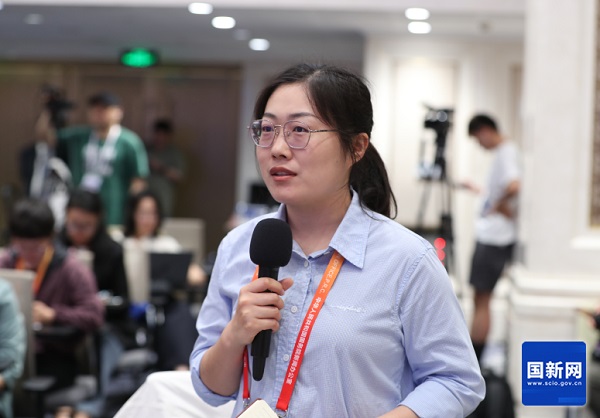  新闻发布会现场（刘健 摄）国务院新闻办新闻局副局长、新闻发言人&nbsp;贾惠丽:女士们、先生们，大家上午好！欢迎出席国务院新闻办新闻发布会。第四届中国国际供应链促进博览会将于6月22日至26日在北京举办。今天我们邀请到中国贸促会副会长李兴乾先生、副会长刘健男先生，请他们为大家介绍有关情况，并回答大家关心的问题。出席今天发布会的还有中国贸促会办公室主任杨宓先生。下面首先请李兴乾先生作介绍。李兴乾（徐想 摄）中国贸促会副会长 李兴乾：谢谢主持人。各位媒体朋友，非常高兴出席今天的新闻发布会。首先我谨代表中国贸促会，对社会各界和媒体朋友长期以来对中国贸促事业的关心支持表示衷心感谢！下面，我简要介绍第四届链博会有关情况。　　链博会于2023年创办，是贯彻落实习近平主席关于维护全球产供链稳定畅通重要倡议的实际行动，是全球首个以供应链合作为主题的国家级展会。经过前三届的精心培育，已经成为全球瞩目的国际经贸盛会和全球共享的国际公共产品。　　“十五五”规划纲要对建设现代化产业体系、促进国际产业与投资合作作出了重要部署。办好第四届链博会，是贯彻落实“十五五”规划纲要，推动高质量发展、扩大高水平对外开放的重要举措。　　第四届链博会将于6月22日至26日在北京中国国际展览中心顺义馆举办，由中国贸促会作为主办单位，中国国际展览中心集团有限公司是承办单位，主题是“链接世界，共创未来”。联合国贸易和发展会议、联合国国际贸易法委员会、世界知识产权组织、国际贸易中心、国际商会等5家国际组织继续担任支持单位。澳大利亚将担任第四届链博会主宾国，这是其首次以官方国家级身份正式参与链博会。本届链博会首次设立外国主宾省，分别由法国奥弗涅-罗讷-阿尔卑斯大区、意大利利古里亚大区担任。国内的主宾省有两个，分别是安徽省和海南省。　　6月22日上午举办第四届链博会开幕式，拟邀请中国国家领导人、外国政要、国际组织和跨国公司负责人出席。汇集全球工商界意见，我们将共同发布第四届链博会北京倡议。　　本届链博会设置“6链1展区”，分别是数智科技链、先进制造链、绿色农业链、健康生活链、智能汽车链、清洁能源链和一个供应链服务展区。截至目前，已有676家中外链主企业、专精特新企业和行业机构确认参展，来自85个国家、地区和国际组织。外资参展商比例达到36.5%，世界500强及行业龙头企业参展的占比超过65%。连同参展商带来的产供链上下游合作伙伴，实际参展商有望超过1200家。截至目前，确定组团来华观展洽谈的境外团组已超过150个，预计团组数量和规格都会超过上届。　　展期将举办60多场工商交流活动，发布2026版《全球供应链促进报告》和全球供应链韧性指数矩阵等最新的研究成果。　　第四届链博会进入倒计时30天。各项筹备工作正紧锣密鼓、扎实有序推进。欢迎中外各界新老朋友到链博会参观交流。本届展期22日下午至24日面向专业观众开放，25日至26日面向社会公众开放，目前专业观众、采购商、媒体记者和公众注册系统已经开放。所有注册观众均可免费入场。欢迎大家通过“中国贸促”微信公众号以及链博会官网、微信公众号等渠道提前注册，我们将竭诚做好服务。谢谢。贾惠丽邀请记者提问（栾海军 摄）贾惠丽： 　 &nbsp;&nbsp;感谢李会长的介绍。现在请大家提问，提问前请通报所在的新闻机构。  &nbsp; &nbsp;上游新闻记者提问（刘健 摄）Q1&nbsp;上游新闻&nbsp;记者&nbsp;作为“十五五”开局之年的重要国家级展会，本届链博会在服务国家战略、推动现代化产业体系建设方面，有哪些具体设计和安排？谢谢。李兴乾：谢谢您的提问，这个问题我来回答。贯彻“十五五”战略部署，展示“十五五”时期现代产业成长结构，是第四届链博会展陈设计的主线。关键词是融合化。有三个具体体现：　　第一，促进科技创新与产业创新深度融合。本届链博会展示传统产业提质升级新成果，更关注新兴产业和未来产业最新实践。今年先进制造链将专门设置低空经济产业链专区，将近30家行业领军企业联袂呈现从前沿技术、创新成果到发展趋势的全链条生态。创新链专区会进一步优化提升，将促进更多科技创新成果走出“实验室”，链接国内国外“大市场”。展期还将举办内地与香港创科合作的交流活动，推动香港与内地创新链高效协同。　　第二，促进先进制造业与现代服务业深度融合。本届链博会集中展现物流配送、金融支持、法律咨询等服务环节与生产制造有机融合的应用场景。全球物流业的领军企业将联动中国金融企业，展示智慧物流与现代运输、金融保险等专业服务创新协同案例。围绕促进贸易投资一体化发展，展期将邀请“投资机构进链博”。组织商事调解国际对话会以及商法培训咨询等活动，支持金融、商法服务赋能贸易创新和产业创新。　　第三是促进实体经济与数字经济深度融合。人工智能物理应用的新产业时代，正在加速到来。除数智科技链设置人工智能专区外，本届链博会各展区都将深度呈现人工智能赋能千行百业的生动实践。先进制造链将展现AI助力新型工业化的现实场景；绿色农业链将展现AI从田园到餐桌的深度应用；健康生活链将展示AI赋能精准医疗、药物创新和生活质量提升的最新成果；智能汽车链将展示AI在汽车研发、制造、生态协同等方面的创新应用；清洁能源链将呈现AI如何改变能源生产、调度和交易方式的实践；供应链服务展区将展现AI让跨境贸易、物流、金融从人力驱动转向智能调度的新路径。　　链博会是全球产供链网络的链接平台。对有志于创新与国际合作的中外企业来说，链博会是找朋友、找伙伴、找应用场景、找解决方案的资源富矿，不容错过。谢谢。中国财经报记者提问（刘健 摄）Q2&nbsp;中国财经报&nbsp;记者&nbsp;去年链博会设立的创新链很受关注，今年将继续提质升级，请问本届有哪些新变化值得期待？谢谢。刘健男（徐想 摄）中国贸促会副会长 刘健男：感谢您的提问，这个问题我来回答。去年链博会创新设置创新链专区，以“制度、载体、服务”为支点，打通知识产权确权、技术孵化到产业化落地全流程，就是要助力科技创新和产业创新深度融合，让实验室里的“金点子”变成产业发展的“金钥匙”。　　习近平总书记在今年全国两会参加江苏代表团审议时指出：“在促进创新链产业链资金链人才链深度融合、推动科技成果高效转化应用上探索新途径”。我们以此作为今年创新链专区的根本遵循，重点从去年的创新链、产业链“双链贯通”，升级为创新链、产业链、资金链、人才链“四链融合”。即以“政策、平台、协同”为切入点，集聚相关国际组织、政府部门、科研院所、科技平台、重点企业等15家主体，合力打造创新、产业、资本、人才同频共振的交流合作平台。此外，我们还将继续举办创新链专区活动，并首次发布创新链专区年度报告。　　中国贸促会拥有一支具有深厚历史底蕴、权威国际公信力和过硬专业素养的商事法律服务队伍。我们将充分发挥在商事仲裁调解、知识产权、经贸摩擦应对等领域的专业优势，联合多家专业机构，共同设立知识产权和法律服务工作站，在链博会现场为各类中外企业提供全流程、专业化的法律咨询服务，以高质量商事法律服务护航四链深度融合，促进新质生产力发展。　　“十五五”规划纲要提出，“加快涉外法治体系和能力建设，健全国际商事调解、仲裁、诉讼等机制。”我们将进一步做优做强商事法律服务，努力将链博会打造成为涉外法治工作的试验田和服务站。谢谢。极目新闻记者提问（刘健 摄） Q3&nbsp;极目新闻&nbsp;记者&nbsp;前三届链博会成果丰硕，参展企业达成了一大批合作协议及意向签约，能否介绍一下具体情况。对本届链博会的经贸合作成效，有哪些预期和展望？谢谢。杨宓（徐想 摄）中国贸促会办公室主任 &nbsp;杨宓：谢谢您的提问，这个问题我来回答。在去年国新办发布会上，我们曾经说链博会不追求成交额，更注重的是链接度。第三届链博会打造了链博会“找朋友”模式的3.0版本，近期我们也对历届重点参展商进行了调研回访，大多数展商都反映品牌影响力的提升、供应链朋友圈的扩大，收获了订单、合作协议、合作意向或者项目线索；超过半数的展商有效对接了供应链上下游的伙伴和相关政府部门等。　　虽然目前第四届链博会还没有开幕，但链博会“找朋友”的模式已经上升到4.0版本。至于4.0和3.0有什么区别？我总结为线上线下、国内国外、展前展后。　　线上线下是指线上AI赋能。依托我们自主研发的“飞展”数字展览平台，全面升级数字化供需对接功能，实现在线全年常态化对接。为展商、专业观众、采购商进行在线供需匹配，近两个月已经形成8892条匹配结果。　　线下彼此奔赴。去年的第三届链博会上我们成立了参展商联盟，并设立“6链1展区”专业委员会，首批207家成员企业覆盖行业链主以及专精特新、小巨人、隐形冠军等各类型企业。通过组织产业上下游交流、跨界交流、地方交流以及中外交流等各种活动，帮助企业找到供应链上的最佳合作伙伴。比如今年3月，在杭州举办了链博会浙江推介会暨机器人产业对接会，高通、英特尔、特斯拉等37家全球链主企业与100多家浙江本地企业洽谈合作，就取得了非常好的效果。　　国内国外是指：我们在各地方、各部门以及各驻外使领馆大力支持帮助下，依托全国贸促系统的广泛网络优势，在30个国家和地区以及国内相关省市举办了66场路演推介活动，并借助中国贸促会组织的多双边高层级活动和企业“千团出海”，积极宣介和推广链博会。这些活动规格高、内容实，很多外国领导人或者政商高级别代表出席，帮助企业高效对接了长期闻名未能见面的合作伙伴。　　展前展后大家就都很熟悉了，链博会不是买卖商品，企业间要想结成供应链上的长期合作伙伴，在短短5天的展期时间内远远不够。所以我们把工作重点拓展到了展前展后，推动供应商和专业观众从单纯的采购合作，转向产供链协同和长期的互利合作投资。今年我们还提前和各个地方进行对接，引导参展参会的境外团组赴地方进行深度考察交流，从链博会走向中国大江南北的广阔开放热土，让链博会永不落幕。　　谢谢您的提问。中央广播电视总台央视记者提问（刘健 摄） Q4中央广播电视总台央视&nbsp;记者&nbsp;我们知道链博会已经成功举办三届了，作为全球首个以供应链合作为主题的国家级展会，我们很想知道，在前三届成功的经验和积累之上，今年最大的创新和亮点是什么？谢谢。李兴乾：谢谢提问，我来回答您的问题。创新是链博会第一原则。第四届链博会可以观察到三个创新亮点。　　一是看到新趋势。本届链博会将聚焦加快培育发展新质生产力，实景展示中国现代化产业体系建设的历史性成就和发展方向，会实物化地展示产供链国际合作最新成果和未来趋势，为中国企业出海和外资企业深耕中国提供双向交流合作平台。　　二是体察新动能。本届链博会将“数字科技链”升级为“数智科技链”，首次设立了人工智能专区，去年创立的创新链专区也做了优化提质。今年是APEC“中国年”，本届链博会开幕前夕将举办2026年APEC工商领导人中国论坛。今年是海南自贸港封关运行的第一年，海南省作为链博会的主宾省，将突出现代服务业补链延链与制度创新，展示自贸港供应链国际合作机遇。雄安新区将首次独立参展，重点展示自主创新能力以及人工智能、空天科技等高端高新产业生态。展期发布的首发首展首秀有望超过160项。“链博首发站”将举办超过30场次的重磅首发活动。各参展企业会集中展示一批新产品、新技术、新服务、新场景，是值得关注的。　　三是结交新朋友。本届链博会参展国别和地区数量比上届有了进一步增长，来自芬兰、奥地利、哈萨克斯坦等13个国家的企业，来自联合国儿童基金会、联合国全球契约组织、国际许可贸易工作者协会等机构的代表都是首次参展。会有115家中外企业作为连续四届参展的“全勤生”，继续参展。我们不忘老朋友，拥抱新朋友。多家具有全球影响力的跨国链主企业首次亮相链博会，值得期待。谢谢大家。大象新闻记者提问（刘健 摄） Q5大象新闻&nbsp;记者&nbsp;今年是APEC“中国年”，据了解本届链博会开幕前夕将举办2026年APEC工商领导人中国论坛，请问论坛将聚焦哪些议题？请介绍一下论坛相关情况？谢谢。杨宓:谢谢您的提问，这个问题还是我来回答。今年是中国第三次，也是时隔12年再次担任APEC的东道主，中国贸促会具体负责组织APEC的工商系列活动，履行APEC工商咨询理事会（ABAC）中国秘书处的职责。6月21日，也就是链博会开幕前一天，APEC工商领导人中国论坛将在京举办，这是APEC“中国年”工商领域的一项标志性活动。论坛以开放、互通、协同：“链接亚太、共创未来”为主题，将设置开幕式和3场专题研讨，邀请ABAC代表、APEC国际秘书处负责人、中国政府部门代表以及世界500强跨国企业的负责人等亚太政商界重量级的嘉宾与会，分别围绕“深化区域经济一体化”“互联互通”“数字创新”3项亚太区域热点议题进行深入研讨，并对前不久在墨西哥召开的2026年ABAC第二次会议上成功通过的《ABAC关于支持亚太自贸区的声明》和《ABAC关于支持互联互通的声明》等相关重要成果进行一次中期盘点，为最终向APEC领导人非正式会议提交一份高质量的工商界政策建议进行充分动员和准备。　　我想强调的是，上述成果文件是21个APEC经济体代表协商一致通过的。今年恰逢APEC领导人提出亚太自由贸易区愿景20周年，在这一重要时间节点，亚太工商界发布持续推进亚太自贸区建设的联合声明，并呼吁在2014年北京会议成果的基础上，制定升级版的《APEC互联互通蓝图》，也充分反映了亚太工商界在维护产供链稳定畅通、推动普惠包容的经济全球化等方面的共同心声。　　APEC“中国年”秉持APEC一贯理念，以“建设亚太共同体，促进共同繁荣”为主题，对于链博会以链为名的核心理念高度契合、相互呼应。在本届链博会上，澳大利亚担任主宾国，APEC经济体企业、机构占外资参展商比例预计将达到40%，实现“6链1展区”的全覆盖。另外，我们还将组织中国论坛的参会嘉宾与链博会参展企业机构进行深入互动交流，让两场活动珠联璧合，产生“1+1>2”的超级效能。　　我相信，APEC工商领导人中国论坛必将为APEC“中国年”留下鲜明的中国印记。而APEC“中国年”与链博会的美妙相遇，也一定会碰撞出精彩难忘的火花。　　谢谢。羊城晚报记者提问（刘健 摄）Q6 羊城晚报&nbsp;记者本届链博会首次设立人工智能专区，将呈现从数据、算力到应用的全链条生态，请问有哪些AI龙头企业确认参展？观众在这个专区将看到或者体验到哪些“黑科技”或者哪些首发首秀的新产品？谢谢。李兴乾：谢谢关注人工智能专区。人工智能技术应用正在深刻地改变世界。第四届链博会将“数字科技链”升级为“数智科技链”，是顺应经济发展与科技进步规律的主动作为。　　本届链博会与全球知名的半导体公司共同策划，首次设立人工智能专区，是按照从数据与感知，到算力与算法，再到应用与解决方案的产业演进路径进行的系统化设计。展陈目标是全链条展现人工智能从数据采集、智能计算到场景落地的完整生态。专区集聚了英伟达、英特尔、高通、阿里巴巴等中外人工智能领域的领军企业，本身就是一场人工智能的“华山论剑”。　　本届链博会上，数字化、智能化应用将会无处不在，会覆盖展览展示、研讨交流、产业合作、智库成果以及服务保障的各环节。主宾省安徽省将以“人工智能+制造”为重点，展示智能网联汽车、新一代信息技术等硬核成果。以杭州“六小龙”为代表的浙江企业将携前沿成果亮相链博会。湖北将组织20多家高新技术企业专题展示具身智能产业链条。江苏等地方也将举办具身智能机器人产业推介对接活动。　　大家将有机会在链博会的展馆内体验到机器人志愿者、AI智能的导览员，智能机器人会成为相关活动的联合主持人。第四届链博会是数智链博会元年，可以更清晰地看见未来，体验未来。谢谢。凤凰卫视记者提问（刘健 摄） Q7 凤凰卫视&nbsp;记者刚才提到本届链博会工商交流活动多达60多场，能否介绍一下具体有哪些？对于中外企业开展产供链合作有什么样的帮助？谢谢。刘健男:谢谢您的提问，这个问题我来回答。链博会既要展链条、展生态、展场景，也要论思想、论技术、论未来。本届链博会期间，我们围绕产供链国际合作，同期将举办60多场形式多样、内容丰富的工商交流活动，亚欧基金、国际许可贸易工作者协会、国际标准化组织等国际组织负责人、多家世界500强及行业领军企业高管将应邀出席。活动安排，至少有以下四个特点：　　一是更有看点。在去年链博会上，黄仁勋和阿里研究院王坚院士的炉边对话备受瞩目，在这儿我可以向大家透露一下，今年链博会上还将有重要级嘉宾出席炉边对话，敬请大家期待。去年的“主宾国遇见主宾省”活动取得成功，今年中国主宾省海南将与外国主宾省意大利的利古里亚大区合作举办推介交流活动。本届链博会48%的外资参展商来自共建“一带一路”国家，我们将在展期举办“一带一路”贸易投资论坛、陆海新通道国际工商会合作圆桌会。此外，还将举办“链博之夜”参展企业交流会、参展商联盟工作会、金砖国家女性领导力论坛等各类交流活动。　　二是更趋前沿。供应链是一个全球的热词，本次同期举办的工商交流活动都紧扣产供链的韧性与合作。“6链1展区”继续举办主题活动，围绕相关领域热点话题，邀请全球政商学各界人士围绕行业新前景、新技术、新趋势开展研讨。同期还将围绕具身智能、智慧城市、物联网、电力碳足迹因子等前沿问题举办交流活动。我们一边看最棒的展，一边聊最热的事，一定会碰撞出不一样的火花。　　三是更多形式。将有来自13个国家和地区的政府机构、商协会、企业代表举行形式多样的国别推介会、政策解读会和行业对接会，既有多边和区域的APEC、中国东盟等主题活动，也有中国与澳大利亚、韩国、马来西亚等双边经贸活动。还有中外知名投资机构与产业领军企业的跨界交流，进一步促进资源在产供链纵向横向的高效流动与深度融合。　　四是更实成果。本届链博会将发布2026版《全球供应链促进报告》、全球供应链韧性指数矩阵等一批重磅研究成果，用量化数据揭示在地缘政治冲突、对等关税等对世界经济的冲击下，全球供应链韧性水平走势如何。　　更多内容，欢迎大家到链博会来亲身感受。谢谢。21世纪经济报道记者提问（刘健 摄）Q8 21世纪经济报道&nbsp;记者当前全球产业链供应链正在发生深刻调整，各方都在关注如何加强协作、共促稳定。除了办好链博会，中国贸促会围绕产业链供应链国际合作还开展了哪些工作？谢谢。李兴乾:感谢您的提问。链博会是中国的，也是世界的。国际标准化组织已经把“与供应链中的潜在商业伙伴建立联系和合作”写入了“展览”这个概念的全球术语定义。这是由链博会首创的全新的展览模式，它也标志着链博会的创新理念和功能模式，已经从中国实践上升为全球标准。中国贸促会促进产供链的国际合作，链博会是得力抓手，带动全国贸促系统各主要业务板块协同增效，正在实现贸易促进、投资促进、产业促进的“三促融合”。在贸易促进方面，全国贸促系统持续实施“千团出海”行动，去年共组织了2144个团组赴92个国家和地区考察洽谈。今年前五个月，中国贸促会已组织100批次团组出国访问，与外国国家元首及政要对话交流，帮助企业达成一系列合作成果。今年前4个月，我们履行出国经贸展览管理和服务的职责，支持46家组展单位、9700多家参展企业到39个国家（地区）开展了376个经贸展览项目，推介了中国制造和中国品牌。在双向投资方面，今年以来贸促会在境内外会见跨国公司领导人70多批次，依托服务外资企业工作专班，推动解决了一批外资企业在华经营发展的合理诉求，我们举办外资企业“地方行”、组织中外政企篮球邀请赛等品牌活动，推动中外企业主体多层面开展交流合作。同时，我们用好服务企业境外投资专项工作机制，参与海外综合服务体系建设，在“贸企通”服务平台开通了企业出海服务专区，促进产业链供应链合理有序跨境布局。在商事法律服务方面，落实新发布的仲裁法、商事调解条例等法律法规，发挥贸促领域的专业优势，为中外企业加强产供链合作保驾护航。今年以来，贸促会的相关单位办理专利、商标新申请1.8万件，其中为外国企业办理在华专利、商标新申请9600多件，同比增长8.2%。我们持续开展“合规强链”行动，为320家企业提供了合规辅导服务。在参与全球经济治理方面，组织我国工商界深度参与APEC、G20、金砖等多边机制下的工商界活动，深化与联合国有关机构、国际商会等重要国际组织的交流合作，广泛凝聚产供链合作共识，提出更多的中国主张、中国倡议，当好工商界参与国际经贸规则制定的利益代言人。谢谢。闪电新闻记者提问（刘健 摄）Q9 闪电新闻 记者第四届链博会备受关注，参展企业和观众数量非常众多，请问主办方将采取哪些举措来服务保障好参展企业和观众，让大家有更良好的参展观展体验？谢谢。 杨宓:谢谢您的提问，这个问题我来回答。本届链博会的展商、境外团组数量和中外媒体关注度都有很大提升，对我们服务保障工作也提出了更高要求。在此，我代表主办方向大家承诺，我们一定会全力以赴以最高标准、最严要求、最实举措让大家乘兴而来、满载而归。　　首先，链博会得到了各相关政府部门的大力支持。如国家市场监管总局连续四年为链博会提供政策保障，北京海关公布了支持第四届链博会的14项便利措施，并切实回应了展商诉求，出台了新的针对性支持政策。共青团北京市委员会、北京市志愿服务联合会今年将继续组织多所在京高校志愿者为中外展商、观众提供多语种服务，他们始终是链博会最青春洋溢的一道风景线。作为主办方，我们多措并举：　　以多元供给传递温度。馆内设立28个常设餐饮区，提供5000个就餐位，中央厨房日供餐能力高达3万份。同时我们也引入了国内外知名的连锁餐饮品牌，增设了特色餐车、轻食啤酒餐吧等个性化服务；甄选20家推荐酒店并全天候提供咨询和预订服务；从开幕前两天起在首都和大兴机场设置多个接待服务台，在展期设置通勤班车。　　以文化体验拓展交流。我们将为远道而来的境外代表团量身打造北京特色参观路线，提升海外嘉宾参会体验。我们的吉祥物链氪文创产品也实现了AI升级，搭载了专属语音交互大模型，可以进行多语种交流。我们还将推出磁悬浮链氪、链氪盲盒等多种限量新产品，非常值得期待。　　以严密保障确保安全。针对夏季办展，我们加强了食品安全管理，升级改造了空调系统，在展会现场设立了医疗急救点，与周边医院等建立了绿色通道，升级了安检流程、配备了现场秩序维护人员，也配齐配强消防装备器材等，确保大家进出顺畅、安心参展。我看到在座很多新闻媒体记者都是链博会的老朋友，我想告诉大家，我们新闻中心精心设计了功能分区，对网络、餐饮等软硬件配套设施进行了优化升级，届时将为大家提供全方位、高品质的服务保障，也热切期待大家的光临。　　最后也特别要说一下，我们在服务保障中也贯彻链博会绿色化办展理念，在参展、搭建、出行、餐饮、物流等各个方面各个环节使用环保可重复利用材料，并连续两年实现了场馆及配套设施的100%使用绿色电力，我们将不遗余力持续打造绿色链博、零碳链博。谢谢您的提问。贾惠丽:　　感谢，时间关系最后一个问题，请大家抓紧提问。香港大公文汇传媒集团记者提问（刘健 摄）Q10 香港大公文汇传媒集团 记者 上周中美元首刚刚在北京成功会晤，从贸促会的观察来看，中美工商界如何看待未来中美经贸关系的发展走向。在链博会这个平台上，中美合作有哪些体现？谢谢。刘健男:谢谢您的提问，这个问题我来回答。中美元首会晤全球瞩目，两国元首就事关两国和世界的重大问题深入交换意见，达成一系列的新共识。两国元首同意将构建“中美建设性战略稳定关系”作为中美关系的新定位，为中美关系提供战略指引。我们都知道，无论是做贸易还是投资，企业最在意的正是稳定性、确定性和可预期性。近期，多位随同特朗普总统访华的美国企业主要负责人到访了中国贸促会或者与我们进行了联系，他们都积极评价两国关系的新定位，看好中国经济及中美工商合作未来的发展。　　链博会是中美工商界开展务实合作的重要平台。从首届到今年的第四届，美国参展企业和机构数量始终位列链博会外资参展商的榜首。这次随访的多家世界500强美国企业都是链博会的“全勤生”或者“老朋友”。美国佛罗里达州、新墨西哥州、犹他州等多地政府部门、商协会还将组团专程来华观展，美国大豆出口协会等机构将举办专题推介活动。中美关系希望在人民，基础在民间，未来在青年，活力在地方。在当前纷繁复杂的国际经贸形势下，对于全球工商界，链字值千金！　　习近平主席强调，让2026年成为中美关系继往开来的历史性、标志性年份。中国贸促会以链博会为契机，多措并举贯彻落实两国元首会晤重要共识，为两国工商界交流合作穿针引线、铺路搭桥。今年以来，我们已在中美企业合作对接项目（CMP）项下，与美方先后共同举办了中美轨道交通行业交流会、CMP20周年活动暨篮球友谊赛等，6月还将在重庆开展通用航空主题交流，惠及更多中美的中小企业。　　党的二十届三中、四中全会以后，中国贸促会都在第一时间组织高规格中国企业家代表团成功访美。今年以来，陕西、山东、湖南、北京、贵州等多地贸促会先后组团赴美开展经贸交流。近期，许多中国企业也向我们表达了访美意愿，我们也在筹备适时组织中国企业赴美交流，立足中美关系新定位，促进两国工商界深化务实合作。　　两国元首一致同意相互支持，办好今年亚太经合组织领导人非正式会议和二十国集团峰会。作为APEC工商系列活动的主办方和中方参与二十国集团工商界活动的牵头单位，中国贸促会将全力办好APEC工商领导人峰会等活动，同包括美国工商界在内的各方一道，凝聚互利共赢共识，为全球经济治理贡献力量。谢谢。     贾惠丽: 今天的发布会就到这里，感谢各位发布人，感谢媒体朋友的参与，大家再见！