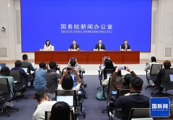  新闻发布会现场（刘健 摄）国务院新闻办新闻局副局长、新闻发言人&nbsp;贾惠丽:女士们、先生们，大家上午好！欢迎出席国务院新闻办新闻发布会。第四届中国国际供应链促进博览会将于6月22日至26日在北京举办。今天我们邀请到中国贸促会副会长李兴乾先生、副会长刘健男先生，请他们为大家介绍有关情况，并回答大家关心的问题。出席今天发布会的还有中国贸促会办公室主任杨宓先生。下面首先请李兴乾先生作介绍。李兴乾（徐想 摄）中国贸促会副会长 李兴乾：谢谢主持人。各位媒体朋友，非常高兴出席今天的新闻发布会。首先我谨代表中国贸促会，对社会各界和媒体朋友长期以来对中国贸促事业的关心支持表示衷心感谢！下面，我简要介绍第四届链博会有关情况。　　链博会于2023年创办，是贯彻落实习近平主席关于维护全球产供链稳定畅通重要倡议的实际行动，是全球首个以供应链合作为主题的国家级展会。经过前三届的精心培育，已经成为全球瞩目的国际经贸盛会和全球共享的国际公共产品。　　“十五五”规划纲要对建设现代化产业体系、促进国际产业与投资合作作出了重要部署。办好第四届链博会，是贯彻落实“十五五”规划纲要，推动高质量发展、扩大高水平对外开放的重要举措。　　第四届链博会将于6月22日至26日在北京中国国际展览中心顺义馆举办，由中国贸促会作为主办单位，中国国际展览中心集团有限公司是承办单位，主题是“链接世界，共创未来”。联合国贸易和发展会议、联合国国际贸易法委员会、世界知识产权组织、国际贸易中心、国际商会等5家国际组织继续担任支持单位。澳大利亚将担任第四届链博会主宾国，这是其首次以官方国家级身份正式参与链博会。本届链博会首次设立外国主宾省，分别由法国奥弗涅-罗讷-阿尔卑斯大区、意大利利古里亚大区担任。国内的主宾省有两个，分别是安徽省和海南省。　　6月22日上午举办第四届链博会开幕式，拟邀请中国国家领导人、外国政要、国际组织和跨国公司负责人出席。汇集全球工商界意见，我们将共同发布第四届链博会北京倡议。　　本届链博会设置“6链1展区”，分别是数智科技链、先进制造链、绿色农业链、健康生活链、智能汽车链、清洁能源链和一个供应链服务展区。截至目前，已有676家中外链主企业、专精特新企业和行业机构确认参展，来自85个国家、地区和国际组织。外资参展商比例达到36.5%，世界500强及行业龙头企业参展的占比超过65%。连同参展商带来的产供链上下游合作伙伴，实际参展商有望超过1200家。截至目前，确定组团来华观展洽谈的境外团组已超过150个，预计团组数量和规格都会超过上届。　　展期将举办60多场工商交流活动，发布2026版《全球供应链促进报告》和全球供应链韧性指数矩阵等最新的研究成果。　　第四届链博会进入倒计时30天。各项筹备工作正紧锣密鼓、扎实有序推进。欢迎中外各界新老朋友到链博会参观交流。本届展期22日下午至24日面向专业观众开放，25日至26日面向社会公众开放，目前专业观众、采购商、媒体记者和公众注册系统已经开放。所有注册观众均可免费入场。欢迎大家通过“中国贸促”微信公众号以及链博会官网、微信公众号等渠道提前注册，我们将竭诚做好服务。谢谢。贾惠丽邀请记者提问（栾海军 摄）贾惠丽： 　 &nbsp;&nbsp;感谢李会长的介绍。现在请大家提问，提问前请通报所在的新闻机构。  &nbsp; &nbsp;上游新闻记者提问（刘健 摄）Q1&nbsp;上游新闻&nbsp;记者&nbsp;作为“十五五”开局之年的重要国家级展会，本届链博会在服务国家战略、推动现代化产业体系建设方面，有哪些具体设计和安排？谢谢。李兴乾：谢谢您的提问，这个问题我来回答。贯彻“十五五”战略部署，展示“十五五”时期现代产业成长结构，是第四届链博会展陈设计的主线。关键词是融合化。有三个具体体现：　　第一，促进科技创新与产业创新深度融合。本届链博会展示传统产业提质升级新成果，更关注新兴产业和未来产业最新实践。今年先进制造链将专门设置低空经济产业链专区，将近30家行业领军企业联袂呈现从前沿技术、创新成果到发展趋势的全链条生态。创新链专区会进一步优化提升，将促进更多科技创新成果走出“实验室”，链接国内国外“大市场”。展期还将举办内地与香港创科合作的交流活动，推动香港与内地创新链高效协同。　　第二，促进先进制造业与现代服务业深度融合。本届链博会集中展现物流配送、金融支持、法律咨询等服务环节与生产制造有机融合的应用场景。全球物流业的领军企业将联动中国金融企业，展示智慧物流与现代运输、金融保险等专业服务创新协同案例。围绕促进贸易投资一体化发展，展期将邀请“投资机构进链博”。组织商事调解国际对话会以及商法培训咨询等活动，支持金融、商法服务赋能贸易创新和产业创新。　　第三是促进实体经济与数字经济深度融合。人工智能物理应用的新产业时代，正在加速到来。除数智科技链设置人工智能专区外，本届链博会各展区都将深度呈现人工智能赋能千行百业的生动实践。先进制造链将展现AI助力新型工业化的现实场景；绿色农业链将展现AI从田园到餐桌的深度应用；健康生活链将展示AI赋能精准医疗、药物创新和生活质量提升的最新成果；智能汽车链将展示AI在汽车研发、制造、生态协同等方面的创新应用；清洁能源链将呈现AI如何改变能源生产、调度和交易方式的实践；供应链服务展区将展现AI让跨境贸易、物流、金融从人力驱动转向智能调度的新路径。　　链博会是全球产供链网络的链接平台。对有志于创新与国际合作的中外企业来说，链博会是找朋友、找伙伴、找应用场景、找解决方案的资源富矿，不容错过。谢谢。中国财经报记者提问（刘健 摄）Q2&nbsp;中国财经报&nbsp;记者&nbsp;去年链博会设立的创新链很受关注，今年将继续提质升级，请问本届有哪些新变化值得期待？谢谢。刘健男（徐想 摄）中国贸促会副会长 刘健男：感谢您的提问，这个问题我来回答。去年链博会创新设置创新链专区，以“制度、载体、服务”为支点，打通知识产权确权、技术孵化到产业化落地全流程，就是要助力科技创新和产业创新深度融合，让实验室里的“金点子”变成产业发展的“金钥匙”。　　习近平总书记在今年全国两会参加江苏代表团审议时指出：“在促进创新链产业链资金链人才链深度融合、推动科技成果高效转化应用上探索新途径”。我们以此作为今年创新链专区的根本遵循，重点从去年的创新链、产业链“双链贯通”，升级为创新链、产业链、资金链、人才链“四链融合”。即以“政策、平台、协同”为切入点，集聚相关国际组织、政府部门、科研院所、科技平台、重点企业等15家主体，合力打造创新、产业、资本、人才同频共振的交流合作平台。此外，我们还将继续举办创新链专区活动，并首次发布创新链专区年度报告。　　中国贸促会拥有一支具有深厚历史底蕴、权威国际公信力和过硬专业素养的商事法律服务队伍。我们将充分发挥在商事仲裁调解、知识产权、经贸摩擦应对等领域的专业优势，联合多家专业机构，共同设立知识产权和法律服务工作站，在链博会现场为各类中外企业提供全流程、专业化的法律咨询服务，以高质量商事法律服务护航四链深度融合，促进新质生产力发展。　　“十五五”规划纲要提出，“加快涉外法治体系和能力建设，健全国际商事调解、仲裁、诉讼等机制。”我们将进一步做优做强商事法律服务，努力将链博会打造成为涉外法治工作的试验田和服务站。谢谢。极目新闻记者提问（刘健 摄） Q3&nbsp;极目新闻&nbsp;记者&nbsp;前三届链博会成果丰硕，参展企业达成了一大批合作协议及意向签约，能否介绍一下具体情况。对本届链博会的经贸合作成效，有哪些预期和展望？谢谢。杨宓（徐想 摄）中国贸促会办公室主任 &nbsp;杨宓：谢谢您的提问，这个问题我来回答。在去年国新办发布会上，我们曾经说链博会不追求成交额，更注重的是链接度。第三届链博会打造了链博会“找朋友”模式的3.0版本，近期我们也对历届重点参展商进行了调研回访，大多数展商都反映品牌影响力的提升、供应链朋友圈的扩大，收获了订单、合作协议、合作意向或者项目线索；超过半数的展商有效对接了供应链上下游的伙伴和相关政府部门等。　　虽然目前第四届链博会还没有开幕，但链博会“找朋友”的模式已经上升到4.0版本。至于4.0和3.0有什么区别？我总结为线上线下、国内国外、展前展后。　　线上线下是指线上AI赋能。依托我们自主研发的“飞展”数字展览平台，全面升级数字化供需对接功能，实现在线全年常态化对接。为展商、专业观众、采购商进行在线供需匹配，近两个月已经形成8892条匹配结果。　　线下彼此奔赴。去年的第三届链博会上我们成立了参展商联盟，并设立“6链1展区”专业委员会，首批207家成员企业覆盖行业链主以及专精特新、小巨人、隐形冠军等各类型企业。通过组织产业上下游交流、跨界交流、地方交流以及中外交流等各种活动，帮助企业找到供应链上的最佳合作伙伴。比如今年3月，在杭州举办了链博会浙江推介会暨机器人产业对接会，高通、英特尔、特斯拉等37家全球链主企业与100多家浙江本地企业洽谈合作，就取得了非常好的效果。　　国内国外是指：我们在各地方、各部门以及各驻外使领馆大力支持帮助下，依托全国贸促系统的广泛网络优势，在30个国家和地区以及国内相关省市举办了66场路演推介活动，并借助中国贸促会组织的多双边高层级活动和企业“千团出海”，积极宣介和推广链博会。这些活动规格高、内容实，很多外国领导人或者政商高级别代表出席，帮助企业高效对接了长期闻名未能见面的合作伙伴。　　展前展后大家就都很熟悉了，链博会不是买卖商品，企业间要想结成供应链上的长期合作伙伴，在短短5天的展期时间内远远不够。所以我们把工作重点拓展到了展前展后，推动供应商和专业观众从单纯的采购合作，转向产供链协同和长期的互利合作投资。今年我们还提前和各个地方进行对接，引导参展参会的境外团组赴地方进行深度考察交流，从链博会走向中国大江南北的广阔开放热土，让链博会永不落幕。　　谢谢您的提问。中央广播电视总台央视记者提问（刘健 摄） Q4中央广播电视总台央视&nbsp;记者&nbsp;我们知道链博会已经成功举办三届了，作为全球首个以供应链合作为主题的国家级展会，我们很想知道，在前三届成功的经验和积累之上，今年最大的创新和亮点是什么？谢谢。李兴乾：谢谢提问，我来回答您的问题。创新是链博会第一原则。第四届链博会可以观察到三个创新亮点。　　一是看到新趋势。本届链博会将聚焦加快培育发展新质生产力，实景展示中国现代化产业体系建设的历史性成就和发展方向，会实物化地展示产供链国际合作最新成果和未来趋势，为中国企业出海和外资企业深耕中国提供双向交流合作平台。　　二是体察新动能。本届链博会将“数字科技链”升级为“数智科技链”，首次设立了人工智能专区，去年创立的创新链专区也做了优化提质。今年是APEC“中国年”，本届链博会开幕前夕将举办2026年APEC工商领导人中国论坛。今年是海南自贸港封关运行的第一年，海南省作为链博会的主宾省，将突出现代服务业补链延链与制度创新，展示自贸港供应链国际合作机遇。雄安新区将首次独立参展，重点展示自主创新能力以及人工智能、空天科技等高端高新产业生态。展期发布的首发首展首秀有望超过160项。“链博首发站”将举办超过30场次的重磅首发活动。各参展企业会集中展示一批新产品、新技术、新服务、新场景，是值得关注的。　　三是结交新朋友。本届链博会参展国别和地区数量比上届有了进一步增长，来自芬兰、奥地利、哈萨克斯坦等13个国家的企业，来自联合国儿童基金会、联合国全球契约组织、国际许可贸易工作者协会等机构的代表都是首次参展。会有115家中外企业作为连续四届参展的“全勤生”，继续参展。我们不忘老朋友，拥抱新朋友。多家具有全球影响力的跨国链主企业首次亮相链博会，值得期待。谢谢大家。大象新闻记者提问（刘健 摄） Q5大象新闻&nbsp;记者&nbsp;今年是APEC“中国年”，据了解本届链博会开幕前夕将举办2026年APEC工商领导人中国论坛，请问论坛将聚焦哪些议题？请介绍一下论坛相关情况？谢谢。杨宓:谢谢您的提问，这个问题还是我来回答。今年是中国第三次，也是时隔12年再次担任APEC的东道主，中国贸促会具体负责组织APEC的工商系列活动，履行APEC工商咨询理事会（ABAC）中国秘书处的职责。6月21日，也就是链博会开幕前一天，APEC工商领导人中国论坛将在京举办，这是APEC“中国年”工商领域的一项标志性活动。论坛以开放、互通、协同：“链接亚太、共创未来”为主题，将设置开幕式和3场专题研讨，邀请ABAC代表、APEC国际秘书处负责人、中国政府部门代表以及世界500强跨国企业的负责人等亚太政商界重量级的嘉宾与会，分别围绕“深化区域经济一体化”“互联互通”“数字创新”3项亚太区域热点议题进行深入研讨，并对前不久在墨西哥召开的2026年ABAC第二次会议上成功通过的《ABAC关于支持亚太自贸区的声明》和《ABAC关于支持互联互通的声明》等相关重要成果进行一次中期盘点，为最终向APEC领导人非正式会议提交一份高质量的工商界政策建议进行充分动员和准备。　　我想强调的是，上述成果文件是21个APEC经济体代表协商一致通过的。今年恰逢APEC领导人提出亚太自由贸易区愿景20周年，在这一重要时间节点，亚太工商界发布持续推进亚太自贸区建设的联合声明，并呼吁在2014年北京会议成果的基础上，制定升级版的《APEC互联互通蓝图》，也充分反映了亚太工商界在维护产供链稳定畅通、推动普惠包容的经济全球化等方面的共同心声。　　APEC“中国年”秉持APEC一贯理念，以“建设亚太共同体，促进共同繁荣”为主题，对于链博会以链为名的核心理念高度契合、相互呼应。在本届链博会上，澳大利亚担任主宾国，APEC经济体企业、机构占外资参展商比例预计将达到40%，实现“6链1展区”的全覆盖。另外，我们还将组织中国论坛的参会嘉宾与链博会参展企业机构进行深入互动交流，让两场活动珠联璧合，产生“1+1>2”的超级效能。　　我相信，APEC工商领导人中国论坛必将为APEC“中国年”留下鲜明的中国印记。而APEC“中国年”与链博会的美妙相遇，也一定会碰撞出精彩难忘的火花。　　谢谢。羊城晚报记者提问（刘健 摄）Q6 羊城晚报&nbsp;记者本届链博会首次设立人工智能专区，将呈现从数据、算力到应用的全链条生态，请问有哪些AI龙头企业确认参展？观众在这个专区将看到或者体验到哪些“黑科技”或者哪些首发首秀的新产品？谢谢。李兴乾：谢谢关注人工智能专区。人工智能技术应用正在深刻地改变世界。第四届链博会将“数字科技链”升级为“数智科技链”，是顺应经济发展与科技进步规律的主动作为。　　本届链博会与全球知名的半导体公司共同策划，首次设立人工智能专区，是按照从数据与感知，到算力与算法，再到应用与解决方案的产业演进路径进行的系统化设计。展陈目标是全链条展现人工智能从数据采集、智能计算到场景落地的完整生态。专区集聚了英伟达、英特尔、高通、阿里巴巴等中外人工智能领域的领军企业，本身就是一场人工智能的“华山论剑”。　　本届链博会上，数字化、智能化应用将会无处不在，会覆盖展览展示、研讨交流、产业合作、智库成果以及服务保障的各环节。主宾省安徽省将以“人工智能+制造”为重点，展示智能网联汽车、新一代信息技术等硬核成果。以杭州“六小龙”为代表的浙江企业将携前沿成果亮相链博会。湖北将组织20多家高新技术企业专题展示具身智能产业链条。江苏等地方也将举办具身智能机器人产业推介对接活动。　　大家将有机会在链博会的展馆内体验到机器人志愿者、AI智能的导览员，智能机器人会成为相关活动的联合主持人。第四届链博会是数智链博会元年，可以更清晰地看见未来，体验未来。谢谢。凤凰卫视记者提问（刘健 摄） Q7 凤凰卫视&nbsp;记者刚才提到本届链博会工商交流活动多达60多场，能否介绍一下具体有哪些？对于中外企业开展产供链合作有什么样的帮助？谢谢。刘健男:谢谢您的提问，这个问题我来回答。链博会既要展链条、展生态、展场景，也要论思想、论技术、论未来。本届链博会期间，我们围绕产供链国际合作，同期将举办60多场形式多样、内容丰富的工商交流活动，亚欧基金、国际许可贸易工作者协会、国际标准化组织等国际组织负责人、多家世界500强及行业领军企业高管将应邀出席。活动安排，至少有以下四个特点：　　一是更有看点。在去年链博会上，黄仁勋和阿里研究院王坚院士的炉边对话备受瞩目，在这儿我可以向大家透露一下，今年链博会上还将有重要级嘉宾出席炉边对话，敬请大家期待。去年的“主宾国遇见主宾省”活动取得成功，今年中国主宾省海南将与外国主宾省意大利的利古里亚大区合作举办推介交流活动。本届链博会48%的外资参展商来自共建“一带一路”国家，我们将在展期举办“一带一路”贸易投资论坛、陆海新通道国际工商会合作圆桌会。此外，还将举办“链博之夜”参展企业交流会、参展商联盟工作会、金砖国家女性领导力论坛等各类交流活动。　　二是更趋前沿。供应链是一个全球的热词，本次同期举办的工商交流活动都紧扣产供链的韧性与合作。“6链1展区”继续举办主题活动，围绕相关领域热点话题，邀请全球政商学各界人士围绕行业新前景、新技术、新趋势开展研讨。同期还将围绕具身智能、智慧城市、物联网、电力碳足迹因子等前沿问题举办交流活动。我们一边看最棒的展，一边聊最热的事，一定会碰撞出不一样的火花。　　三是更多形式。将有来自13个国家和地区的政府机构、商协会、企业代表举行形式多样的国别推介会、政策解读会和行业对接会，既有多边和区域的APEC、中国东盟等主题活动，也有中国与澳大利亚、韩国、马来西亚等双边经贸活动。还有中外知名投资机构与产业领军企业的跨界交流，进一步促进资源在产供链纵向横向的高效流动与深度融合。　　四是更实成果。本届链博会将发布2026版《全球供应链促进报告》、全球供应链韧性指数矩阵等一批重磅研究成果，用量化数据揭示在地缘政治冲突、对等关税等对世界经济的冲击下，全球供应链韧性水平走势如何。　　更多内容，欢迎大家到链博会来亲身感受。谢谢。21世纪经济报道记者提问（刘健 摄）Q8 21世纪经济报道&nbsp;记者当前全球产业链供应链正在发生深刻调整，各方都在关注如何加强协作、共促稳定。除了办好链博会，中国贸促会围绕产业链供应链国际合作还开展了哪些工作？谢谢。李兴乾:感谢您的提问。链博会是中国的，也是世界的。国际标准化组织已经把“与供应链中的潜在商业伙伴建立联系和合作”写入了“展览”这个概念的全球术语定义。这是由链博会首创的全新的展览模式，它也标志着链博会的创新理念和功能模式，已经从中国实践上升为全球标准。中国贸促会促进产供链的国际合作，链博会是得力抓手，带动全国贸促系统各主要业务板块协同增效，正在实现贸易促进、投资促进、产业促进的“三促融合”。在贸易促进方面，全国贸促系统持续实施“千团出海”行动，去年共组织了2144个团组赴92个国家和地区考察洽谈。今年前五个月，中国贸促会已组织100批次团组出国访问，与外国国家元首及政要对话交流，帮助企业达成一系列合作成果。今年前4个月，我们履行出国经贸展览管理和服务的职责，支持46家组展单位、9700多家参展企业到39个国家（地区）开展了376个经贸展览项目，推介了中国制造和中国品牌。在双向投资方面，今年以来贸促会在境内外会见跨国公司领导人70多批次，依托服务外资企业工作专班，推动解决了一批外资企业在华经营发展的合理诉求，我们举办外资企业“地方行”、组织中外政企篮球邀请赛等品牌活动，推动中外企业主体多层面开展交流合作。同时，我们用好服务企业境外投资专项工作机制，参与海外综合服务体系建设，在“贸企通”服务平台开通了企业出海服务专区，促进产业链供应链合理有序跨境布局。在商事法律服务方面，落实新发布的仲裁法、商事调解条例等法律法规，发挥贸促领域的专业优势，为中外企业加强产供链合作保驾护航。今年以来，贸促会的相关单位办理专利、商标新申请1.8万件，其中为外国企业办理在华专利、商标新申请9600多件，同比增长8.2%。我们持续开展“合规强链”行动，为320家企业提供了合规辅导服务。在参与全球经济治理方面，组织我国工商界深度参与APEC、G20、金砖等多边机制下的工商界活动，深化与联合国有关机构、国际商会等重要国际组织的交流合作，广泛凝聚产供链合作共识，提出更多的中国主张、中国倡议，当好工商界参与国际经贸规则制定的利益代言人。谢谢。闪电新闻记者提问（刘健 摄）Q9 闪电新闻 记者第四届链博会备受关注，参展企业和观众数量非常众多，请问主办方将采取哪些举措来服务保障好参展企业和观众，让大家有更良好的参展观展体验？谢谢。 杨宓:谢谢您的提问，这个问题我来回答。本届链博会的展商、境外团组数量和中外媒体关注度都有很大提升，对我们服务保障工作也提出了更高要求。在此，我代表主办方向大家承诺，我们一定会全力以赴以最高标准、最严要求、最实举措让大家乘兴而来、满载而归。　　首先，链博会得到了各相关政府部门的大力支持。如国家市场监管总局连续四年为链博会提供政策保障，北京海关公布了支持第四届链博会的14项便利措施，并切实回应了展商诉求，出台了新的针对性支持政策。共青团北京市委员会、北京市志愿服务联合会今年将继续组织多所在京高校志愿者为中外展商、观众提供多语种服务，他们始终是链博会最青春洋溢的一道风景线。作为主办方，我们多措并举：　　以多元供给传递温度。馆内设立28个常设餐饮区，提供5000个就餐位，中央厨房日供餐能力高达3万份。同时我们也引入了国内外知名的连锁餐饮品牌，增设了特色餐车、轻食啤酒餐吧等个性化服务；甄选20家推荐酒店并全天候提供咨询和预订服务；从开幕前两天起在首都和大兴机场设置多个接待服务台，在展期设置通勤班车。　　以文化体验拓展交流。我们将为远道而来的境外代表团量身打造北京特色参观路线，提升海外嘉宾参会体验。我们的吉祥物链氪文创产品也实现了AI升级，搭载了专属语音交互大模型，可以进行多语种交流。我们还将推出磁悬浮链氪、链氪盲盒等多种限量新产品，非常值得期待。　　以严密保障确保安全。针对夏季办展，我们加强了食品安全管理，升级改造了空调系统，在展会现场设立了医疗急救点，与周边医院等建立了绿色通道，升级了安检流程、配备了现场秩序维护人员，也配齐配强消防装备器材等，确保大家进出顺畅、安心参展。我看到在座很多新闻媒体记者都是链博会的老朋友，我想告诉大家，我们新闻中心精心设计了功能分区，对网络、餐饮等软硬件配套设施进行了优化升级，届时将为大家提供全方位、高品质的服务保障，也热切期待大家的光临。　　最后也特别要说一下，我们在服务保障中也贯彻链博会绿色化办展理念，在参展、搭建、出行、餐饮、物流等各个方面各个环节使用环保可重复利用材料，并连续两年实现了场馆及配套设施的100%使用绿色电力，我们将不遗余力持续打造绿色链博、零碳链博。谢谢您的提问。贾惠丽:　　感谢，时间关系最后一个问题，请大家抓紧提问。香港大公文汇传媒集团记者提问（刘健 摄）Q10 香港大公文汇传媒集团 记者 上周中美元首刚刚在北京成功会晤，从贸促会的观察来看，中美工商界如何看待未来中美经贸关系的发展走向。在链博会这个平台上，中美合作有哪些体现？谢谢。刘健男:谢谢您的提问，这个问题我来回答。中美元首会晤全球瞩目，两国元首就事关两国和世界的重大问题深入交换意见，达成一系列的新共识。两国元首同意将构建“中美建设性战略稳定关系”作为中美关系的新定位，为中美关系提供战略指引。我们都知道，无论是做贸易还是投资，企业最在意的正是稳定性、确定性和可预期性。近期，多位随同特朗普总统访华的美国企业主要负责人到访了中国贸促会或者与我们进行了联系，他们都积极评价两国关系的新定位，看好中国经济及中美工商合作未来的发展。　　链博会是中美工商界开展务实合作的重要平台。从首届到今年的第四届，美国参展企业和机构数量始终位列链博会外资参展商的榜首。这次随访的多家世界500强美国企业都是链博会的“全勤生”或者“老朋友”。美国佛罗里达州、新墨西哥州、犹他州等多地政府部门、商协会还将组团专程来华观展，美国大豆出口协会等机构将举办专题推介活动。中美关系希望在人民，基础在民间，未来在青年，活力在地方。在当前纷繁复杂的国际经贸形势下，对于全球工商界，链字值千金！　　习近平主席强调，让2026年成为中美关系继往开来的历史性、标志性年份。中国贸促会以链博会为契机，多措并举贯彻落实两国元首会晤重要共识，为两国工商界交流合作穿针引线、铺路搭桥。今年以来，我们已在中美企业合作对接项目（CMP）项下，与美方先后共同举办了中美轨道交通行业交流会、CMP20周年活动暨篮球友谊赛等，6月还将在重庆开展通用航空主题交流，惠及更多中美的中小企业。　　党的二十届三中、四中全会以后，中国贸促会都在第一时间组织高规格中国企业家代表团成功访美。今年以来，陕西、山东、湖南、北京、贵州等多地贸促会先后组团赴美开展经贸交流。近期，许多中国企业也向我们表达了访美意愿，我们也在筹备适时组织中国企业赴美交流，立足中美关系新定位，促进两国工商界深化务实合作。　　两国元首一致同意相互支持，办好今年亚太经合组织领导人非正式会议和二十国集团峰会。作为APEC工商系列活动的主办方和中方参与二十国集团工商界活动的牵头单位，中国贸促会将全力办好APEC工商领导人峰会等活动，同包括美国工商界在内的各方一道，凝聚互利共赢共识，为全球经济治理贡献力量。谢谢。     贾惠丽: 今天的发布会就到这里，感谢各位发布人，感谢媒体朋友的参与，大家再见！