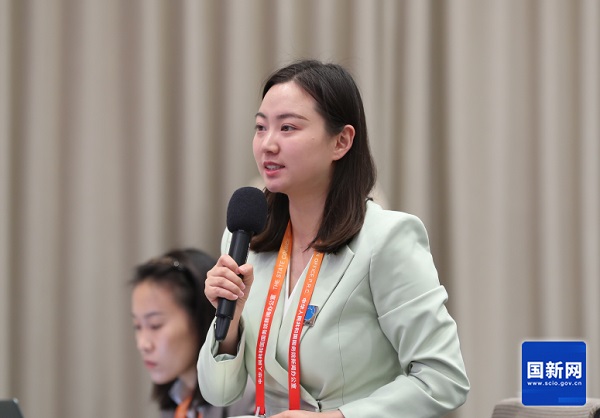  新闻发布会现场（刘健 摄）国务院新闻办新闻局副局长、新闻发言人&nbsp;贾惠丽:女士们、先生们，大家上午好！欢迎出席国务院新闻办新闻发布会。第四届中国国际供应链促进博览会将于6月22日至26日在北京举办。今天我们邀请到中国贸促会副会长李兴乾先生、副会长刘健男先生，请他们为大家介绍有关情况，并回答大家关心的问题。出席今天发布会的还有中国贸促会办公室主任杨宓先生。下面首先请李兴乾先生作介绍。李兴乾（徐想 摄）中国贸促会副会长 李兴乾：谢谢主持人。各位媒体朋友，非常高兴出席今天的新闻发布会。首先我谨代表中国贸促会，对社会各界和媒体朋友长期以来对中国贸促事业的关心支持表示衷心感谢！下面，我简要介绍第四届链博会有关情况。　　链博会于2023年创办，是贯彻落实习近平主席关于维护全球产供链稳定畅通重要倡议的实际行动，是全球首个以供应链合作为主题的国家级展会。经过前三届的精心培育，已经成为全球瞩目的国际经贸盛会和全球共享的国际公共产品。　　“十五五”规划纲要对建设现代化产业体系、促进国际产业与投资合作作出了重要部署。办好第四届链博会，是贯彻落实“十五五”规划纲要，推动高质量发展、扩大高水平对外开放的重要举措。　　第四届链博会将于6月22日至26日在北京中国国际展览中心顺义馆举办，由中国贸促会作为主办单位，中国国际展览中心集团有限公司是承办单位，主题是“链接世界，共创未来”。联合国贸易和发展会议、联合国国际贸易法委员会、世界知识产权组织、国际贸易中心、国际商会等5家国际组织继续担任支持单位。澳大利亚将担任第四届链博会主宾国，这是其首次以官方国家级身份正式参与链博会。本届链博会首次设立外国主宾省，分别由法国奥弗涅-罗讷-阿尔卑斯大区、意大利利古里亚大区担任。国内的主宾省有两个，分别是安徽省和海南省。　　6月22日上午举办第四届链博会开幕式，拟邀请中国国家领导人、外国政要、国际组织和跨国公司负责人出席。汇集全球工商界意见，我们将共同发布第四届链博会北京倡议。　　本届链博会设置“6链1展区”，分别是数智科技链、先进制造链、绿色农业链、健康生活链、智能汽车链、清洁能源链和一个供应链服务展区。截至目前，已有676家中外链主企业、专精特新企业和行业机构确认参展，来自85个国家、地区和国际组织。外资参展商比例达到36.5%，世界500强及行业龙头企业参展的占比超过65%。连同参展商带来的产供链上下游合作伙伴，实际参展商有望超过1200家。截至目前，确定组团来华观展洽谈的境外团组已超过150个，预计团组数量和规格都会超过上届。　　展期将举办60多场工商交流活动，发布2026版《全球供应链促进报告》和全球供应链韧性指数矩阵等最新的研究成果。　　第四届链博会进入倒计时30天。各项筹备工作正紧锣密鼓、扎实有序推进。欢迎中外各界新老朋友到链博会参观交流。本届展期22日下午至24日面向专业观众开放，25日至26日面向社会公众开放，目前专业观众、采购商、媒体记者和公众注册系统已经开放。所有注册观众均可免费入场。欢迎大家通过“中国贸促”微信公众号以及链博会官网、微信公众号等渠道提前注册，我们将竭诚做好服务。谢谢。贾惠丽邀请记者提问（栾海军 摄）贾惠丽： 　 &nbsp;&nbsp;感谢李会长的介绍。现在请大家提问，提问前请通报所在的新闻机构。  &nbsp; &nbsp;上游新闻记者提问（刘健 摄）Q1&nbsp;上游新闻&nbsp;记者&nbsp;作为“十五五”开局之年的重要国家级展会，本届链博会在服务国家战略、推动现代化产业体系建设方面，有哪些具体设计和安排？谢谢。李兴乾：谢谢您的提问，这个问题我来回答。贯彻“十五五”战略部署，展示“十五五”时期现代产业成长结构，是第四届链博会展陈设计的主线。关键词是融合化。有三个具体体现：　　第一，促进科技创新与产业创新深度融合。本届链博会展示传统产业提质升级新成果，更关注新兴产业和未来产业最新实践。今年先进制造链将专门设置低空经济产业链专区，将近30家行业领军企业联袂呈现从前沿技术、创新成果到发展趋势的全链条生态。创新链专区会进一步优化提升，将促进更多科技创新成果走出“实验室”，链接国内国外“大市场”。展期还将举办内地与香港创科合作的交流活动，推动香港与内地创新链高效协同。　　第二，促进先进制造业与现代服务业深度融合。本届链博会集中展现物流配送、金融支持、法律咨询等服务环节与生产制造有机融合的应用场景。全球物流业的领军企业将联动中国金融企业，展示智慧物流与现代运输、金融保险等专业服务创新协同案例。围绕促进贸易投资一体化发展，展期将邀请“投资机构进链博”。组织商事调解国际对话会以及商法培训咨询等活动，支持金融、商法服务赋能贸易创新和产业创新。　　第三是促进实体经济与数字经济深度融合。人工智能物理应用的新产业时代，正在加速到来。除数智科技链设置人工智能专区外，本届链博会各展区都将深度呈现人工智能赋能千行百业的生动实践。先进制造链将展现AI助力新型工业化的现实场景；绿色农业链将展现AI从田园到餐桌的深度应用；健康生活链将展示AI赋能精准医疗、药物创新和生活质量提升的最新成果；智能汽车链将展示AI在汽车研发、制造、生态协同等方面的创新应用；清洁能源链将呈现AI如何改变能源生产、调度和交易方式的实践；供应链服务展区将展现AI让跨境贸易、物流、金融从人力驱动转向智能调度的新路径。　　链博会是全球产供链网络的链接平台。对有志于创新与国际合作的中外企业来说，链博会是找朋友、找伙伴、找应用场景、找解决方案的资源富矿，不容错过。谢谢。中国财经报记者提问（刘健 摄）Q2&nbsp;中国财经报&nbsp;记者&nbsp;去年链博会设立的创新链很受关注，今年将继续提质升级，请问本届有哪些新变化值得期待？谢谢。刘健男（徐想 摄）中国贸促会副会长 刘健男：感谢您的提问，这个问题我来回答。去年链博会创新设置创新链专区，以“制度、载体、服务”为支点，打通知识产权确权、技术孵化到产业化落地全流程，就是要助力科技创新和产业创新深度融合，让实验室里的“金点子”变成产业发展的“金钥匙”。　　习近平总书记在今年全国两会参加江苏代表团审议时指出：“在促进创新链产业链资金链人才链深度融合、推动科技成果高效转化应用上探索新途径”。我们以此作为今年创新链专区的根本遵循，重点从去年的创新链、产业链“双链贯通”，升级为创新链、产业链、资金链、人才链“四链融合”。即以“政策、平台、协同”为切入点，集聚相关国际组织、政府部门、科研院所、科技平台、重点企业等15家主体，合力打造创新、产业、资本、人才同频共振的交流合作平台。此外，我们还将继续举办创新链专区活动，并首次发布创新链专区年度报告。　　中国贸促会拥有一支具有深厚历史底蕴、权威国际公信力和过硬专业素养的商事法律服务队伍。我们将充分发挥在商事仲裁调解、知识产权、经贸摩擦应对等领域的专业优势，联合多家专业机构，共同设立知识产权和法律服务工作站，在链博会现场为各类中外企业提供全流程、专业化的法律咨询服务，以高质量商事法律服务护航四链深度融合，促进新质生产力发展。　　“十五五”规划纲要提出，“加快涉外法治体系和能力建设，健全国际商事调解、仲裁、诉讼等机制。”我们将进一步做优做强商事法律服务，努力将链博会打造成为涉外法治工作的试验田和服务站。谢谢。极目新闻记者提问（刘健 摄） Q3&nbsp;极目新闻&nbsp;记者&nbsp;前三届链博会成果丰硕，参展企业达成了一大批合作协议及意向签约，能否介绍一下具体情况。对本届链博会的经贸合作成效，有哪些预期和展望？谢谢。杨宓（徐想 摄）中国贸促会办公室主任 &nbsp;杨宓：谢谢您的提问，这个问题我来回答。在去年国新办发布会上，我们曾经说链博会不追求成交额，更注重的是链接度。第三届链博会打造了链博会“找朋友”模式的3.0版本，近期我们也对历届重点参展商进行了调研回访，大多数展商都反映品牌影响力的提升、供应链朋友圈的扩大，收获了订单、合作协议、合作意向或者项目线索；超过半数的展商有效对接了供应链上下游的伙伴和相关政府部门等。　　虽然目前第四届链博会还没有开幕，但链博会“找朋友”的模式已经上升到4.0版本。至于4.0和3.0有什么区别？我总结为线上线下、国内国外、展前展后。　　线上线下是指线上AI赋能。依托我们自主研发的“飞展”数字展览平台，全面升级数字化供需对接功能，实现在线全年常态化对接。为展商、专业观众、采购商进行在线供需匹配，近两个月已经形成8892条匹配结果。　　线下彼此奔赴。去年的第三届链博会上我们成立了参展商联盟，并设立“6链1展区”专业委员会，首批207家成员企业覆盖行业链主以及专精特新、小巨人、隐形冠军等各类型企业。通过组织产业上下游交流、跨界交流、地方交流以及中外交流等各种活动，帮助企业找到供应链上的最佳合作伙伴。比如今年3月，在杭州举办了链博会浙江推介会暨机器人产业对接会，高通、英特尔、特斯拉等37家全球链主企业与100多家浙江本地企业洽谈合作，就取得了非常好的效果。　　国内国外是指：我们在各地方、各部门以及各驻外使领馆大力支持帮助下，依托全国贸促系统的广泛网络优势，在30个国家和地区以及国内相关省市举办了66场路演推介活动，并借助中国贸促会组织的多双边高层级活动和企业“千团出海”，积极宣介和推广链博会。这些活动规格高、内容实，很多外国领导人或者政商高级别代表出席，帮助企业高效对接了长期闻名未能见面的合作伙伴。　　展前展后大家就都很熟悉了，链博会不是买卖商品，企业间要想结成供应链上的长期合作伙伴，在短短5天的展期时间内远远不够。所以我们把工作重点拓展到了展前展后，推动供应商和专业观众从单纯的采购合作，转向产供链协同和长期的互利合作投资。今年我们还提前和各个地方进行对接，引导参展参会的境外团组赴地方进行深度考察交流，从链博会走向中国大江南北的广阔开放热土，让链博会永不落幕。　　谢谢您的提问。中央广播电视总台央视记者提问（刘健 摄） Q4中央广播电视总台央视&nbsp;记者&nbsp;我们知道链博会已经成功举办三届了，作为全球首个以供应链合作为主题的国家级展会，我们很想知道，在前三届成功的经验和积累之上，今年最大的创新和亮点是什么？谢谢。李兴乾：谢谢提问，我来回答您的问题。创新是链博会第一原则。第四届链博会可以观察到三个创新亮点。　　一是看到新趋势。本届链博会将聚焦加快培育发展新质生产力，实景展示中国现代化产业体系建设的历史性成就和发展方向，会实物化地展示产供链国际合作最新成果和未来趋势，为中国企业出海和外资企业深耕中国提供双向交流合作平台。　　二是体察新动能。本届链博会将“数字科技链”升级为“数智科技链”，首次设立了人工智能专区，去年创立的创新链专区也做了优化提质。今年是APEC“中国年”，本届链博会开幕前夕将举办2026年APEC工商领导人中国论坛。今年是海南自贸港封关运行的第一年，海南省作为链博会的主宾省，将突出现代服务业补链延链与制度创新，展示自贸港供应链国际合作机遇。雄安新区将首次独立参展，重点展示自主创新能力以及人工智能、空天科技等高端高新产业生态。展期发布的首发首展首秀有望超过160项。“链博首发站”将举办超过30场次的重磅首发活动。各参展企业会集中展示一批新产品、新技术、新服务、新场景，是值得关注的。　　三是结交新朋友。本届链博会参展国别和地区数量比上届有了进一步增长，来自芬兰、奥地利、哈萨克斯坦等13个国家的企业，来自联合国儿童基金会、联合国全球契约组织、国际许可贸易工作者协会等机构的代表都是首次参展。会有115家中外企业作为连续四届参展的“全勤生”，继续参展。我们不忘老朋友，拥抱新朋友。多家具有全球影响力的跨国链主企业首次亮相链博会，值得期待。谢谢大家。大象新闻记者提问（刘健 摄） Q5大象新闻&nbsp;记者&nbsp;今年是APEC“中国年”，据了解本届链博会开幕前夕将举办2026年APEC工商领导人中国论坛，请问论坛将聚焦哪些议题？请介绍一下论坛相关情况？谢谢。杨宓:谢谢您的提问，这个问题还是我来回答。今年是中国第三次，也是时隔12年再次担任APEC的东道主，中国贸促会具体负责组织APEC的工商系列活动，履行APEC工商咨询理事会（ABAC）中国秘书处的职责。6月21日，也就是链博会开幕前一天，APEC工商领导人中国论坛将在京举办，这是APEC“中国年”工商领域的一项标志性活动。论坛以开放、互通、协同：“链接亚太、共创未来”为主题，将设置开幕式和3场专题研讨，邀请ABAC代表、APEC国际秘书处负责人、中国政府部门代表以及世界500强跨国企业的负责人等亚太政商界重量级的嘉宾与会，分别围绕“深化区域经济一体化”“互联互通”“数字创新”3项亚太区域热点议题进行深入研讨，并对前不久在墨西哥召开的2026年ABAC第二次会议上成功通过的《ABAC关于支持亚太自贸区的声明》和《ABAC关于支持互联互通的声明》等相关重要成果进行一次中期盘点，为最终向APEC领导人非正式会议提交一份高质量的工商界政策建议进行充分动员和准备。　　我想强调的是，上述成果文件是21个APEC经济体代表协商一致通过的。今年恰逢APEC领导人提出亚太自由贸易区愿景20周年，在这一重要时间节点，亚太工商界发布持续推进亚太自贸区建设的联合声明，并呼吁在2014年北京会议成果的基础上，制定升级版的《APEC互联互通蓝图》，也充分反映了亚太工商界在维护产供链稳定畅通、推动普惠包容的经济全球化等方面的共同心声。　　APEC“中国年”秉持APEC一贯理念，以“建设亚太共同体，促进共同繁荣”为主题，对于链博会以链为名的核心理念高度契合、相互呼应。在本届链博会上，澳大利亚担任主宾国，APEC经济体企业、机构占外资参展商比例预计将达到40%，实现“6链1展区”的全覆盖。另外，我们还将组织中国论坛的参会嘉宾与链博会参展企业机构进行深入互动交流，让两场活动珠联璧合，产生“1+1>2”的超级效能。　　我相信，APEC工商领导人中国论坛必将为APEC“中国年”留下鲜明的中国印记。而APEC“中国年”与链博会的美妙相遇，也一定会碰撞出精彩难忘的火花。　　谢谢。羊城晚报记者提问（刘健 摄）Q6 羊城晚报&nbsp;记者本届链博会首次设立人工智能专区，将呈现从数据、算力到应用的全链条生态，请问有哪些AI龙头企业确认参展？观众在这个专区将看到或者体验到哪些“黑科技”或者哪些首发首秀的新产品？谢谢。李兴乾：谢谢关注人工智能专区。人工智能技术应用正在深刻地改变世界。第四届链博会将“数字科技链”升级为“数智科技链”，是顺应经济发展与科技进步规律的主动作为。　　本届链博会与全球知名的半导体公司共同策划，首次设立人工智能专区，是按照从数据与感知，到算力与算法，再到应用与解决方案的产业演进路径进行的系统化设计。展陈目标是全链条展现人工智能从数据采集、智能计算到场景落地的完整生态。专区集聚了英伟达、英特尔、高通、阿里巴巴等中外人工智能领域的领军企业，本身就是一场人工智能的“华山论剑”。　　本届链博会上，数字化、智能化应用将会无处不在，会覆盖展览展示、研讨交流、产业合作、智库成果以及服务保障的各环节。主宾省安徽省将以“人工智能+制造”为重点，展示智能网联汽车、新一代信息技术等硬核成果。以杭州“六小龙”为代表的浙江企业将携前沿成果亮相链博会。湖北将组织20多家高新技术企业专题展示具身智能产业链条。江苏等地方也将举办具身智能机器人产业推介对接活动。　　大家将有机会在链博会的展馆内体验到机器人志愿者、AI智能的导览员，智能机器人会成为相关活动的联合主持人。第四届链博会是数智链博会元年，可以更清晰地看见未来，体验未来。谢谢。凤凰卫视记者提问（刘健 摄） Q7 凤凰卫视&nbsp;记者刚才提到本届链博会工商交流活动多达60多场，能否介绍一下具体有哪些？对于中外企业开展产供链合作有什么样的帮助？谢谢。刘健男:谢谢您的提问，这个问题我来回答。链博会既要展链条、展生态、展场景，也要论思想、论技术、论未来。本届链博会期间，我们围绕产供链国际合作，同期将举办60多场形式多样、内容丰富的工商交流活动，亚欧基金、国际许可贸易工作者协会、国际标准化组织等国际组织负责人、多家世界500强及行业领军企业高管将应邀出席。活动安排，至少有以下四个特点：　　一是更有看点。在去年链博会上，黄仁勋和阿里研究院王坚院士的炉边对话备受瞩目，在这儿我可以向大家透露一下，今年链博会上还将有重要级嘉宾出席炉边对话，敬请大家期待。去年的“主宾国遇见主宾省”活动取得成功，今年中国主宾省海南将与外国主宾省意大利的利古里亚大区合作举办推介交流活动。本届链博会48%的外资参展商来自共建“一带一路”国家，我们将在展期举办“一带一路”贸易投资论坛、陆海新通道国际工商会合作圆桌会。此外，还将举办“链博之夜”参展企业交流会、参展商联盟工作会、金砖国家女性领导力论坛等各类交流活动。　　二是更趋前沿。供应链是一个全球的热词，本次同期举办的工商交流活动都紧扣产供链的韧性与合作。“6链1展区”继续举办主题活动，围绕相关领域热点话题，邀请全球政商学各界人士围绕行业新前景、新技术、新趋势开展研讨。同期还将围绕具身智能、智慧城市、物联网、电力碳足迹因子等前沿问题举办交流活动。我们一边看最棒的展，一边聊最热的事，一定会碰撞出不一样的火花。　　三是更多形式。将有来自13个国家和地区的政府机构、商协会、企业代表举行形式多样的国别推介会、政策解读会和行业对接会，既有多边和区域的APEC、中国东盟等主题活动，也有中国与澳大利亚、韩国、马来西亚等双边经贸活动。还有中外知名投资机构与产业领军企业的跨界交流，进一步促进资源在产供链纵向横向的高效流动与深度融合。　　四是更实成果。本届链博会将发布2026版《全球供应链促进报告》、全球供应链韧性指数矩阵等一批重磅研究成果，用量化数据揭示在地缘政治冲突、对等关税等对世界经济的冲击下，全球供应链韧性水平走势如何。　　更多内容，欢迎大家到链博会来亲身感受。谢谢。21世纪经济报道记者提问（刘健 摄）Q8 21世纪经济报道&nbsp;记者当前全球产业链供应链正在发生深刻调整，各方都在关注如何加强协作、共促稳定。除了办好链博会，中国贸促会围绕产业链供应链国际合作还开展了哪些工作？谢谢。李兴乾:感谢您的提问。链博会是中国的，也是世界的。国际标准化组织已经把“与供应链中的潜在商业伙伴建立联系和合作”写入了“展览”这个概念的全球术语定义。这是由链博会首创的全新的展览模式，它也标志着链博会的创新理念和功能模式，已经从中国实践上升为全球标准。中国贸促会促进产供链的国际合作，链博会是得力抓手，带动全国贸促系统各主要业务板块协同增效，正在实现贸易促进、投资促进、产业促进的“三促融合”。在贸易促进方面，全国贸促系统持续实施“千团出海”行动，去年共组织了2144个团组赴92个国家和地区考察洽谈。今年前五个月，中国贸促会已组织100批次团组出国访问，与外国国家元首及政要对话交流，帮助企业达成一系列合作成果。今年前4个月，我们履行出国经贸展览管理和服务的职责，支持46家组展单位、9700多家参展企业到39个国家（地区）开展了376个经贸展览项目，推介了中国制造和中国品牌。在双向投资方面，今年以来贸促会在境内外会见跨国公司领导人70多批次，依托服务外资企业工作专班，推动解决了一批外资企业在华经营发展的合理诉求，我们举办外资企业“地方行”、组织中外政企篮球邀请赛等品牌活动，推动中外企业主体多层面开展交流合作。同时，我们用好服务企业境外投资专项工作机制，参与海外综合服务体系建设，在“贸企通”服务平台开通了企业出海服务专区，促进产业链供应链合理有序跨境布局。在商事法律服务方面，落实新发布的仲裁法、商事调解条例等法律法规，发挥贸促领域的专业优势，为中外企业加强产供链合作保驾护航。今年以来，贸促会的相关单位办理专利、商标新申请1.8万件，其中为外国企业办理在华专利、商标新申请9600多件，同比增长8.2%。我们持续开展“合规强链”行动，为320家企业提供了合规辅导服务。在参与全球经济治理方面，组织我国工商界深度参与APEC、G20、金砖等多边机制下的工商界活动，深化与联合国有关机构、国际商会等重要国际组织的交流合作，广泛凝聚产供链合作共识，提出更多的中国主张、中国倡议，当好工商界参与国际经贸规则制定的利益代言人。谢谢。闪电新闻记者提问（刘健 摄）Q9 闪电新闻 记者第四届链博会备受关注，参展企业和观众数量非常众多，请问主办方将采取哪些举措来服务保障好参展企业和观众，让大家有更良好的参展观展体验？谢谢。 杨宓:谢谢您的提问，这个问题我来回答。本届链博会的展商、境外团组数量和中外媒体关注度都有很大提升，对我们服务保障工作也提出了更高要求。在此，我代表主办方向大家承诺，我们一定会全力以赴以最高标准、最严要求、最实举措让大家乘兴而来、满载而归。　　首先，链博会得到了各相关政府部门的大力支持。如国家市场监管总局连续四年为链博会提供政策保障，北京海关公布了支持第四届链博会的14项便利措施，并切实回应了展商诉求，出台了新的针对性支持政策。共青团北京市委员会、北京市志愿服务联合会今年将继续组织多所在京高校志愿者为中外展商、观众提供多语种服务，他们始终是链博会最青春洋溢的一道风景线。作为主办方，我们多措并举：　　以多元供给传递温度。馆内设立28个常设餐饮区，提供5000个就餐位，中央厨房日供餐能力高达3万份。同时我们也引入了国内外知名的连锁餐饮品牌，增设了特色餐车、轻食啤酒餐吧等个性化服务；甄选20家推荐酒店并全天候提供咨询和预订服务；从开幕前两天起在首都和大兴机场设置多个接待服务台，在展期设置通勤班车。　　以文化体验拓展交流。我们将为远道而来的境外代表团量身打造北京特色参观路线，提升海外嘉宾参会体验。我们的吉祥物链氪文创产品也实现了AI升级，搭载了专属语音交互大模型，可以进行多语种交流。我们还将推出磁悬浮链氪、链氪盲盒等多种限量新产品，非常值得期待。　　以严密保障确保安全。针对夏季办展，我们加强了食品安全管理，升级改造了空调系统，在展会现场设立了医疗急救点，与周边医院等建立了绿色通道，升级了安检流程、配备了现场秩序维护人员，也配齐配强消防装备器材等，确保大家进出顺畅、安心参展。我看到在座很多新闻媒体记者都是链博会的老朋友，我想告诉大家，我们新闻中心精心设计了功能分区，对网络、餐饮等软硬件配套设施进行了优化升级，届时将为大家提供全方位、高品质的服务保障，也热切期待大家的光临。　　最后也特别要说一下，我们在服务保障中也贯彻链博会绿色化办展理念，在参展、搭建、出行、餐饮、物流等各个方面各个环节使用环保可重复利用材料，并连续两年实现了场馆及配套设施的100%使用绿色电力，我们将不遗余力持续打造绿色链博、零碳链博。谢谢您的提问。贾惠丽:　　感谢，时间关系最后一个问题，请大家抓紧提问。香港大公文汇传媒集团记者提问（刘健 摄）Q10 香港大公文汇传媒集团 记者 上周中美元首刚刚在北京成功会晤，从贸促会的观察来看，中美工商界如何看待未来中美经贸关系的发展走向。在链博会这个平台上，中美合作有哪些体现？谢谢。刘健男:谢谢您的提问，这个问题我来回答。中美元首会晤全球瞩目，两国元首就事关两国和世界的重大问题深入交换意见，达成一系列的新共识。两国元首同意将构建“中美建设性战略稳定关系”作为中美关系的新定位，为中美关系提供战略指引。我们都知道，无论是做贸易还是投资，企业最在意的正是稳定性、确定性和可预期性。近期，多位随同特朗普总统访华的美国企业主要负责人到访了中国贸促会或者与我们进行了联系，他们都积极评价两国关系的新定位，看好中国经济及中美工商合作未来的发展。　　链博会是中美工商界开展务实合作的重要平台。从首届到今年的第四届，美国参展企业和机构数量始终位列链博会外资参展商的榜首。这次随访的多家世界500强美国企业都是链博会的“全勤生”或者“老朋友”。美国佛罗里达州、新墨西哥州、犹他州等多地政府部门、商协会还将组团专程来华观展，美国大豆出口协会等机构将举办专题推介活动。中美关系希望在人民，基础在民间，未来在青年，活力在地方。在当前纷繁复杂的国际经贸形势下，对于全球工商界，链字值千金！　　习近平主席强调，让2026年成为中美关系继往开来的历史性、标志性年份。中国贸促会以链博会为契机，多措并举贯彻落实两国元首会晤重要共识，为两国工商界交流合作穿针引线、铺路搭桥。今年以来，我们已在中美企业合作对接项目（CMP）项下，与美方先后共同举办了中美轨道交通行业交流会、CMP20周年活动暨篮球友谊赛等，6月还将在重庆开展通用航空主题交流，惠及更多中美的中小企业。　　党的二十届三中、四中全会以后，中国贸促会都在第一时间组织高规格中国企业家代表团成功访美。今年以来，陕西、山东、湖南、北京、贵州等多地贸促会先后组团赴美开展经贸交流。近期，许多中国企业也向我们表达了访美意愿，我们也在筹备适时组织中国企业赴美交流，立足中美关系新定位，促进两国工商界深化务实合作。　　两国元首一致同意相互支持，办好今年亚太经合组织领导人非正式会议和二十国集团峰会。作为APEC工商系列活动的主办方和中方参与二十国集团工商界活动的牵头单位，中国贸促会将全力办好APEC工商领导人峰会等活动，同包括美国工商界在内的各方一道，凝聚互利共赢共识，为全球经济治理贡献力量。谢谢。     贾惠丽: 今天的发布会就到这里，感谢各位发布人，感谢媒体朋友的参与，大家再见！