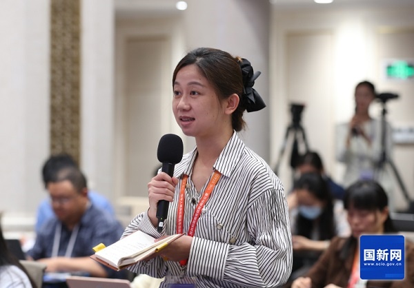  新闻发布会现场（刘健 摄）国务院新闻办新闻局副局长、新闻发言人&nbsp;贾惠丽:女士们、先生们，大家上午好！欢迎出席国务院新闻办新闻发布会。第四届中国国际供应链促进博览会将于6月22日至26日在北京举办。今天我们邀请到中国贸促会副会长李兴乾先生、副会长刘健男先生，请他们为大家介绍有关情况，并回答大家关心的问题。出席今天发布会的还有中国贸促会办公室主任杨宓先生。下面首先请李兴乾先生作介绍。李兴乾（徐想 摄）中国贸促会副会长 李兴乾：谢谢主持人。各位媒体朋友，非常高兴出席今天的新闻发布会。首先我谨代表中国贸促会，对社会各界和媒体朋友长期以来对中国贸促事业的关心支持表示衷心感谢！下面，我简要介绍第四届链博会有关情况。　　链博会于2023年创办，是贯彻落实习近平主席关于维护全球产供链稳定畅通重要倡议的实际行动，是全球首个以供应链合作为主题的国家级展会。经过前三届的精心培育，已经成为全球瞩目的国际经贸盛会和全球共享的国际公共产品。　　“十五五”规划纲要对建设现代化产业体系、促进国际产业与投资合作作出了重要部署。办好第四届链博会，是贯彻落实“十五五”规划纲要，推动高质量发展、扩大高水平对外开放的重要举措。　　第四届链博会将于6月22日至26日在北京中国国际展览中心顺义馆举办，由中国贸促会作为主办单位，中国国际展览中心集团有限公司是承办单位，主题是“链接世界，共创未来”。联合国贸易和发展会议、联合国国际贸易法委员会、世界知识产权组织、国际贸易中心、国际商会等5家国际组织继续担任支持单位。澳大利亚将担任第四届链博会主宾国，这是其首次以官方国家级身份正式参与链博会。本届链博会首次设立外国主宾省，分别由法国奥弗涅-罗讷-阿尔卑斯大区、意大利利古里亚大区担任。国内的主宾省有两个，分别是安徽省和海南省。　　6月22日上午举办第四届链博会开幕式，拟邀请中国国家领导人、外国政要、国际组织和跨国公司负责人出席。汇集全球工商界意见，我们将共同发布第四届链博会北京倡议。　　本届链博会设置“6链1展区”，分别是数智科技链、先进制造链、绿色农业链、健康生活链、智能汽车链、清洁能源链和一个供应链服务展区。截至目前，已有676家中外链主企业、专精特新企业和行业机构确认参展，来自85个国家、地区和国际组织。外资参展商比例达到36.5%，世界500强及行业龙头企业参展的占比超过65%。连同参展商带来的产供链上下游合作伙伴，实际参展商有望超过1200家。截至目前，确定组团来华观展洽谈的境外团组已超过150个，预计团组数量和规格都会超过上届。　　展期将举办60多场工商交流活动，发布2026版《全球供应链促进报告》和全球供应链韧性指数矩阵等最新的研究成果。　　第四届链博会进入倒计时30天。各项筹备工作正紧锣密鼓、扎实有序推进。欢迎中外各界新老朋友到链博会参观交流。本届展期22日下午至24日面向专业观众开放，25日至26日面向社会公众开放，目前专业观众、采购商、媒体记者和公众注册系统已经开放。所有注册观众均可免费入场。欢迎大家通过“中国贸促”微信公众号以及链博会官网、微信公众号等渠道提前注册，我们将竭诚做好服务。谢谢。贾惠丽邀请记者提问（栾海军 摄）贾惠丽： 　 &nbsp;&nbsp;感谢李会长的介绍。现在请大家提问，提问前请通报所在的新闻机构。  &nbsp; &nbsp;上游新闻记者提问（刘健 摄）Q1&nbsp;上游新闻&nbsp;记者&nbsp;作为“十五五”开局之年的重要国家级展会，本届链博会在服务国家战略、推动现代化产业体系建设方面，有哪些具体设计和安排？谢谢。李兴乾：谢谢您的提问，这个问题我来回答。贯彻“十五五”战略部署，展示“十五五”时期现代产业成长结构，是第四届链博会展陈设计的主线。关键词是融合化。有三个具体体现：　　第一，促进科技创新与产业创新深度融合。本届链博会展示传统产业提质升级新成果，更关注新兴产业和未来产业最新实践。今年先进制造链将专门设置低空经济产业链专区，将近30家行业领军企业联袂呈现从前沿技术、创新成果到发展趋势的全链条生态。创新链专区会进一步优化提升，将促进更多科技创新成果走出“实验室”，链接国内国外“大市场”。展期还将举办内地与香港创科合作的交流活动，推动香港与内地创新链高效协同。　　第二，促进先进制造业与现代服务业深度融合。本届链博会集中展现物流配送、金融支持、法律咨询等服务环节与生产制造有机融合的应用场景。全球物流业的领军企业将联动中国金融企业，展示智慧物流与现代运输、金融保险等专业服务创新协同案例。围绕促进贸易投资一体化发展，展期将邀请“投资机构进链博”。组织商事调解国际对话会以及商法培训咨询等活动，支持金融、商法服务赋能贸易创新和产业创新。　　第三是促进实体经济与数字经济深度融合。人工智能物理应用的新产业时代，正在加速到来。除数智科技链设置人工智能专区外，本届链博会各展区都将深度呈现人工智能赋能千行百业的生动实践。先进制造链将展现AI助力新型工业化的现实场景；绿色农业链将展现AI从田园到餐桌的深度应用；健康生活链将展示AI赋能精准医疗、药物创新和生活质量提升的最新成果；智能汽车链将展示AI在汽车研发、制造、生态协同等方面的创新应用；清洁能源链将呈现AI如何改变能源生产、调度和交易方式的实践；供应链服务展区将展现AI让跨境贸易、物流、金融从人力驱动转向智能调度的新路径。　　链博会是全球产供链网络的链接平台。对有志于创新与国际合作的中外企业来说，链博会是找朋友、找伙伴、找应用场景、找解决方案的资源富矿，不容错过。谢谢。中国财经报记者提问（刘健 摄）Q2&nbsp;中国财经报&nbsp;记者&nbsp;去年链博会设立的创新链很受关注，今年将继续提质升级，请问本届有哪些新变化值得期待？谢谢。刘健男（徐想 摄）中国贸促会副会长 刘健男：感谢您的提问，这个问题我来回答。去年链博会创新设置创新链专区，以“制度、载体、服务”为支点，打通知识产权确权、技术孵化到产业化落地全流程，就是要助力科技创新和产业创新深度融合，让实验室里的“金点子”变成产业发展的“金钥匙”。　　习近平总书记在今年全国两会参加江苏代表团审议时指出：“在促进创新链产业链资金链人才链深度融合、推动科技成果高效转化应用上探索新途径”。我们以此作为今年创新链专区的根本遵循，重点从去年的创新链、产业链“双链贯通”，升级为创新链、产业链、资金链、人才链“四链融合”。即以“政策、平台、协同”为切入点，集聚相关国际组织、政府部门、科研院所、科技平台、重点企业等15家主体，合力打造创新、产业、资本、人才同频共振的交流合作平台。此外，我们还将继续举办创新链专区活动，并首次发布创新链专区年度报告。　　中国贸促会拥有一支具有深厚历史底蕴、权威国际公信力和过硬专业素养的商事法律服务队伍。我们将充分发挥在商事仲裁调解、知识产权、经贸摩擦应对等领域的专业优势，联合多家专业机构，共同设立知识产权和法律服务工作站，在链博会现场为各类中外企业提供全流程、专业化的法律咨询服务，以高质量商事法律服务护航四链深度融合，促进新质生产力发展。　　“十五五”规划纲要提出，“加快涉外法治体系和能力建设，健全国际商事调解、仲裁、诉讼等机制。”我们将进一步做优做强商事法律服务，努力将链博会打造成为涉外法治工作的试验田和服务站。谢谢。极目新闻记者提问（刘健 摄） Q3&nbsp;极目新闻&nbsp;记者&nbsp;前三届链博会成果丰硕，参展企业达成了一大批合作协议及意向签约，能否介绍一下具体情况。对本届链博会的经贸合作成效，有哪些预期和展望？谢谢。杨宓（徐想 摄）中国贸促会办公室主任 &nbsp;杨宓：谢谢您的提问，这个问题我来回答。在去年国新办发布会上，我们曾经说链博会不追求成交额，更注重的是链接度。第三届链博会打造了链博会“找朋友”模式的3.0版本，近期我们也对历届重点参展商进行了调研回访，大多数展商都反映品牌影响力的提升、供应链朋友圈的扩大，收获了订单、合作协议、合作意向或者项目线索；超过半数的展商有效对接了供应链上下游的伙伴和相关政府部门等。　　虽然目前第四届链博会还没有开幕，但链博会“找朋友”的模式已经上升到4.0版本。至于4.0和3.0有什么区别？我总结为线上线下、国内国外、展前展后。　　线上线下是指线上AI赋能。依托我们自主研发的“飞展”数字展览平台，全面升级数字化供需对接功能，实现在线全年常态化对接。为展商、专业观众、采购商进行在线供需匹配，近两个月已经形成8892条匹配结果。　　线下彼此奔赴。去年的第三届链博会上我们成立了参展商联盟，并设立“6链1展区”专业委员会，首批207家成员企业覆盖行业链主以及专精特新、小巨人、隐形冠军等各类型企业。通过组织产业上下游交流、跨界交流、地方交流以及中外交流等各种活动，帮助企业找到供应链上的最佳合作伙伴。比如今年3月，在杭州举办了链博会浙江推介会暨机器人产业对接会，高通、英特尔、特斯拉等37家全球链主企业与100多家浙江本地企业洽谈合作，就取得了非常好的效果。　　国内国外是指：我们在各地方、各部门以及各驻外使领馆大力支持帮助下，依托全国贸促系统的广泛网络优势，在30个国家和地区以及国内相关省市举办了66场路演推介活动，并借助中国贸促会组织的多双边高层级活动和企业“千团出海”，积极宣介和推广链博会。这些活动规格高、内容实，很多外国领导人或者政商高级别代表出席，帮助企业高效对接了长期闻名未能见面的合作伙伴。　　展前展后大家就都很熟悉了，链博会不是买卖商品，企业间要想结成供应链上的长期合作伙伴，在短短5天的展期时间内远远不够。所以我们把工作重点拓展到了展前展后，推动供应商和专业观众从单纯的采购合作，转向产供链协同和长期的互利合作投资。今年我们还提前和各个地方进行对接，引导参展参会的境外团组赴地方进行深度考察交流，从链博会走向中国大江南北的广阔开放热土，让链博会永不落幕。　　谢谢您的提问。中央广播电视总台央视记者提问（刘健 摄） Q4中央广播电视总台央视&nbsp;记者&nbsp;我们知道链博会已经成功举办三届了，作为全球首个以供应链合作为主题的国家级展会，我们很想知道，在前三届成功的经验和积累之上，今年最大的创新和亮点是什么？谢谢。李兴乾：谢谢提问，我来回答您的问题。创新是链博会第一原则。第四届链博会可以观察到三个创新亮点。　　一是看到新趋势。本届链博会将聚焦加快培育发展新质生产力，实景展示中国现代化产业体系建设的历史性成就和发展方向，会实物化地展示产供链国际合作最新成果和未来趋势，为中国企业出海和外资企业深耕中国提供双向交流合作平台。　　二是体察新动能。本届链博会将“数字科技链”升级为“数智科技链”，首次设立了人工智能专区，去年创立的创新链专区也做了优化提质。今年是APEC“中国年”，本届链博会开幕前夕将举办2026年APEC工商领导人中国论坛。今年是海南自贸港封关运行的第一年，海南省作为链博会的主宾省，将突出现代服务业补链延链与制度创新，展示自贸港供应链国际合作机遇。雄安新区将首次独立参展，重点展示自主创新能力以及人工智能、空天科技等高端高新产业生态。展期发布的首发首展首秀有望超过160项。“链博首发站”将举办超过30场次的重磅首发活动。各参展企业会集中展示一批新产品、新技术、新服务、新场景，是值得关注的。　　三是结交新朋友。本届链博会参展国别和地区数量比上届有了进一步增长，来自芬兰、奥地利、哈萨克斯坦等13个国家的企业，来自联合国儿童基金会、联合国全球契约组织、国际许可贸易工作者协会等机构的代表都是首次参展。会有115家中外企业作为连续四届参展的“全勤生”，继续参展。我们不忘老朋友，拥抱新朋友。多家具有全球影响力的跨国链主企业首次亮相链博会，值得期待。谢谢大家。大象新闻记者提问（刘健 摄） Q5大象新闻&nbsp;记者&nbsp;今年是APEC“中国年”，据了解本届链博会开幕前夕将举办2026年APEC工商领导人中国论坛，请问论坛将聚焦哪些议题？请介绍一下论坛相关情况？谢谢。杨宓:谢谢您的提问，这个问题还是我来回答。今年是中国第三次，也是时隔12年再次担任APEC的东道主，中国贸促会具体负责组织APEC的工商系列活动，履行APEC工商咨询理事会（ABAC）中国秘书处的职责。6月21日，也就是链博会开幕前一天，APEC工商领导人中国论坛将在京举办，这是APEC“中国年”工商领域的一项标志性活动。论坛以开放、互通、协同：“链接亚太、共创未来”为主题，将设置开幕式和3场专题研讨，邀请ABAC代表、APEC国际秘书处负责人、中国政府部门代表以及世界500强跨国企业的负责人等亚太政商界重量级的嘉宾与会，分别围绕“深化区域经济一体化”“互联互通”“数字创新”3项亚太区域热点议题进行深入研讨，并对前不久在墨西哥召开的2026年ABAC第二次会议上成功通过的《ABAC关于支持亚太自贸区的声明》和《ABAC关于支持互联互通的声明》等相关重要成果进行一次中期盘点，为最终向APEC领导人非正式会议提交一份高质量的工商界政策建议进行充分动员和准备。　　我想强调的是，上述成果文件是21个APEC经济体代表协商一致通过的。今年恰逢APEC领导人提出亚太自由贸易区愿景20周年，在这一重要时间节点，亚太工商界发布持续推进亚太自贸区建设的联合声明，并呼吁在2014年北京会议成果的基础上，制定升级版的《APEC互联互通蓝图》，也充分反映了亚太工商界在维护产供链稳定畅通、推动普惠包容的经济全球化等方面的共同心声。　　APEC“中国年”秉持APEC一贯理念，以“建设亚太共同体，促进共同繁荣”为主题，对于链博会以链为名的核心理念高度契合、相互呼应。在本届链博会上，澳大利亚担任主宾国，APEC经济体企业、机构占外资参展商比例预计将达到40%，实现“6链1展区”的全覆盖。另外，我们还将组织中国论坛的参会嘉宾与链博会参展企业机构进行深入互动交流，让两场活动珠联璧合，产生“1+1>2”的超级效能。　　我相信，APEC工商领导人中国论坛必将为APEC“中国年”留下鲜明的中国印记。而APEC“中国年”与链博会的美妙相遇，也一定会碰撞出精彩难忘的火花。　　谢谢。羊城晚报记者提问（刘健 摄）Q6 羊城晚报&nbsp;记者本届链博会首次设立人工智能专区，将呈现从数据、算力到应用的全链条生态，请问有哪些AI龙头企业确认参展？观众在这个专区将看到或者体验到哪些“黑科技”或者哪些首发首秀的新产品？谢谢。李兴乾：谢谢关注人工智能专区。人工智能技术应用正在深刻地改变世界。第四届链博会将“数字科技链”升级为“数智科技链”，是顺应经济发展与科技进步规律的主动作为。　　本届链博会与全球知名的半导体公司共同策划，首次设立人工智能专区，是按照从数据与感知，到算力与算法，再到应用与解决方案的产业演进路径进行的系统化设计。展陈目标是全链条展现人工智能从数据采集、智能计算到场景落地的完整生态。专区集聚了英伟达、英特尔、高通、阿里巴巴等中外人工智能领域的领军企业，本身就是一场人工智能的“华山论剑”。　　本届链博会上，数字化、智能化应用将会无处不在，会覆盖展览展示、研讨交流、产业合作、智库成果以及服务保障的各环节。主宾省安徽省将以“人工智能+制造”为重点，展示智能网联汽车、新一代信息技术等硬核成果。以杭州“六小龙”为代表的浙江企业将携前沿成果亮相链博会。湖北将组织20多家高新技术企业专题展示具身智能产业链条。江苏等地方也将举办具身智能机器人产业推介对接活动。　　大家将有机会在链博会的展馆内体验到机器人志愿者、AI智能的导览员，智能机器人会成为相关活动的联合主持人。第四届链博会是数智链博会元年，可以更清晰地看见未来，体验未来。谢谢。凤凰卫视记者提问（刘健 摄） Q7 凤凰卫视&nbsp;记者刚才提到本届链博会工商交流活动多达60多场，能否介绍一下具体有哪些？对于中外企业开展产供链合作有什么样的帮助？谢谢。刘健男:谢谢您的提问，这个问题我来回答。链博会既要展链条、展生态、展场景，也要论思想、论技术、论未来。本届链博会期间，我们围绕产供链国际合作，同期将举办60多场形式多样、内容丰富的工商交流活动，亚欧基金、国际许可贸易工作者协会、国际标准化组织等国际组织负责人、多家世界500强及行业领军企业高管将应邀出席。活动安排，至少有以下四个特点：　　一是更有看点。在去年链博会上，黄仁勋和阿里研究院王坚院士的炉边对话备受瞩目，在这儿我可以向大家透露一下，今年链博会上还将有重要级嘉宾出席炉边对话，敬请大家期待。去年的“主宾国遇见主宾省”活动取得成功，今年中国主宾省海南将与外国主宾省意大利的利古里亚大区合作举办推介交流活动。本届链博会48%的外资参展商来自共建“一带一路”国家，我们将在展期举办“一带一路”贸易投资论坛、陆海新通道国际工商会合作圆桌会。此外，还将举办“链博之夜”参展企业交流会、参展商联盟工作会、金砖国家女性领导力论坛等各类交流活动。　　二是更趋前沿。供应链是一个全球的热词，本次同期举办的工商交流活动都紧扣产供链的韧性与合作。“6链1展区”继续举办主题活动，围绕相关领域热点话题，邀请全球政商学各界人士围绕行业新前景、新技术、新趋势开展研讨。同期还将围绕具身智能、智慧城市、物联网、电力碳足迹因子等前沿问题举办交流活动。我们一边看最棒的展，一边聊最热的事，一定会碰撞出不一样的火花。　　三是更多形式。将有来自13个国家和地区的政府机构、商协会、企业代表举行形式多样的国别推介会、政策解读会和行业对接会，既有多边和区域的APEC、中国东盟等主题活动，也有中国与澳大利亚、韩国、马来西亚等双边经贸活动。还有中外知名投资机构与产业领军企业的跨界交流，进一步促进资源在产供链纵向横向的高效流动与深度融合。　　四是更实成果。本届链博会将发布2026版《全球供应链促进报告》、全球供应链韧性指数矩阵等一批重磅研究成果，用量化数据揭示在地缘政治冲突、对等关税等对世界经济的冲击下，全球供应链韧性水平走势如何。　　更多内容，欢迎大家到链博会来亲身感受。谢谢。21世纪经济报道记者提问（刘健 摄）Q8 21世纪经济报道&nbsp;记者当前全球产业链供应链正在发生深刻调整，各方都在关注如何加强协作、共促稳定。除了办好链博会，中国贸促会围绕产业链供应链国际合作还开展了哪些工作？谢谢。李兴乾:感谢您的提问。链博会是中国的，也是世界的。国际标准化组织已经把“与供应链中的潜在商业伙伴建立联系和合作”写入了“展览”这个概念的全球术语定义。这是由链博会首创的全新的展览模式，它也标志着链博会的创新理念和功能模式，已经从中国实践上升为全球标准。中国贸促会促进产供链的国际合作，链博会是得力抓手，带动全国贸促系统各主要业务板块协同增效，正在实现贸易促进、投资促进、产业促进的“三促融合”。在贸易促进方面，全国贸促系统持续实施“千团出海”行动，去年共组织了2144个团组赴92个国家和地区考察洽谈。今年前五个月，中国贸促会已组织100批次团组出国访问，与外国国家元首及政要对话交流，帮助企业达成一系列合作成果。今年前4个月，我们履行出国经贸展览管理和服务的职责，支持46家组展单位、9700多家参展企业到39个国家（地区）开展了376个经贸展览项目，推介了中国制造和中国品牌。在双向投资方面，今年以来贸促会在境内外会见跨国公司领导人70多批次，依托服务外资企业工作专班，推动解决了一批外资企业在华经营发展的合理诉求，我们举办外资企业“地方行”、组织中外政企篮球邀请赛等品牌活动，推动中外企业主体多层面开展交流合作。同时，我们用好服务企业境外投资专项工作机制，参与海外综合服务体系建设，在“贸企通”服务平台开通了企业出海服务专区，促进产业链供应链合理有序跨境布局。在商事法律服务方面，落实新发布的仲裁法、商事调解条例等法律法规，发挥贸促领域的专业优势，为中外企业加强产供链合作保驾护航。今年以来，贸促会的相关单位办理专利、商标新申请1.8万件，其中为外国企业办理在华专利、商标新申请9600多件，同比增长8.2%。我们持续开展“合规强链”行动，为320家企业提供了合规辅导服务。在参与全球经济治理方面，组织我国工商界深度参与APEC、G20、金砖等多边机制下的工商界活动，深化与联合国有关机构、国际商会等重要国际组织的交流合作，广泛凝聚产供链合作共识，提出更多的中国主张、中国倡议，当好工商界参与国际经贸规则制定的利益代言人。谢谢。闪电新闻记者提问（刘健 摄）Q9 闪电新闻 记者第四届链博会备受关注，参展企业和观众数量非常众多，请问主办方将采取哪些举措来服务保障好参展企业和观众，让大家有更良好的参展观展体验？谢谢。 杨宓:谢谢您的提问，这个问题我来回答。本届链博会的展商、境外团组数量和中外媒体关注度都有很大提升，对我们服务保障工作也提出了更高要求。在此，我代表主办方向大家承诺，我们一定会全力以赴以最高标准、最严要求、最实举措让大家乘兴而来、满载而归。　　首先，链博会得到了各相关政府部门的大力支持。如国家市场监管总局连续四年为链博会提供政策保障，北京海关公布了支持第四届链博会的14项便利措施，并切实回应了展商诉求，出台了新的针对性支持政策。共青团北京市委员会、北京市志愿服务联合会今年将继续组织多所在京高校志愿者为中外展商、观众提供多语种服务，他们始终是链博会最青春洋溢的一道风景线。作为主办方，我们多措并举：　　以多元供给传递温度。馆内设立28个常设餐饮区，提供5000个就餐位，中央厨房日供餐能力高达3万份。同时我们也引入了国内外知名的连锁餐饮品牌，增设了特色餐车、轻食啤酒餐吧等个性化服务；甄选20家推荐酒店并全天候提供咨询和预订服务；从开幕前两天起在首都和大兴机场设置多个接待服务台，在展期设置通勤班车。　　以文化体验拓展交流。我们将为远道而来的境外代表团量身打造北京特色参观路线，提升海外嘉宾参会体验。我们的吉祥物链氪文创产品也实现了AI升级，搭载了专属语音交互大模型，可以进行多语种交流。我们还将推出磁悬浮链氪、链氪盲盒等多种限量新产品，非常值得期待。　　以严密保障确保安全。针对夏季办展，我们加强了食品安全管理，升级改造了空调系统，在展会现场设立了医疗急救点，与周边医院等建立了绿色通道，升级了安检流程、配备了现场秩序维护人员，也配齐配强消防装备器材等，确保大家进出顺畅、安心参展。我看到在座很多新闻媒体记者都是链博会的老朋友，我想告诉大家，我们新闻中心精心设计了功能分区，对网络、餐饮等软硬件配套设施进行了优化升级，届时将为大家提供全方位、高品质的服务保障，也热切期待大家的光临。　　最后也特别要说一下，我们在服务保障中也贯彻链博会绿色化办展理念，在参展、搭建、出行、餐饮、物流等各个方面各个环节使用环保可重复利用材料，并连续两年实现了场馆及配套设施的100%使用绿色电力，我们将不遗余力持续打造绿色链博、零碳链博。谢谢您的提问。贾惠丽:　　感谢，时间关系最后一个问题，请大家抓紧提问。香港大公文汇传媒集团记者提问（刘健 摄）Q10 香港大公文汇传媒集团 记者 上周中美元首刚刚在北京成功会晤，从贸促会的观察来看，中美工商界如何看待未来中美经贸关系的发展走向。在链博会这个平台上，中美合作有哪些体现？谢谢。刘健男:谢谢您的提问，这个问题我来回答。中美元首会晤全球瞩目，两国元首就事关两国和世界的重大问题深入交换意见，达成一系列的新共识。两国元首同意将构建“中美建设性战略稳定关系”作为中美关系的新定位，为中美关系提供战略指引。我们都知道，无论是做贸易还是投资，企业最在意的正是稳定性、确定性和可预期性。近期，多位随同特朗普总统访华的美国企业主要负责人到访了中国贸促会或者与我们进行了联系，他们都积极评价两国关系的新定位，看好中国经济及中美工商合作未来的发展。　　链博会是中美工商界开展务实合作的重要平台。从首届到今年的第四届，美国参展企业和机构数量始终位列链博会外资参展商的榜首。这次随访的多家世界500强美国企业都是链博会的“全勤生”或者“老朋友”。美国佛罗里达州、新墨西哥州、犹他州等多地政府部门、商协会还将组团专程来华观展，美国大豆出口协会等机构将举办专题推介活动。中美关系希望在人民，基础在民间，未来在青年，活力在地方。在当前纷繁复杂的国际经贸形势下，对于全球工商界，链字值千金！　　习近平主席强调，让2026年成为中美关系继往开来的历史性、标志性年份。中国贸促会以链博会为契机，多措并举贯彻落实两国元首会晤重要共识，为两国工商界交流合作穿针引线、铺路搭桥。今年以来，我们已在中美企业合作对接项目（CMP）项下，与美方先后共同举办了中美轨道交通行业交流会、CMP20周年活动暨篮球友谊赛等，6月还将在重庆开展通用航空主题交流，惠及更多中美的中小企业。　　党的二十届三中、四中全会以后，中国贸促会都在第一时间组织高规格中国企业家代表团成功访美。今年以来，陕西、山东、湖南、北京、贵州等多地贸促会先后组团赴美开展经贸交流。近期，许多中国企业也向我们表达了访美意愿，我们也在筹备适时组织中国企业赴美交流，立足中美关系新定位，促进两国工商界深化务实合作。　　两国元首一致同意相互支持，办好今年亚太经合组织领导人非正式会议和二十国集团峰会。作为APEC工商系列活动的主办方和中方参与二十国集团工商界活动的牵头单位，中国贸促会将全力办好APEC工商领导人峰会等活动，同包括美国工商界在内的各方一道，凝聚互利共赢共识，为全球经济治理贡献力量。谢谢。     贾惠丽: 今天的发布会就到这里，感谢各位发布人，感谢媒体朋友的参与，大家再见！