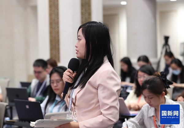  新闻发布会现场（刘健 摄）国务院新闻办新闻局副局长、新闻发言人&nbsp;贾惠丽:女士们、先生们，大家上午好！欢迎出席国务院新闻办新闻发布会。第四届中国国际供应链促进博览会将于6月22日至26日在北京举办。今天我们邀请到中国贸促会副会长李兴乾先生、副会长刘健男先生，请他们为大家介绍有关情况，并回答大家关心的问题。出席今天发布会的还有中国贸促会办公室主任杨宓先生。下面首先请李兴乾先生作介绍。李兴乾（徐想 摄）中国贸促会副会长 李兴乾：谢谢主持人。各位媒体朋友，非常高兴出席今天的新闻发布会。首先我谨代表中国贸促会，对社会各界和媒体朋友长期以来对中国贸促事业的关心支持表示衷心感谢！下面，我简要介绍第四届链博会有关情况。　　链博会于2023年创办，是贯彻落实习近平主席关于维护全球产供链稳定畅通重要倡议的实际行动，是全球首个以供应链合作为主题的国家级展会。经过前三届的精心培育，已经成为全球瞩目的国际经贸盛会和全球共享的国际公共产品。　　“十五五”规划纲要对建设现代化产业体系、促进国际产业与投资合作作出了重要部署。办好第四届链博会，是贯彻落实“十五五”规划纲要，推动高质量发展、扩大高水平对外开放的重要举措。　　第四届链博会将于6月22日至26日在北京中国国际展览中心顺义馆举办，由中国贸促会作为主办单位，中国国际展览中心集团有限公司是承办单位，主题是“链接世界，共创未来”。联合国贸易和发展会议、联合国国际贸易法委员会、世界知识产权组织、国际贸易中心、国际商会等5家国际组织继续担任支持单位。澳大利亚将担任第四届链博会主宾国，这是其首次以官方国家级身份正式参与链博会。本届链博会首次设立外国主宾省，分别由法国奥弗涅-罗讷-阿尔卑斯大区、意大利利古里亚大区担任。国内的主宾省有两个，分别是安徽省和海南省。　　6月22日上午举办第四届链博会开幕式，拟邀请中国国家领导人、外国政要、国际组织和跨国公司负责人出席。汇集全球工商界意见，我们将共同发布第四届链博会北京倡议。　　本届链博会设置“6链1展区”，分别是数智科技链、先进制造链、绿色农业链、健康生活链、智能汽车链、清洁能源链和一个供应链服务展区。截至目前，已有676家中外链主企业、专精特新企业和行业机构确认参展，来自85个国家、地区和国际组织。外资参展商比例达到36.5%，世界500强及行业龙头企业参展的占比超过65%。连同参展商带来的产供链上下游合作伙伴，实际参展商有望超过1200家。截至目前，确定组团来华观展洽谈的境外团组已超过150个，预计团组数量和规格都会超过上届。　　展期将举办60多场工商交流活动，发布2026版《全球供应链促进报告》和全球供应链韧性指数矩阵等最新的研究成果。　　第四届链博会进入倒计时30天。各项筹备工作正紧锣密鼓、扎实有序推进。欢迎中外各界新老朋友到链博会参观交流。本届展期22日下午至24日面向专业观众开放，25日至26日面向社会公众开放，目前专业观众、采购商、媒体记者和公众注册系统已经开放。所有注册观众均可免费入场。欢迎大家通过“中国贸促”微信公众号以及链博会官网、微信公众号等渠道提前注册，我们将竭诚做好服务。谢谢。贾惠丽邀请记者提问（栾海军 摄）贾惠丽： 　 &nbsp;&nbsp;感谢李会长的介绍。现在请大家提问，提问前请通报所在的新闻机构。  &nbsp; &nbsp;上游新闻记者提问（刘健 摄）Q1&nbsp;上游新闻&nbsp;记者&nbsp;作为“十五五”开局之年的重要国家级展会，本届链博会在服务国家战略、推动现代化产业体系建设方面，有哪些具体设计和安排？谢谢。李兴乾：谢谢您的提问，这个问题我来回答。贯彻“十五五”战略部署，展示“十五五”时期现代产业成长结构，是第四届链博会展陈设计的主线。关键词是融合化。有三个具体体现：　　第一，促进科技创新与产业创新深度融合。本届链博会展示传统产业提质升级新成果，更关注新兴产业和未来产业最新实践。今年先进制造链将专门设置低空经济产业链专区，将近30家行业领军企业联袂呈现从前沿技术、创新成果到发展趋势的全链条生态。创新链专区会进一步优化提升，将促进更多科技创新成果走出“实验室”，链接国内国外“大市场”。展期还将举办内地与香港创科合作的交流活动，推动香港与内地创新链高效协同。　　第二，促进先进制造业与现代服务业深度融合。本届链博会集中展现物流配送、金融支持、法律咨询等服务环节与生产制造有机融合的应用场景。全球物流业的领军企业将联动中国金融企业，展示智慧物流与现代运输、金融保险等专业服务创新协同案例。围绕促进贸易投资一体化发展，展期将邀请“投资机构进链博”。组织商事调解国际对话会以及商法培训咨询等活动，支持金融、商法服务赋能贸易创新和产业创新。　　第三是促进实体经济与数字经济深度融合。人工智能物理应用的新产业时代，正在加速到来。除数智科技链设置人工智能专区外，本届链博会各展区都将深度呈现人工智能赋能千行百业的生动实践。先进制造链将展现AI助力新型工业化的现实场景；绿色农业链将展现AI从田园到餐桌的深度应用；健康生活链将展示AI赋能精准医疗、药物创新和生活质量提升的最新成果；智能汽车链将展示AI在汽车研发、制造、生态协同等方面的创新应用；清洁能源链将呈现AI如何改变能源生产、调度和交易方式的实践；供应链服务展区将展现AI让跨境贸易、物流、金融从人力驱动转向智能调度的新路径。　　链博会是全球产供链网络的链接平台。对有志于创新与国际合作的中外企业来说，链博会是找朋友、找伙伴、找应用场景、找解决方案的资源富矿，不容错过。谢谢。中国财经报记者提问（刘健 摄）Q2&nbsp;中国财经报&nbsp;记者&nbsp;去年链博会设立的创新链很受关注，今年将继续提质升级，请问本届有哪些新变化值得期待？谢谢。刘健男（徐想 摄）中国贸促会副会长 刘健男：感谢您的提问，这个问题我来回答。去年链博会创新设置创新链专区，以“制度、载体、服务”为支点，打通知识产权确权、技术孵化到产业化落地全流程，就是要助力科技创新和产业创新深度融合，让实验室里的“金点子”变成产业发展的“金钥匙”。　　习近平总书记在今年全国两会参加江苏代表团审议时指出：“在促进创新链产业链资金链人才链深度融合、推动科技成果高效转化应用上探索新途径”。我们以此作为今年创新链专区的根本遵循，重点从去年的创新链、产业链“双链贯通”，升级为创新链、产业链、资金链、人才链“四链融合”。即以“政策、平台、协同”为切入点，集聚相关国际组织、政府部门、科研院所、科技平台、重点企业等15家主体，合力打造创新、产业、资本、人才同频共振的交流合作平台。此外，我们还将继续举办创新链专区活动，并首次发布创新链专区年度报告。　　中国贸促会拥有一支具有深厚历史底蕴、权威国际公信力和过硬专业素养的商事法律服务队伍。我们将充分发挥在商事仲裁调解、知识产权、经贸摩擦应对等领域的专业优势，联合多家专业机构，共同设立知识产权和法律服务工作站，在链博会现场为各类中外企业提供全流程、专业化的法律咨询服务，以高质量商事法律服务护航四链深度融合，促进新质生产力发展。　　“十五五”规划纲要提出，“加快涉外法治体系和能力建设，健全国际商事调解、仲裁、诉讼等机制。”我们将进一步做优做强商事法律服务，努力将链博会打造成为涉外法治工作的试验田和服务站。谢谢。极目新闻记者提问（刘健 摄） Q3&nbsp;极目新闻&nbsp;记者&nbsp;前三届链博会成果丰硕，参展企业达成了一大批合作协议及意向签约，能否介绍一下具体情况。对本届链博会的经贸合作成效，有哪些预期和展望？谢谢。杨宓（徐想 摄）中国贸促会办公室主任 &nbsp;杨宓：谢谢您的提问，这个问题我来回答。在去年国新办发布会上，我们曾经说链博会不追求成交额，更注重的是链接度。第三届链博会打造了链博会“找朋友”模式的3.0版本，近期我们也对历届重点参展商进行了调研回访，大多数展商都反映品牌影响力的提升、供应链朋友圈的扩大，收获了订单、合作协议、合作意向或者项目线索；超过半数的展商有效对接了供应链上下游的伙伴和相关政府部门等。　　虽然目前第四届链博会还没有开幕，但链博会“找朋友”的模式已经上升到4.0版本。至于4.0和3.0有什么区别？我总结为线上线下、国内国外、展前展后。　　线上线下是指线上AI赋能。依托我们自主研发的“飞展”数字展览平台，全面升级数字化供需对接功能，实现在线全年常态化对接。为展商、专业观众、采购商进行在线供需匹配，近两个月已经形成8892条匹配结果。　　线下彼此奔赴。去年的第三届链博会上我们成立了参展商联盟，并设立“6链1展区”专业委员会，首批207家成员企业覆盖行业链主以及专精特新、小巨人、隐形冠军等各类型企业。通过组织产业上下游交流、跨界交流、地方交流以及中外交流等各种活动，帮助企业找到供应链上的最佳合作伙伴。比如今年3月，在杭州举办了链博会浙江推介会暨机器人产业对接会，高通、英特尔、特斯拉等37家全球链主企业与100多家浙江本地企业洽谈合作，就取得了非常好的效果。　　国内国外是指：我们在各地方、各部门以及各驻外使领馆大力支持帮助下，依托全国贸促系统的广泛网络优势，在30个国家和地区以及国内相关省市举办了66场路演推介活动，并借助中国贸促会组织的多双边高层级活动和企业“千团出海”，积极宣介和推广链博会。这些活动规格高、内容实，很多外国领导人或者政商高级别代表出席，帮助企业高效对接了长期闻名未能见面的合作伙伴。　　展前展后大家就都很熟悉了，链博会不是买卖商品，企业间要想结成供应链上的长期合作伙伴，在短短5天的展期时间内远远不够。所以我们把工作重点拓展到了展前展后，推动供应商和专业观众从单纯的采购合作，转向产供链协同和长期的互利合作投资。今年我们还提前和各个地方进行对接，引导参展参会的境外团组赴地方进行深度考察交流，从链博会走向中国大江南北的广阔开放热土，让链博会永不落幕。　　谢谢您的提问。中央广播电视总台央视记者提问（刘健 摄） Q4中央广播电视总台央视&nbsp;记者&nbsp;我们知道链博会已经成功举办三届了，作为全球首个以供应链合作为主题的国家级展会，我们很想知道，在前三届成功的经验和积累之上，今年最大的创新和亮点是什么？谢谢。李兴乾：谢谢提问，我来回答您的问题。创新是链博会第一原则。第四届链博会可以观察到三个创新亮点。　　一是看到新趋势。本届链博会将聚焦加快培育发展新质生产力，实景展示中国现代化产业体系建设的历史性成就和发展方向，会实物化地展示产供链国际合作最新成果和未来趋势，为中国企业出海和外资企业深耕中国提供双向交流合作平台。　　二是体察新动能。本届链博会将“数字科技链”升级为“数智科技链”，首次设立了人工智能专区，去年创立的创新链专区也做了优化提质。今年是APEC“中国年”，本届链博会开幕前夕将举办2026年APEC工商领导人中国论坛。今年是海南自贸港封关运行的第一年，海南省作为链博会的主宾省，将突出现代服务业补链延链与制度创新，展示自贸港供应链国际合作机遇。雄安新区将首次独立参展，重点展示自主创新能力以及人工智能、空天科技等高端高新产业生态。展期发布的首发首展首秀有望超过160项。“链博首发站”将举办超过30场次的重磅首发活动。各参展企业会集中展示一批新产品、新技术、新服务、新场景，是值得关注的。　　三是结交新朋友。本届链博会参展国别和地区数量比上届有了进一步增长，来自芬兰、奥地利、哈萨克斯坦等13个国家的企业，来自联合国儿童基金会、联合国全球契约组织、国际许可贸易工作者协会等机构的代表都是首次参展。会有115家中外企业作为连续四届参展的“全勤生”，继续参展。我们不忘老朋友，拥抱新朋友。多家具有全球影响力的跨国链主企业首次亮相链博会，值得期待。谢谢大家。大象新闻记者提问（刘健 摄） Q5大象新闻&nbsp;记者&nbsp;今年是APEC“中国年”，据了解本届链博会开幕前夕将举办2026年APEC工商领导人中国论坛，请问论坛将聚焦哪些议题？请介绍一下论坛相关情况？谢谢。杨宓:谢谢您的提问，这个问题还是我来回答。今年是中国第三次，也是时隔12年再次担任APEC的东道主，中国贸促会具体负责组织APEC的工商系列活动，履行APEC工商咨询理事会（ABAC）中国秘书处的职责。6月21日，也就是链博会开幕前一天，APEC工商领导人中国论坛将在京举办，这是APEC“中国年”工商领域的一项标志性活动。论坛以开放、互通、协同：“链接亚太、共创未来”为主题，将设置开幕式和3场专题研讨，邀请ABAC代表、APEC国际秘书处负责人、中国政府部门代表以及世界500强跨国企业的负责人等亚太政商界重量级的嘉宾与会，分别围绕“深化区域经济一体化”“互联互通”“数字创新”3项亚太区域热点议题进行深入研讨，并对前不久在墨西哥召开的2026年ABAC第二次会议上成功通过的《ABAC关于支持亚太自贸区的声明》和《ABAC关于支持互联互通的声明》等相关重要成果进行一次中期盘点，为最终向APEC领导人非正式会议提交一份高质量的工商界政策建议进行充分动员和准备。　　我想强调的是，上述成果文件是21个APEC经济体代表协商一致通过的。今年恰逢APEC领导人提出亚太自由贸易区愿景20周年，在这一重要时间节点，亚太工商界发布持续推进亚太自贸区建设的联合声明，并呼吁在2014年北京会议成果的基础上，制定升级版的《APEC互联互通蓝图》，也充分反映了亚太工商界在维护产供链稳定畅通、推动普惠包容的经济全球化等方面的共同心声。　　APEC“中国年”秉持APEC一贯理念，以“建设亚太共同体，促进共同繁荣”为主题，对于链博会以链为名的核心理念高度契合、相互呼应。在本届链博会上，澳大利亚担任主宾国，APEC经济体企业、机构占外资参展商比例预计将达到40%，实现“6链1展区”的全覆盖。另外，我们还将组织中国论坛的参会嘉宾与链博会参展企业机构进行深入互动交流，让两场活动珠联璧合，产生“1+1>2”的超级效能。　　我相信，APEC工商领导人中国论坛必将为APEC“中国年”留下鲜明的中国印记。而APEC“中国年”与链博会的美妙相遇，也一定会碰撞出精彩难忘的火花。　　谢谢。羊城晚报记者提问（刘健 摄）Q6 羊城晚报&nbsp;记者本届链博会首次设立人工智能专区，将呈现从数据、算力到应用的全链条生态，请问有哪些AI龙头企业确认参展？观众在这个专区将看到或者体验到哪些“黑科技”或者哪些首发首秀的新产品？谢谢。李兴乾：谢谢关注人工智能专区。人工智能技术应用正在深刻地改变世界。第四届链博会将“数字科技链”升级为“数智科技链”，是顺应经济发展与科技进步规律的主动作为。　　本届链博会与全球知名的半导体公司共同策划，首次设立人工智能专区，是按照从数据与感知，到算力与算法，再到应用与解决方案的产业演进路径进行的系统化设计。展陈目标是全链条展现人工智能从数据采集、智能计算到场景落地的完整生态。专区集聚了英伟达、英特尔、高通、阿里巴巴等中外人工智能领域的领军企业，本身就是一场人工智能的“华山论剑”。　　本届链博会上，数字化、智能化应用将会无处不在，会覆盖展览展示、研讨交流、产业合作、智库成果以及服务保障的各环节。主宾省安徽省将以“人工智能+制造”为重点，展示智能网联汽车、新一代信息技术等硬核成果。以杭州“六小龙”为代表的浙江企业将携前沿成果亮相链博会。湖北将组织20多家高新技术企业专题展示具身智能产业链条。江苏等地方也将举办具身智能机器人产业推介对接活动。　　大家将有机会在链博会的展馆内体验到机器人志愿者、AI智能的导览员，智能机器人会成为相关活动的联合主持人。第四届链博会是数智链博会元年，可以更清晰地看见未来，体验未来。谢谢。凤凰卫视记者提问（刘健 摄） Q7 凤凰卫视&nbsp;记者刚才提到本届链博会工商交流活动多达60多场，能否介绍一下具体有哪些？对于中外企业开展产供链合作有什么样的帮助？谢谢。刘健男:谢谢您的提问，这个问题我来回答。链博会既要展链条、展生态、展场景，也要论思想、论技术、论未来。本届链博会期间，我们围绕产供链国际合作，同期将举办60多场形式多样、内容丰富的工商交流活动，亚欧基金、国际许可贸易工作者协会、国际标准化组织等国际组织负责人、多家世界500强及行业领军企业高管将应邀出席。活动安排，至少有以下四个特点：　　一是更有看点。在去年链博会上，黄仁勋和阿里研究院王坚院士的炉边对话备受瞩目，在这儿我可以向大家透露一下，今年链博会上还将有重要级嘉宾出席炉边对话，敬请大家期待。去年的“主宾国遇见主宾省”活动取得成功，今年中国主宾省海南将与外国主宾省意大利的利古里亚大区合作举办推介交流活动。本届链博会48%的外资参展商来自共建“一带一路”国家，我们将在展期举办“一带一路”贸易投资论坛、陆海新通道国际工商会合作圆桌会。此外，还将举办“链博之夜”参展企业交流会、参展商联盟工作会、金砖国家女性领导力论坛等各类交流活动。　　二是更趋前沿。供应链是一个全球的热词，本次同期举办的工商交流活动都紧扣产供链的韧性与合作。“6链1展区”继续举办主题活动，围绕相关领域热点话题，邀请全球政商学各界人士围绕行业新前景、新技术、新趋势开展研讨。同期还将围绕具身智能、智慧城市、物联网、电力碳足迹因子等前沿问题举办交流活动。我们一边看最棒的展，一边聊最热的事，一定会碰撞出不一样的火花。　　三是更多形式。将有来自13个国家和地区的政府机构、商协会、企业代表举行形式多样的国别推介会、政策解读会和行业对接会，既有多边和区域的APEC、中国东盟等主题活动，也有中国与澳大利亚、韩国、马来西亚等双边经贸活动。还有中外知名投资机构与产业领军企业的跨界交流，进一步促进资源在产供链纵向横向的高效流动与深度融合。　　四是更实成果。本届链博会将发布2026版《全球供应链促进报告》、全球供应链韧性指数矩阵等一批重磅研究成果，用量化数据揭示在地缘政治冲突、对等关税等对世界经济的冲击下，全球供应链韧性水平走势如何。　　更多内容，欢迎大家到链博会来亲身感受。谢谢。21世纪经济报道记者提问（刘健 摄）Q8 21世纪经济报道&nbsp;记者当前全球产业链供应链正在发生深刻调整，各方都在关注如何加强协作、共促稳定。除了办好链博会，中国贸促会围绕产业链供应链国际合作还开展了哪些工作？谢谢。李兴乾:感谢您的提问。链博会是中国的，也是世界的。国际标准化组织已经把“与供应链中的潜在商业伙伴建立联系和合作”写入了“展览”这个概念的全球术语定义。这是由链博会首创的全新的展览模式，它也标志着链博会的创新理念和功能模式，已经从中国实践上升为全球标准。中国贸促会促进产供链的国际合作，链博会是得力抓手，带动全国贸促系统各主要业务板块协同增效，正在实现贸易促进、投资促进、产业促进的“三促融合”。在贸易促进方面，全国贸促系统持续实施“千团出海”行动，去年共组织了2144个团组赴92个国家和地区考察洽谈。今年前五个月，中国贸促会已组织100批次团组出国访问，与外国国家元首及政要对话交流，帮助企业达成一系列合作成果。今年前4个月，我们履行出国经贸展览管理和服务的职责，支持46家组展单位、9700多家参展企业到39个国家（地区）开展了376个经贸展览项目，推介了中国制造和中国品牌。在双向投资方面，今年以来贸促会在境内外会见跨国公司领导人70多批次，依托服务外资企业工作专班，推动解决了一批外资企业在华经营发展的合理诉求，我们举办外资企业“地方行”、组织中外政企篮球邀请赛等品牌活动，推动中外企业主体多层面开展交流合作。同时，我们用好服务企业境外投资专项工作机制，参与海外综合服务体系建设，在“贸企通”服务平台开通了企业出海服务专区，促进产业链供应链合理有序跨境布局。在商事法律服务方面，落实新发布的仲裁法、商事调解条例等法律法规，发挥贸促领域的专业优势，为中外企业加强产供链合作保驾护航。今年以来，贸促会的相关单位办理专利、商标新申请1.8万件，其中为外国企业办理在华专利、商标新申请9600多件，同比增长8.2%。我们持续开展“合规强链”行动，为320家企业提供了合规辅导服务。在参与全球经济治理方面，组织我国工商界深度参与APEC、G20、金砖等多边机制下的工商界活动，深化与联合国有关机构、国际商会等重要国际组织的交流合作，广泛凝聚产供链合作共识，提出更多的中国主张、中国倡议，当好工商界参与国际经贸规则制定的利益代言人。谢谢。闪电新闻记者提问（刘健 摄）Q9 闪电新闻 记者第四届链博会备受关注，参展企业和观众数量非常众多，请问主办方将采取哪些举措来服务保障好参展企业和观众，让大家有更良好的参展观展体验？谢谢。 杨宓:谢谢您的提问，这个问题我来回答。本届链博会的展商、境外团组数量和中外媒体关注度都有很大提升，对我们服务保障工作也提出了更高要求。在此，我代表主办方向大家承诺，我们一定会全力以赴以最高标准、最严要求、最实举措让大家乘兴而来、满载而归。　　首先，链博会得到了各相关政府部门的大力支持。如国家市场监管总局连续四年为链博会提供政策保障，北京海关公布了支持第四届链博会的14项便利措施，并切实回应了展商诉求，出台了新的针对性支持政策。共青团北京市委员会、北京市志愿服务联合会今年将继续组织多所在京高校志愿者为中外展商、观众提供多语种服务，他们始终是链博会最青春洋溢的一道风景线。作为主办方，我们多措并举：　　以多元供给传递温度。馆内设立28个常设餐饮区，提供5000个就餐位，中央厨房日供餐能力高达3万份。同时我们也引入了国内外知名的连锁餐饮品牌，增设了特色餐车、轻食啤酒餐吧等个性化服务；甄选20家推荐酒店并全天候提供咨询和预订服务；从开幕前两天起在首都和大兴机场设置多个接待服务台，在展期设置通勤班车。　　以文化体验拓展交流。我们将为远道而来的境外代表团量身打造北京特色参观路线，提升海外嘉宾参会体验。我们的吉祥物链氪文创产品也实现了AI升级，搭载了专属语音交互大模型，可以进行多语种交流。我们还将推出磁悬浮链氪、链氪盲盒等多种限量新产品，非常值得期待。　　以严密保障确保安全。针对夏季办展，我们加强了食品安全管理，升级改造了空调系统，在展会现场设立了医疗急救点，与周边医院等建立了绿色通道，升级了安检流程、配备了现场秩序维护人员，也配齐配强消防装备器材等，确保大家进出顺畅、安心参展。我看到在座很多新闻媒体记者都是链博会的老朋友，我想告诉大家，我们新闻中心精心设计了功能分区，对网络、餐饮等软硬件配套设施进行了优化升级，届时将为大家提供全方位、高品质的服务保障，也热切期待大家的光临。　　最后也特别要说一下，我们在服务保障中也贯彻链博会绿色化办展理念，在参展、搭建、出行、餐饮、物流等各个方面各个环节使用环保可重复利用材料，并连续两年实现了场馆及配套设施的100%使用绿色电力，我们将不遗余力持续打造绿色链博、零碳链博。谢谢您的提问。贾惠丽:　　感谢，时间关系最后一个问题，请大家抓紧提问。香港大公文汇传媒集团记者提问（刘健 摄）Q10 香港大公文汇传媒集团 记者 上周中美元首刚刚在北京成功会晤，从贸促会的观察来看，中美工商界如何看待未来中美经贸关系的发展走向。在链博会这个平台上，中美合作有哪些体现？谢谢。刘健男:谢谢您的提问，这个问题我来回答。中美元首会晤全球瞩目，两国元首就事关两国和世界的重大问题深入交换意见，达成一系列的新共识。两国元首同意将构建“中美建设性战略稳定关系”作为中美关系的新定位，为中美关系提供战略指引。我们都知道，无论是做贸易还是投资，企业最在意的正是稳定性、确定性和可预期性。近期，多位随同特朗普总统访华的美国企业主要负责人到访了中国贸促会或者与我们进行了联系，他们都积极评价两国关系的新定位，看好中国经济及中美工商合作未来的发展。　　链博会是中美工商界开展务实合作的重要平台。从首届到今年的第四届，美国参展企业和机构数量始终位列链博会外资参展商的榜首。这次随访的多家世界500强美国企业都是链博会的“全勤生”或者“老朋友”。美国佛罗里达州、新墨西哥州、犹他州等多地政府部门、商协会还将组团专程来华观展，美国大豆出口协会等机构将举办专题推介活动。中美关系希望在人民，基础在民间，未来在青年，活力在地方。在当前纷繁复杂的国际经贸形势下，对于全球工商界，链字值千金！　　习近平主席强调，让2026年成为中美关系继往开来的历史性、标志性年份。中国贸促会以链博会为契机，多措并举贯彻落实两国元首会晤重要共识，为两国工商界交流合作穿针引线、铺路搭桥。今年以来，我们已在中美企业合作对接项目（CMP）项下，与美方先后共同举办了中美轨道交通行业交流会、CMP20周年活动暨篮球友谊赛等，6月还将在重庆开展通用航空主题交流，惠及更多中美的中小企业。　　党的二十届三中、四中全会以后，中国贸促会都在第一时间组织高规格中国企业家代表团成功访美。今年以来，陕西、山东、湖南、北京、贵州等多地贸促会先后组团赴美开展经贸交流。近期，许多中国企业也向我们表达了访美意愿，我们也在筹备适时组织中国企业赴美交流，立足中美关系新定位，促进两国工商界深化务实合作。　　两国元首一致同意相互支持，办好今年亚太经合组织领导人非正式会议和二十国集团峰会。作为APEC工商系列活动的主办方和中方参与二十国集团工商界活动的牵头单位，中国贸促会将全力办好APEC工商领导人峰会等活动，同包括美国工商界在内的各方一道，凝聚互利共赢共识，为全球经济治理贡献力量。谢谢。     贾惠丽: 今天的发布会就到这里，感谢各位发布人，感谢媒体朋友的参与，大家再见！